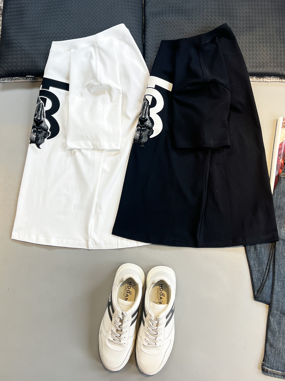 P120🍀【新品】香港洋行渠道货.2025夏季新品Bur*erry 全是残缺肖像植绒标识短袖T恤 .精简魅力在于创造了奢华感的时尚,随意搭配感受英式风格独特气质.针织棉面料,质地手感都是完完全全的精品力作,舒爽透气,裁剪版型的功底见证英式经典的魅力所在.焕然一新的典藏级别TB标签无需刻意去解释.全新刺绣+立体植绒工艺制作,色泽及立体感彰显无以比拟的精细度及优越性....
颜色：黑色 白色 
尺码：S M L XL XXL
尺码数据：
S码:胸围102cm-肩宽45cm-衣长69cm-袖长22cm
M码:胸围106cm-肩宽46cm-衣长70cm-袖长23cm
L码:胸围110cm-肩宽47cm-衣长71cm-袖长24cm
XL码:胸围114cm-肩宽48cm-衣长72cm-袖长25cm
XXL码:胸围118cm-肩宽49cm-衣长73cm-袖长26cm
