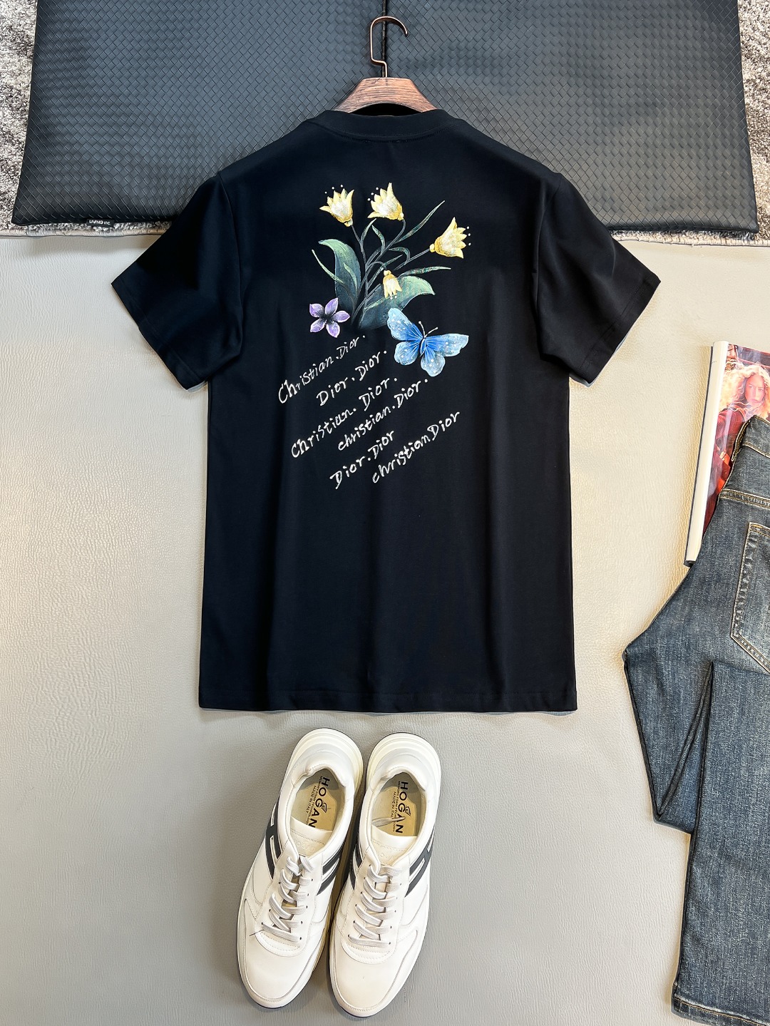 P120🍀【新品】贸易公司洋行货，重磅高级心水之物，2025春夏新款Di*r 茹伊蝴蝶印花标识男士短袖T恤。CD经典时髦字母风潮,凝聚独特技艺与灵巧的创意.简约而不失精炼风范…胸前Di*r 数码印花立体美观,后背草写签名Christian Di*r 与蓝色茹伊蝴蝶花卉印花,视觉效果彰显百态的奢华体验.平纹针织棉面料,细致工艺技术最高的面料标准.完美细腻的质感让着身更为舒适透气.现代休闲化裁剪工整细致,铸就独特造型魅力.
颜色：黑色 白色 
尺码：S M L XL XXL
尺码数据：
S码:胸围102cm-肩宽45cm-衣长69cm-袖长22cm
M码:胸围106cm-肩宽46cm-衣长70cm-袖长23cm
L码:胸围110cm-肩宽47cm-衣长71cm-袖长24cm
XL码:胸围114cm-肩宽48cm-衣长72cm-袖长25cm
XXL码:胸围118cm-肩宽49cm-衣长73cm-袖长26cm