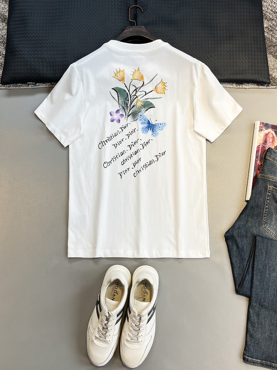 P120🍀【新品】贸易公司洋行货，重磅高级心水之物，2025春夏新款Di*r 茹伊蝴蝶印花标识男士短袖T恤。CD经典时髦字母风潮,凝聚独特技艺与灵巧的创意.简约而不失精炼风范…胸前Di*r 数码印花立体美观,后背草写签名Christian Di*r 与蓝色茹伊蝴蝶花卉印花,视觉效果彰显百态的奢华体验.平纹针织棉面料,细致工艺技术最高的面料标准.完美细腻的质感让着身更为舒适透气.现代休闲化裁剪工整细致,铸就独特造型魅力.
颜色：黑色 白色 
尺码：S M L XL XXL
尺码数据：
S码:胸围102cm-肩宽45cm-衣长69cm-袖长22cm
M码:胸围106cm-肩宽46cm-衣长70cm-袖长23cm
L码:胸围110cm-肩宽47cm-衣长71cm-袖长24cm
XL码:胸围114cm-肩宽48cm-衣长72cm-袖长25cm
XXL码:胸围118cm-肩宽49cm-衣长73cm-袖长26cm
