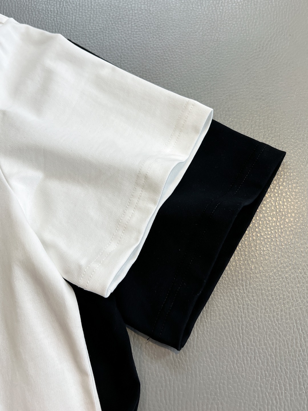 P120🍀【新品】贸易公司洋行货，重磅高级心水之物，2025春夏新款Di*r 茹伊蝴蝶印花标识男士短袖T恤。CD经典时髦字母风潮,凝聚独特技艺与灵巧的创意.简约而不失精炼风范…胸前Di*r 数码印花立体美观,后背草写签名Christian Di*r 与蓝色茹伊蝴蝶花卉印花,视觉效果彰显百态的奢华体验.平纹针织棉面料,细致工艺技术最高的面料标准.完美细腻的质感让着身更为舒适透气.现代休闲化裁剪工整细致,铸就独特造型魅力.
颜色：黑色 白色 
尺码：S M L XL XXL
尺码数据：
S码:胸围102cm-肩宽45cm-衣长69cm-袖长22cm
M码:胸围106cm-肩宽46cm-衣长70cm-袖长23cm
L码:胸围110cm-肩宽47cm-衣长71cm-袖长24cm
XL码:胸围114cm-肩宽48cm-衣长72cm-袖长25cm
XXL码:胸围118cm-肩宽49cm-衣长73cm-袖长26cm