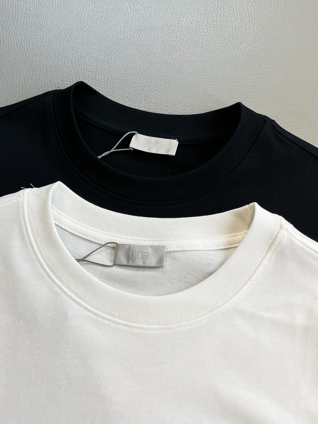 P120🍀【新品】贸易公司洋行货，重磅高级心水之物，2025春夏新款Di*r 茹伊蝴蝶印花标识男士短袖T恤。CD经典时髦字母风潮,凝聚独特技艺与灵巧的创意.简约而不失精炼风范…胸前Di*r 数码印花立体美观,后背草写签名Christian Di*r 与蓝色茹伊蝴蝶花卉印花,视觉效果彰显百态的奢华体验.平纹针织棉面料,细致工艺技术最高的面料标准.完美细腻的质感让着身更为舒适透气.现代休闲化裁剪工整细致,铸就独特造型魅力.
颜色：黑色 白色 
尺码：S M L XL XXL
尺码数据：
S码:胸围102cm-肩宽45cm-衣长69cm-袖长22cm
M码:胸围106cm-肩宽46cm-衣长70cm-袖长23cm
L码:胸围110cm-肩宽47cm-衣长71cm-袖长24cm
XL码:胸围114cm-肩宽48cm-衣长72cm-袖长25cm
XXL码:胸围118cm-肩宽49cm-衣长73cm-袖长26cm