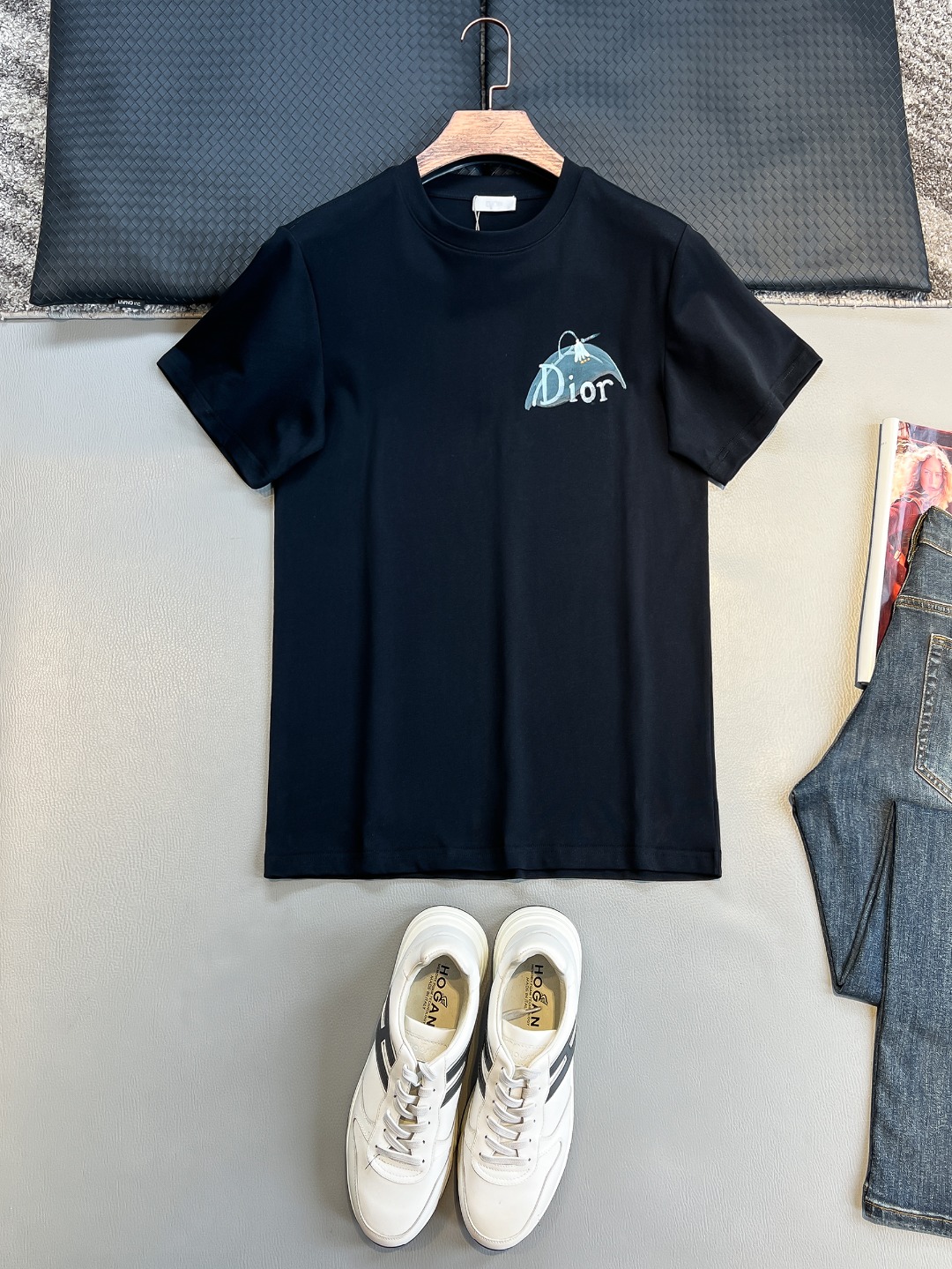 P120🍀【新品】贸易公司洋行货，重磅高级心水之物，2025春夏新款Di*r 茹伊蝴蝶印花标识男士短袖T恤。CD经典时髦字母风潮,凝聚独特技艺与灵巧的创意.简约而不失精炼风范…胸前Di*r 数码印花立体美观,后背草写签名Christian Di*r 与蓝色茹伊蝴蝶花卉印花,视觉效果彰显百态的奢华体验.平纹针织棉面料,细致工艺技术最高的面料标准.完美细腻的质感让着身更为舒适透气.现代休闲化裁剪工整细致,铸就独特造型魅力.
颜色：黑色 白色 
尺码：S M L XL XXL
尺码数据：
S码:胸围102cm-肩宽45cm-衣长69cm-袖长22cm
M码:胸围106cm-肩宽46cm-衣长70cm-袖长23cm
L码:胸围110cm-肩宽47cm-衣长71cm-袖长24cm
XL码:胸围114cm-肩宽48cm-衣长72cm-袖长25cm
XXL码:胸围118cm-肩宽49cm-衣长73cm-袖长26cm