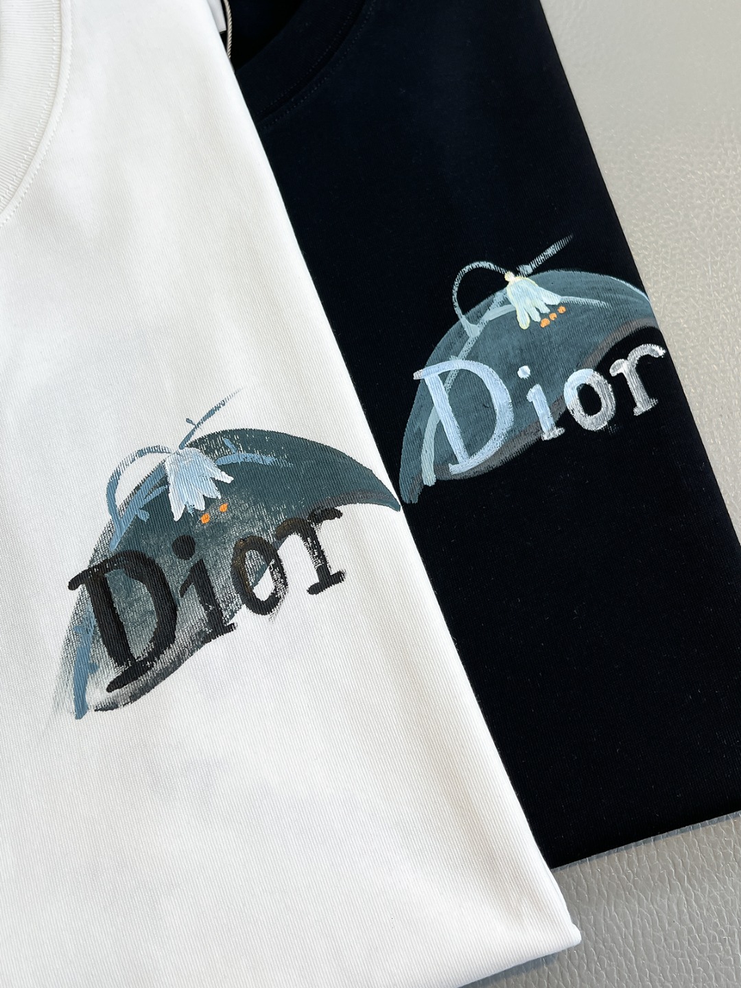 P120🍀【新品】贸易公司洋行货，重磅高级心水之物，2025春夏新款Di*r 茹伊蝴蝶印花标识男士短袖T恤。CD经典时髦字母风潮,凝聚独特技艺与灵巧的创意.简约而不失精炼风范…胸前Di*r 数码印花立体美观,后背草写签名Christian Di*r 与蓝色茹伊蝴蝶花卉印花,视觉效果彰显百态的奢华体验.平纹针织棉面料,细致工艺技术最高的面料标准.完美细腻的质感让着身更为舒适透气.现代休闲化裁剪工整细致,铸就独特造型魅力.
颜色：黑色 白色 
尺码：S M L XL XXL
尺码数据：
S码:胸围102cm-肩宽45cm-衣长69cm-袖长22cm
M码:胸围106cm-肩宽46cm-衣长70cm-袖长23cm
L码:胸围110cm-肩宽47cm-衣长71cm-袖长24cm
XL码:胸围114cm-肩宽48cm-衣长72cm-袖长25cm
XXL码:胸围118cm-肩宽49cm-衣长73cm-袖长26cm