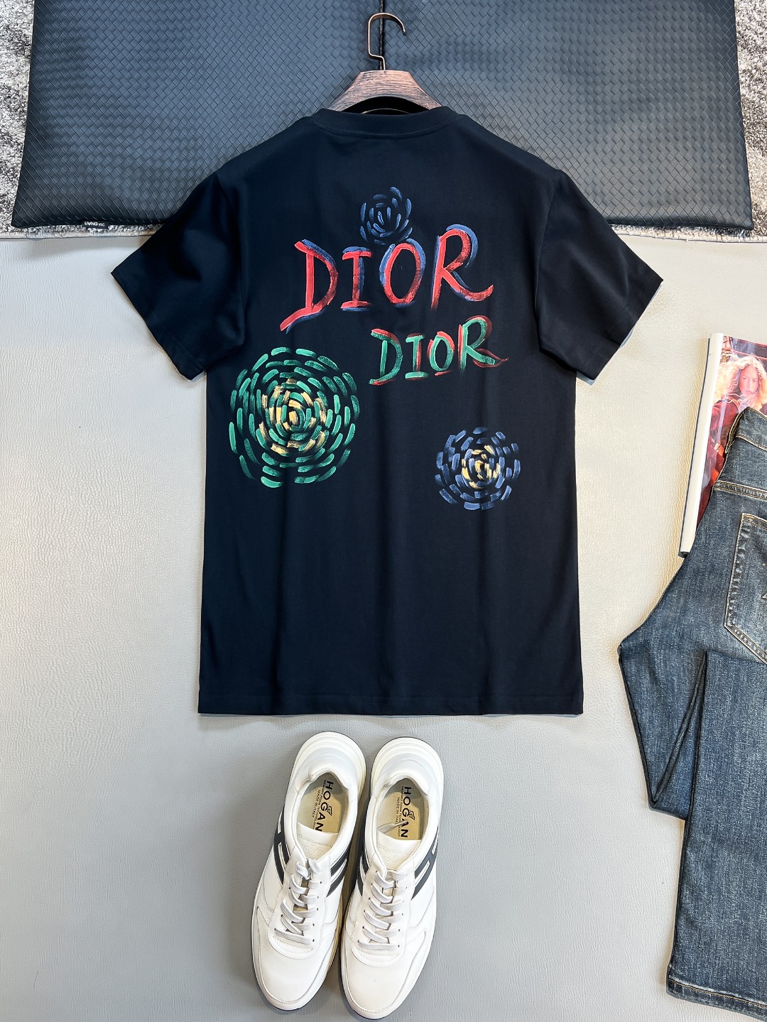 P120🍀【新品】贸易公司洋行货，重磅高级心水之物，2025春夏新款Di*r 手绘彩色标识印花男士短袖T恤。CD经典时髦字母风潮,凝聚独特技艺与灵巧的创意.简约而不失精炼风范…胸前Di*r 数码印花立体美观,后背Di*r 花卉印花,视觉效果彰显百态的奢华体验.平纹针织棉面料,细致工艺技术最高的面料标准.完美细腻的质感让着身更为舒适透气.现代休闲化裁剪工整细致,铸就独特造型魅力.
颜色：黑色 白色 
尺码：S M L XL XXL
尺码数据：
S码:胸围102cm-肩宽45cm-衣长69cm-袖长22cm
M码:胸围106cm-肩宽46cm-衣长70cm-袖长23cm
L码:胸围110cm-肩宽47cm-衣长71cm-袖长24cm
XL码:胸围114cm-肩宽48cm-衣长72cm-袖长25cm
XXL码:胸围118cm-肩宽49cm-衣长73cm-袖长26cm