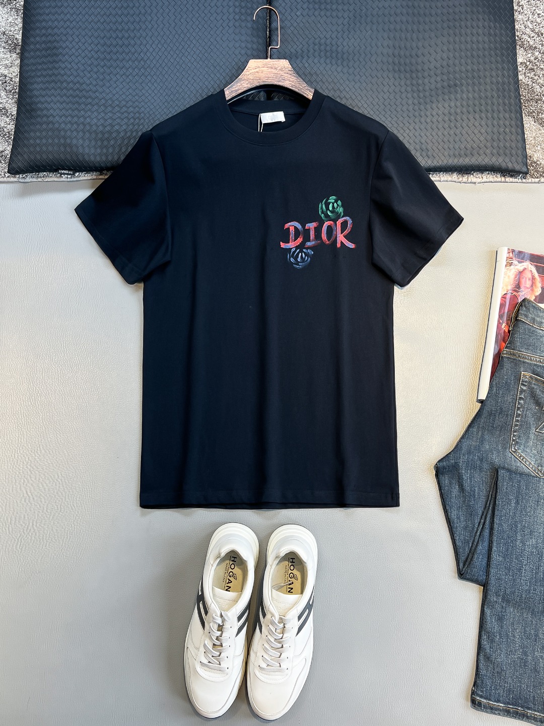 P120🍀【新品】贸易公司洋行货，重磅高级心水之物，2025春夏新款Di*r 手绘彩色标识印花男士短袖T恤。CD经典时髦字母风潮,凝聚独特技艺与灵巧的创意.简约而不失精炼风范…胸前Di*r 数码印花立体美观,后背Di*r 花卉印花,视觉效果彰显百态的奢华体验.平纹针织棉面料,细致工艺技术最高的面料标准.完美细腻的质感让着身更为舒适透气.现代休闲化裁剪工整细致,铸就独特造型魅力.
颜色：黑色 白色 
尺码：S M L XL XXL
尺码数据：
S码:胸围102cm-肩宽45cm-衣长69cm-袖长22cm
M码:胸围106cm-肩宽46cm-衣长70cm-袖长23cm
L码:胸围110cm-肩宽47cm-衣长71cm-袖长24cm
XL码:胸围114cm-肩宽48cm-衣长72cm-袖长25cm
XXL码:胸围118cm-肩宽49cm-衣长73cm-袖长26cm