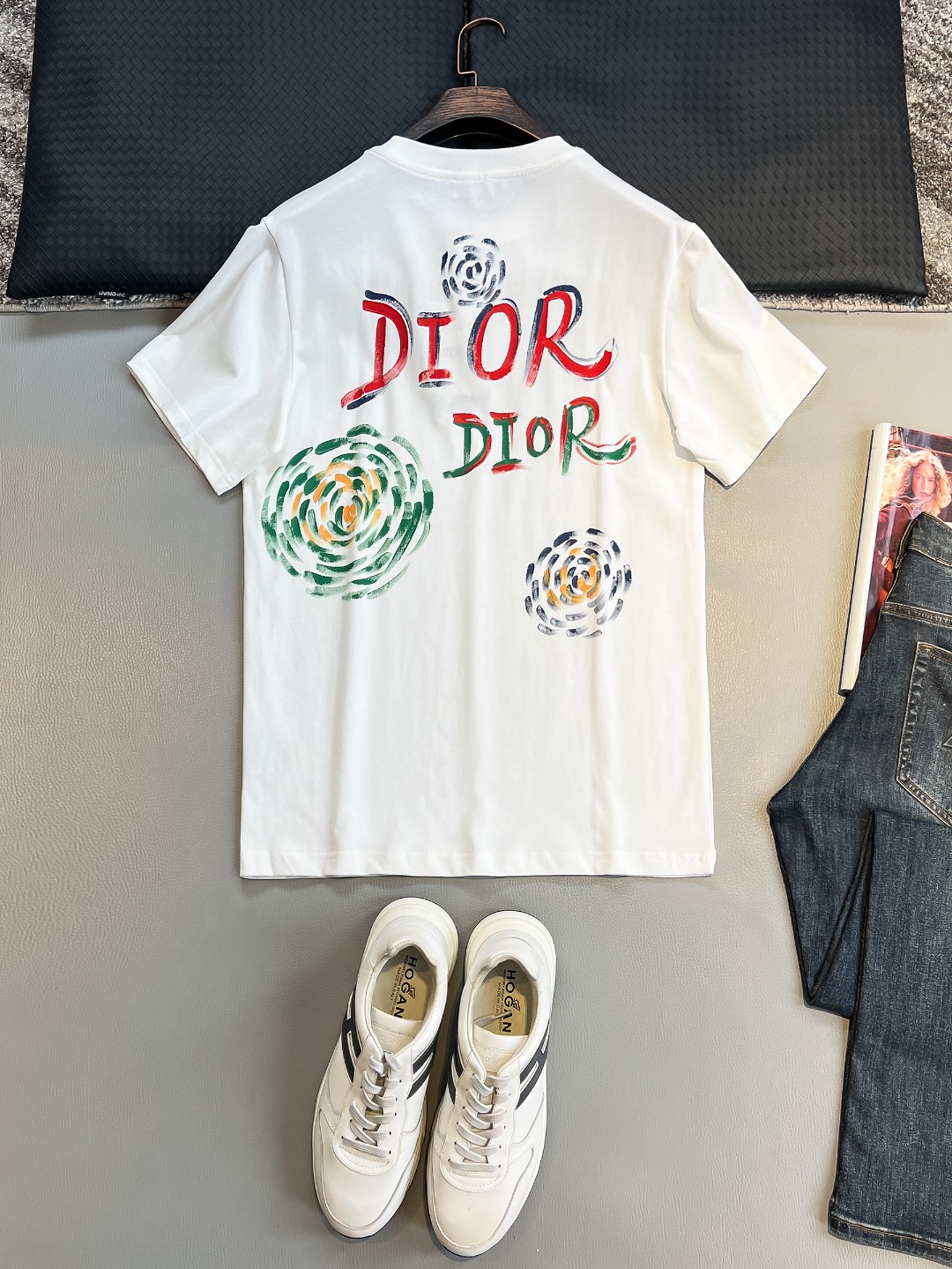 P120🍀【新品】贸易公司洋行货，重磅高级心水之物，2025春夏新款Di*r 手绘彩色标识印花男士短袖T恤。CD经典时髦字母风潮,凝聚独特技艺与灵巧的创意.简约而不失精炼风范…胸前Di*r 数码印花立体美观,后背Di*r 花卉印花,视觉效果彰显百态的奢华体验.平纹针织棉面料,细致工艺技术最高的面料标准.完美细腻的质感让着身更为舒适透气.现代休闲化裁剪工整细致,铸就独特造型魅力.
颜色：黑色 白色 
尺码：S M L XL XXL
尺码数据：
S码:胸围102cm-肩宽45cm-衣长69cm-袖长22cm
M码:胸围106cm-肩宽46cm-衣长70cm-袖长23cm
L码:胸围110cm-肩宽47cm-衣长71cm-袖长24cm
XL码:胸围114cm-肩宽48cm-衣长72cm-袖长25cm
XXL码:胸围118cm-肩宽49cm-衣长73cm-袖长26cm