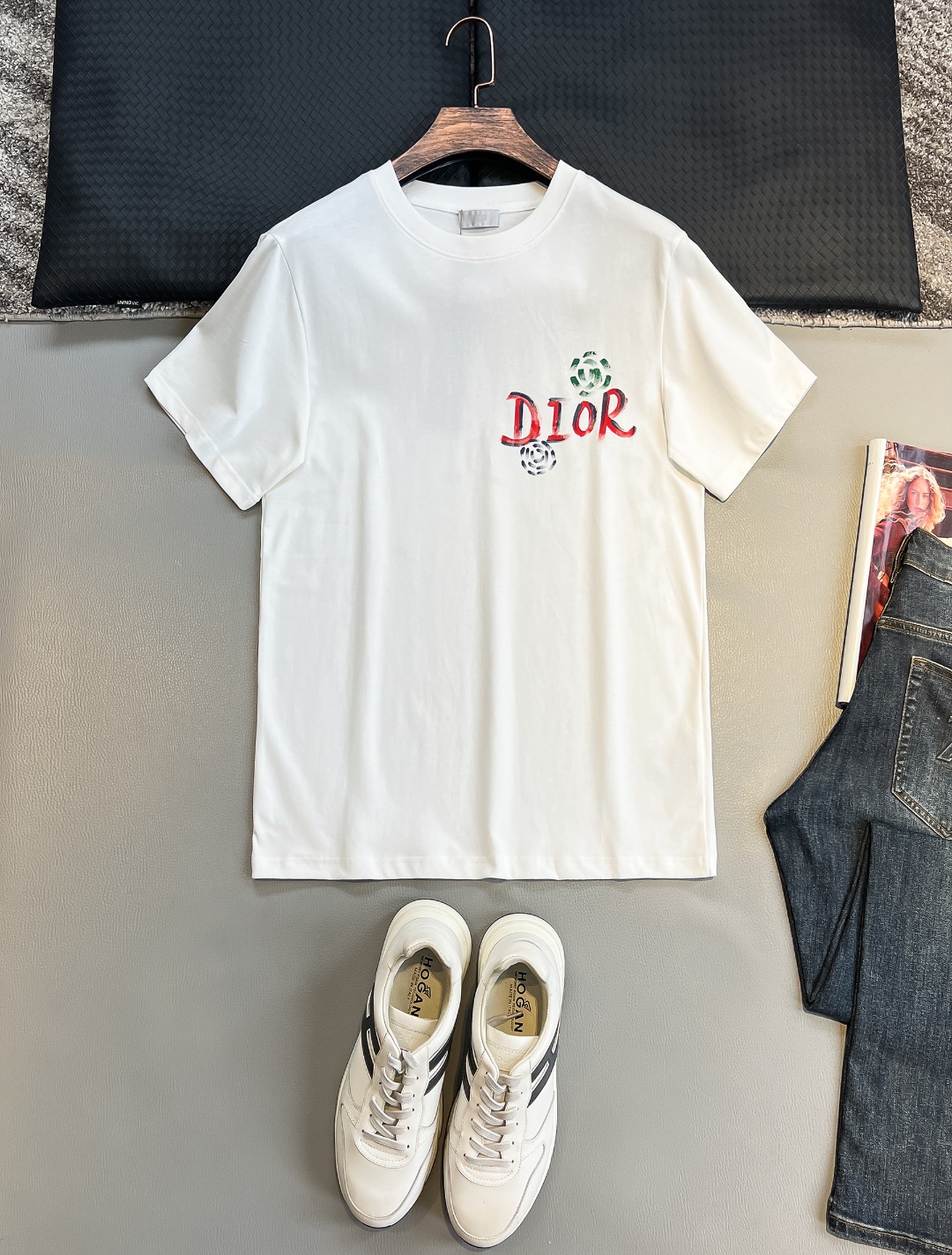 P120🍀【新品】贸易公司洋行货，重磅高级心水之物，2025春夏新款Di*r 手绘彩色标识印花男士短袖T恤。CD经典时髦字母风潮,凝聚独特技艺与灵巧的创意.简约而不失精炼风范…胸前Di*r 数码印花立体美观,后背Di*r 花卉印花,视觉效果彰显百态的奢华体验.平纹针织棉面料,细致工艺技术最高的面料标准.完美细腻的质感让着身更为舒适透气.现代休闲化裁剪工整细致,铸就独特造型魅力.
颜色：黑色 白色 
尺码：S M L XL XXL
尺码数据：
S码:胸围102cm-肩宽45cm-衣长69cm-袖长22cm
M码:胸围106cm-肩宽46cm-衣长70cm-袖长23cm
L码:胸围110cm-肩宽47cm-衣长71cm-袖长24cm
XL码:胸围114cm-肩宽48cm-衣长72cm-袖长25cm
XXL码:胸围118cm-肩宽49cm-衣长73cm-袖长26cm