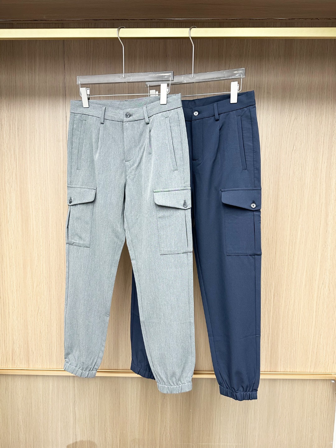 NO:440241,-New Products] Shanghai Trading Company Order, Pure Blood Quality, New Summer Brun*llo Cuci*elli Men's High-end Fashion Working Leisure Pants!  Fashion with typical Italian style is quite exquisite in fabric selection and craftsmanship, which is very consistent with the aesthetic tone of BC and has a strong sense of design. The improved design of trousers is balanced with the relationship between seriousness and leisure. The trouser legs are closed, which enriches the visual and brings a sense of fashion!  The pure cotton walnut yarn fabric imported from Italy is a unique type on the market. It has a century-old workshop fixed weaving and dyeing, creating a very luxurious feature. The fabric attributes are extremely comfortable and delicate, with a cool feeling, and it has invincible breathability, making the experience wonderful!  The details are exquisite and exquisite. The auxiliary materials are customized for customers, and the horn buckles and metal zippers are provided. The upper body has excellent effect and a full light luxury aura. In terms of outfits, a pair of pants with zero collision rate can be used. You can control the trendy outfits or commuting and leisure!  Color blue Gray Size 30 31 32 33 34 36 38 Size data 30 size waist 78cm-shift 28cm-leg circumference 29cm-trouser length 99cm 31 size waist 82cm-shift 29cm-leg circumference 30cm-trouser length 100cm 32 size waist 86cm-shift 30cm-leg circumference 31cm-trouser length 101cm 33 size waist 90cm-shift 31cm-leg circumference 32cm-trouser length 102cm 34 size waist 94cm-shift 32cm-leg circumference 33cm-trouser length 103cm 36 size waist 98cm-shift 33cm-leg circumference 34cm-trouser length 104cm  38 size waist circumference 102cm - gear 34cm - leg circumference 35cm - pants length 105cm, brunello cucinelli, alexander wang19860909-新品】上海贸易公司订单,纯正血统品质,夏季新款Brun*llo Cuci*elli 男士高端时装款工装休闲裤！颇具意大利典型风格的时装,在面料选取和工艺方面都相当考究,极符合 BC美学基调,设计感方面极强,西裤工装改良设计,平衡了严肃与休闲之间的关系,裤脚运用收口处理,即丰富了视觉亦让时髦感加持！意大利进口的纯棉华呢达捻纱线面料,市面上独一无二的类型,百年工坊定织定染,缔造出非常奢华的特性,面料属性极为舒适细腻,自带清凉感,且拥有无敌的透气性,体验感妙不可言！细节方面精致考究,辅料全系客供定制,客供牛角扣及金属拉链,上身效果极佳,满满的轻奢气场,穿搭方面混搭性极高一款裤装,零撞款率的类型,户外出街潮搭或者通勤休闲皆可驾驭！ 颜色蓝色 灰色 尺码30 31 32 33 34 36 38 尺码数据 30码腰围78cm-档位28cm-腿围29cm-裤长99cm 31码腰围82cm-档位29cm-腿围30cm-裤长100cm 32码腰围86cm-档位30cm-腿围31cm-裤长101cm 33码腰围90cm-档位31cm-腿围32cm-裤长102cm 34码腰围94cm-档位32cm-腿围33cm-裤长103cm 36码腰围98cm-档位33cm-腿围34cm-裤长104cm 38码腰围102cm-档位34cm-腿围35cm-裤长105cm,,brunello cucinelli,alexander wang,Men's clothing