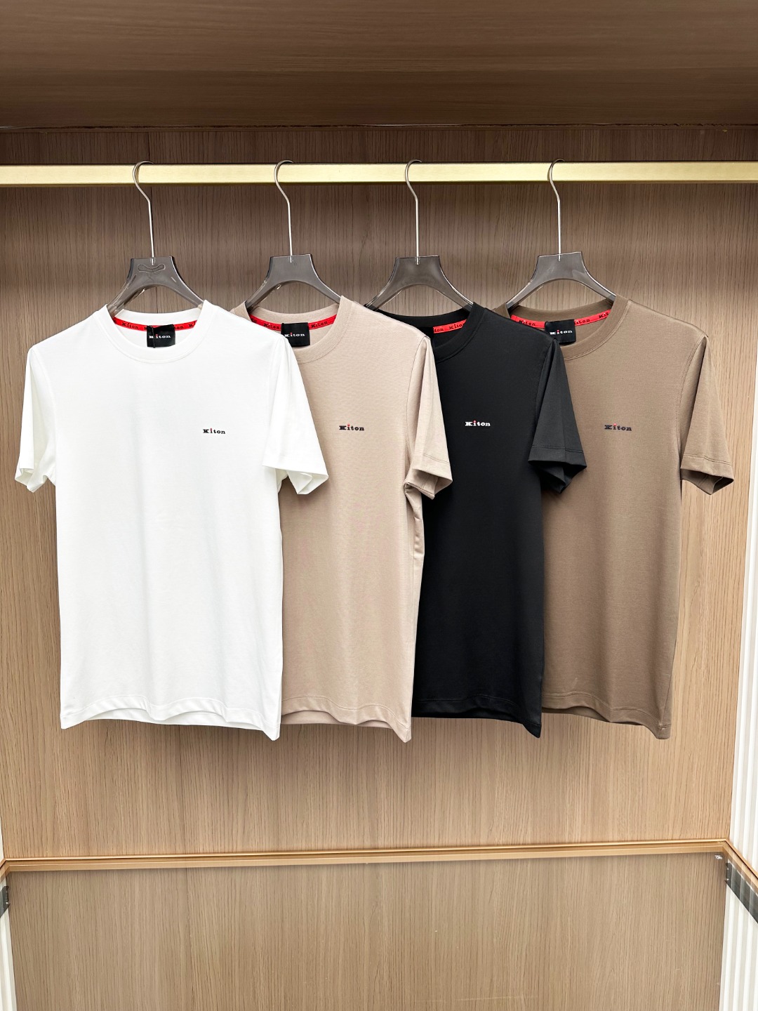 NO:440235,-【New Products】Trade Company Channel Products, Original Products from Italy, New Summer Products, Classic Luxury Works!  !  The appearance is perfect!  !  KITON Men's Simple Business and Casual Double-Side Mercerated Round Neck Short-Sleeve T-shirt. It is known as a model in the fashion and handicraft industry. It is a royal noble and elite royal brand. It is the first choice for Prince Charles, Putin and Wall Street financial tycoons. It is the world's top luxury men's clothing brand!  The overall design style follows the Ki family genes, the classic aristocratic old Qian style, and is quite exquisite in fabric selection and craftsmanship. It is low-key and luxurious, elegant and noble. Every detail proves the brand's own sense of luxury!  The chest is decorated with an iconic brand logo, and it is perfectly presented using three-dimensional silicone printing technology, which strongly demonstrates identity and image!  Foreign customers supply double-strand mercerized cotton environmentally friendly fabrics, rare performance fabrics on the market, extremely delicate texture structure, first-class texture, excellent gloss, invincible comfort with a strong sense of ice, silky and smooth, and the exquisite taste is very high-end and luxurious, which subverts the imagination!  The upper body has first-class effect and a strong sense of elegance. It is quite outstanding in both inner wear and single wear. It is light and versatile in color. It can be used for business and leisure in any occasion. The wardrobe has excellent business and leisure, and it is excellent for high attendance, and everyone has one!  Color white Light khaki Black Dark khaki Size 48 50 52 54 56 Size data 48 shoulder width 44cm-bust 100cm-length 66cm 50 shoulder width 45cm-bust 104cm-length 68cm 52 shoulder width 46cm-bust 108cm-length 70cm 54 shoulder width 48cm-bust 112cm-length 72cm 56 shoulder width 50cm-bust 116cm-length 74cm, T-shirt,tees,t-shirt,alexander wang19860909-【新品】贸易公司渠道货,意大利原厂出品,夏季新品,经典奢华之作！！品相完美如斯！！KITON奇顿男士简约商务休闲双面丝光圆领短袖T恤.被誉为时装手工界的典范,皇室贵族及精英御用品牌,查尔斯王子和普京及华尔街金融大鳄们的首选,属于全球顶级奢华男装品牌！整体的设计风格沿袭了Ki家族基因,经典贵族老钱风,在面料选取和工艺方面都相当考究,低调且奢华,优雅且高贵,每一个细节都在力证品牌自身的高级感！胸前饰有标志性品牌标识,运用立体硅胶印花工艺完美呈现,有力标榜了身份与形象！外商客供双股丝光棉环保面料,市面稀有的性能面料,肌理构造极为细腻,质感方面一流,光泽度极好,触感无敌的舒适,具有强烈的冰感,丝滑柔顺,细品非常高级奢华,所带来的体验感颠覆想象！上身效果一流,儒雅气质感极强,无论内搭还是单穿都颇为出彩,轻熟百搭配色,驾驭任何场合,商务休闲皆可,衣橱商务休闲绝佳的高出勤率,人手一件！ 颜色白色 浅卡其色 黑色 深卡其色 尺码48 50 52 54 56 尺码数据 48码肩宽44cm-胸围100cm-衣长66cm 50码肩宽45cm-胸围104cm-衣长68cm 52码肩宽46cm-胸围108cm-衣长70cm 54码肩宽48cm-胸围112cm-衣长72cm 56码肩宽50cm-胸围116cm-衣长74cm,,T-shirt,tees，t-shirt,alexander wang,Men's clothing