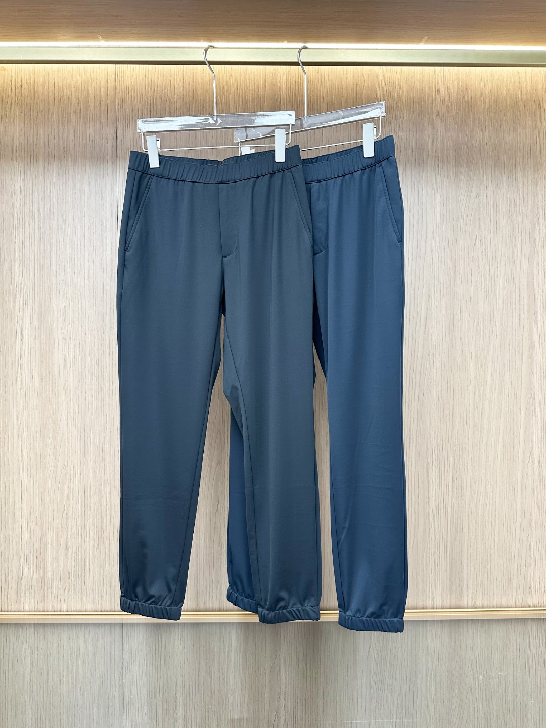 NO:471891,[New Product] Yibi Trading Company's foreign products, high-end show limited edition, pure blood quality, top luxury high-end products, 2025 early autumn new Pr*da Milano triangle logo logo super soft cotton drawstring casual pants fashionable typants with versatile casual pants!  The new season of men's clothing is full of modernity and technology, combining fashion aesthetics with outdoor elements, and continues to follow the minimalist route of P's family in terms of design tone, each with rich details. The classic triangle logo is a soul-like interpretation, greatly enriching the overall visual effect and strongly demonstrating the brand identity!  The model dominated by fabrics and craftsmanship, high-tech fabrics exclusively customized by P-fabric, patented double-layer Double Technical Roman fabric knitted fabric, the fabric has an invincible texture, skin-friendly and delicate touch, excellent scraping, not easy to fold, both comfort and breathability, and the upper body is light and burden-free!  The details are exquisite and exquisite, and the edge-covered treatment shows unique personalization and a strong sense of styling. It can be perfectly controlled by both street style and outdoor sports and leisure. It is a very outstanding equipment during the dressing season, showing the vitality of the urban upstarts and is very practical!  Color black Navy Size 48 50 52 54 56 Size data 48 Waist circumference 72/78cm-Hip circumference 96cm-front 27cm-thigh circumference 58cm-trouser length 96cm-trouser legs 26cm 50 Waist circumference 76/82cm-Hip circumference 100cm-front 28cm-thigh circumference 60cm-trouser length 97cm-trouser legs 27cm 52 Waist circumference 80/86cm-Hip circumference 104cm-front 29cm-thigh circumference 62cm-trouser length 98cm-trouser legs 28cm 54 Waist circumference 84/90cm-thigh circumference 108cm-front 30cm-thigh circumference 64cm-trouser length 99cm-trouser legs 29cm  56 size waist circumference 88/94cm - hip circumference 112cm - front gear 30cm - thigh circumference 66cm - trouser length 100cm - trouser legs 30cm.,,alexander wang19860909【新品】意比贸易公司洋行货,高级秀场限定款,纯正血统品质,顶奢高级产物,2025早秋新款Pr*da Milano三角标标识超轻柔棉质抽绳休闲裤时尚束脚百搭休闲长裤！新一季的男装充满现代感与科技感,将时装美学与户外元素混搭结合,在设计基调方面继续沿袭了P家的极简路线,细节元素各自丰富发挥,经典三角标标识属于灵魂式的诠释,极大的丰富了整体视觉效果,且有力标榜了品牌身份！面料和工艺为主导的款,P家专属定制的高科技面料,专利性双层Double Technical罗马布针织类型面料,面料质感无敌,触感亲肤细腻感十足,挺刮性极好,不易褶皱,舒适性与透气性兼备,上身轻便无负担感！细节匠心考究,明辑线包边处理,彰显了别致的个性化,造型感极强的一款裤装,出街造型、户外运动休闲皆可完美驾驭,在穿搭季属于非常出挑的的装备,尽显都市新贵活力色彩,实穿性非常强！ 颜色黑色 藏青色 尺码48 50 52 54 56 尺码数据 48码腰围72/78cm-臀围96cm-前档27cm-大腿围58cm-裤长96cm-裤脚26cm 50码腰围76/82cm-臀围100cm-前档28cm-大腿围60cm-裤长97cm-裤脚27cm 52码腰围80/86cm-臀围104cm-前档29cm-大腿围62cm-裤长98cm-裤脚28cm 54码腰围84/90cm-臀围108cm-前档30cm-大腿围64cm-裤长99cm-裤脚29cm 56码腰围88/94cm-臀围112cm-前档30cm-大腿围66cm-裤长100cm-裤脚30cm.,,alexander wang,Men's clothing