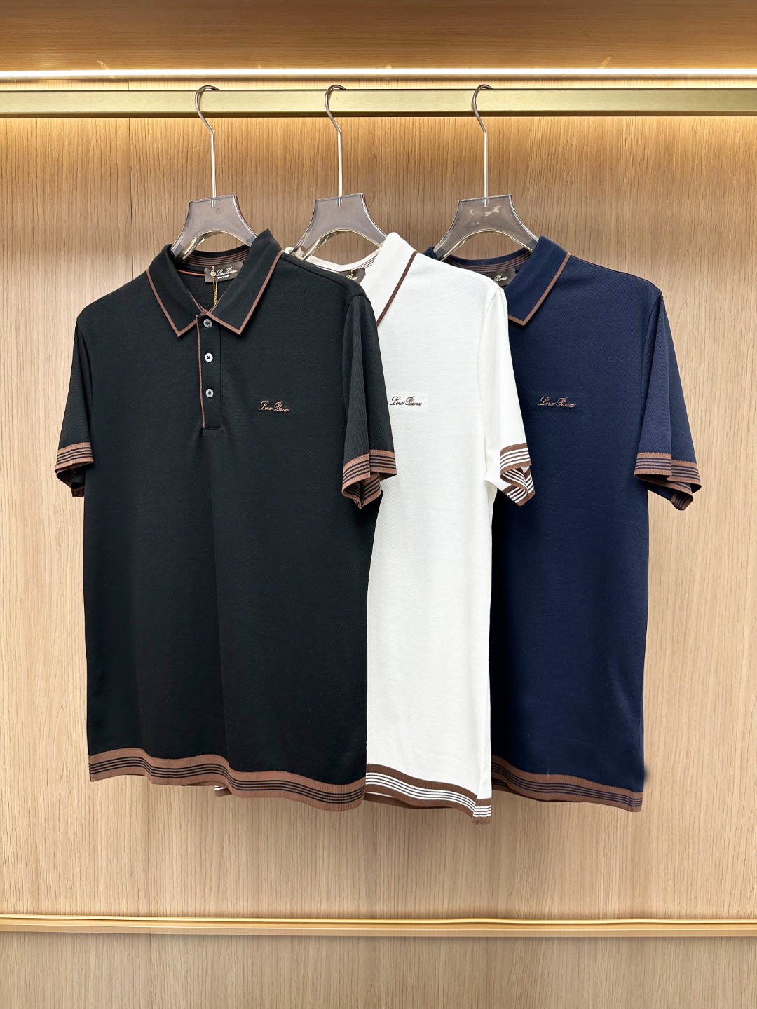 NO:471897,-New Products] Trading Company Channel Premium Products, 2025 Early Autumn New Lo*o Pi*na Men's High-end Business and Casual Bead Floor Lapel POLO Shirt!  Fashion with typical Italian style is quite exquisite in fabric selection and craftsmanship. The overall shape has the strong aesthetic genes of the LP family, which are low-key and luxurious, elegant and noble. Every detail proves the brand's own sense of luxury. The embroidered logo on the chest is a soul-style injection, very exquisite and fashionable, and strongly boasts about its identity!  Customers supply high-end materials imported from Egypt, selected high-quality long-length cotton raw materials in the Nile area, and were made by Italian century-old workshops. The fabric attributes are all excellent. The mesh structure is delicate, natural and soft, and the comfort and breathability are perfect. The touch experience is self-evident!  The details are perfect, with a fashionable three-button design, and the color matching is light and versatile. Each color can interpret a unique styling effect. It highlights temperament and taste. It is a polo POLO shirt that perfectly highlights its high-end elite small-scale business and leisure!  Color black white Navy Size 48 50 52 54 56 Size data 48: bust 98cm-shoulder width 43cm-coat length 60cm-sleeve length 21cm 50: bust 102cm-shoulder width 44cm-coat length 70cm-sleeve length 22cm 52: bust 106cm-shoulder width 45cm-coat length 71cm-sleeve length 23cm 54: bust 110cm-shoulder width 46cm-coat length 72cm-sleeve length 24cm 56: bust 114cm-shoulder width 47cm-coat length 73cm-sleeve length 25cm.,,loro piano,alexander wang19860909-新品】贸易公司渠道臻品,2025早秋新款Lo*o Pi*na男士高端商务休闲珠地棉翻领POLO衫！颇具意大利典型风格的时装,在面料选取和工艺方面都相当考究,通体的造型有着 LP 家族强烈的美学基因,低调且奢华,优雅且高贵,每一个细节都在力证品牌自身的高级感,胸前标志性品牌徽章刺绣标识,属于灵魂式的注入,非常精致时髦,且有力标榜了身份！客供埃及进口高级物料,甄选尼罗河区域光照极好的上等长绒棉花原料,经过意大利百年工坊定织定染而成,面料属性皆为上乘,网眼结构细腻自然柔软,舒适性与透气性完美兼备,触感体验不言而喻！细节完美如斯,时尚三扣设计,配色轻熟万能百搭,每色都可诠释出别具一格的造型效果,非常凸显气质和品位的一款马球POLO衫,都市高端精英小资商务与休闲完美兼备！ 颜色黑色 白色 藏青色 尺码48 50 52 54 56 尺码数据 48码:胸围98cm-肩宽43cm-衣长60cm-袖长21cm 50码:胸围102cm-肩宽44cm-衣长70cm-袖长22cm 52码:胸围106cm-肩宽45cm-衣长71cm-袖长23cm 54码:胸围110cm-肩宽46cm-衣长72cm-袖长24cm 56码:胸围114cm-肩宽47cm-衣长73cm-袖长25cm.,,loro piana,alexander wang,Men's clothing
