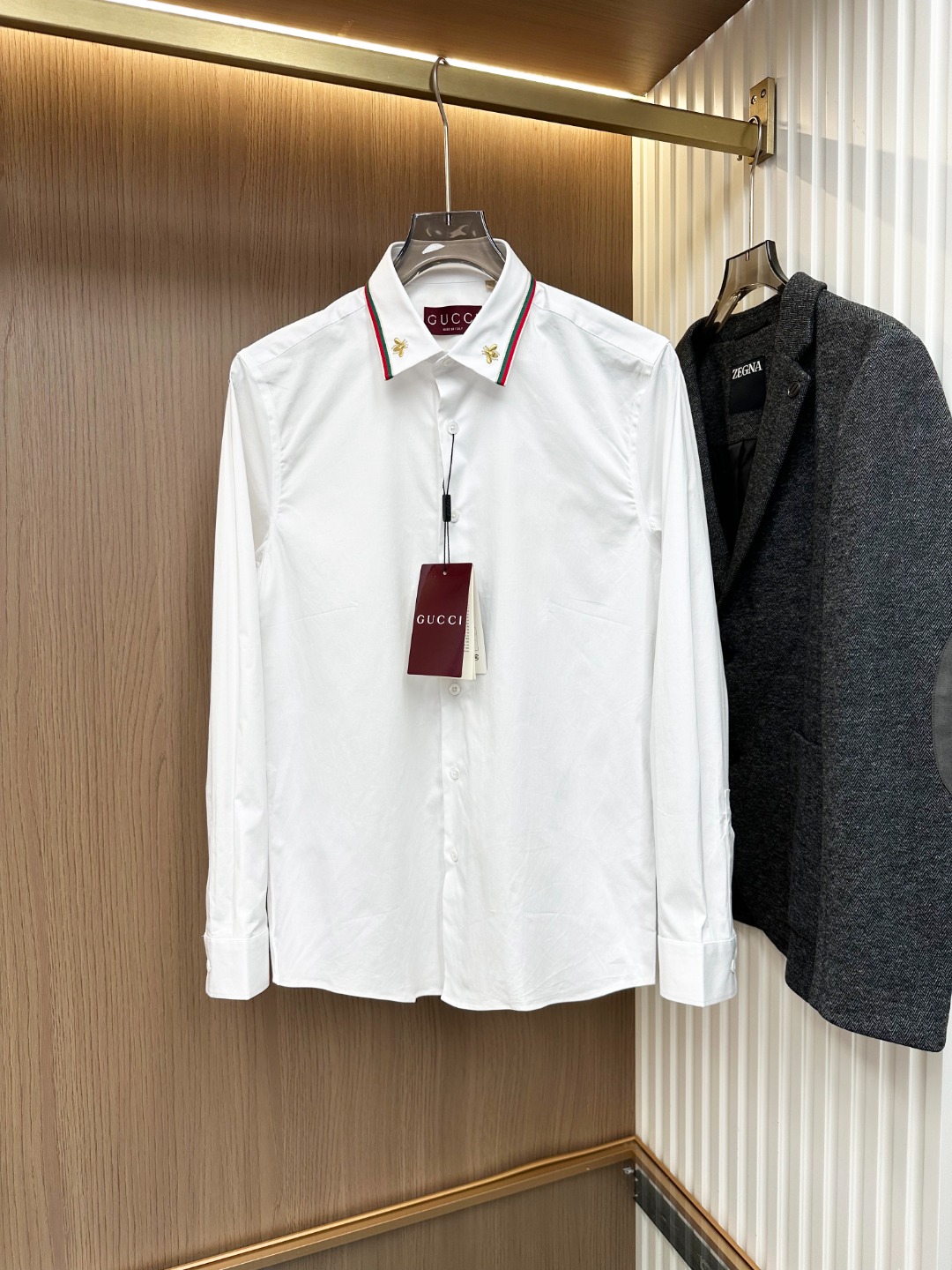 NO:681322,[New product] Hong Kong foreign company channel goods, new product in early autumn 2025, classic star-level item, matching style for advertising albums and blockbusters, a shirt that has both good looks and quality!  Gu men's high-end fashion long-sleeved shirt. The overall shape design is in line with the tone of the Gu family and continues the fashionable retro route. This season the designer moved the iconic bee element and ribbon combination to the collar, which is very stunning and fashionable, and enhances the overall tone and light luxury!  The customer selects 100-count high-count platinum-grade non-iron fabrics, the finest pure cotton texture, the comfort is self-evident, the appearance is extremely high-quality, and the details are exquisite. The sleeves are equipped with metal gold cufflinks, which are quite luxurious and individual, forming a unique symbol label!  The silhouette has smooth and perfect lines, and the small pointed collar is very gentlemanly. The details exposed as an inner wear in early autumn are very eye-catching. Wearing it alone will turn heads even more. It is a must-have style for this season!  Color White Size M L  XXL code: shoulder width 46.5cmcm - bust 112cm - sleeve length 64.5cm - clothing length 78cm XXXL code: shoulder width 47.5cmcm - bust 116cm - sleeve length 65.5cm - clothing length 79cm,, gucci, shirts,19860909【新品】香港洋行渠道货,2025年早秋新品,经典明星级单品,广告画册形象大片搭配款,颜值系与品质兼备的一款衬衫！Gu男士高端时装款长袖衬衫.通体的造型设计符合古家的基调,延续时尚复古的路线,此季设计师将标志性蜜蜂元素与织带组合搬到领部,非常惊艳时髦,且提升了整体的腔调及轻奢感！客供甄选100高支白金级免烫面料,上等纯棉质地,舒适度不言而喻,品相极为优等,细节精湛考究,袖部搭载金属制金色袖扣体,颇为奢华且个性的体现,形成独特的符号标签！版型线条流畅完美,搭配小尖领绅士范儿十足,早秋季作为内搭露出细节非常吸睛,单穿回头率更为爆表,穿搭季必入的类型！ 颜色白色 尺码M L XL XXL XXXL 尺码数据 M码:肩宽43.5cmcm-胸围100cm-袖长61.5cm-衣长75cm L码:肩宽44.5cmcm-胸围104cm-袖长62.5cm-衣长76cm XL码:肩宽45.5cmcm-胸围108cm-袖长63.5cm-衣长77cm XXL码:肩宽46.5cmcm-胸围112cm-袖长64.5cm-衣长78cm XXXL码:肩宽47.5cmcm-胸围116cm-袖长65.5cm-衣长79cm,,gucci,shirts,,Men's clothing