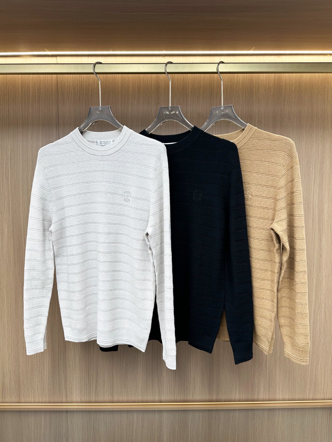 NO:681339,[New Product] Products from Shanghai Trading Company, pure blood quality, high-end favorites, officially sold simultaneously!  Brun*llo Cucin*lli men's high-end business casual merino wool blended sweater. BC is the world's top luxury brand from Italy. It is known as the 'King of Cashmere' and 'the true luxury product in the clothing industry' for its low-key luxury!  Fashion with a typical Italian style is very sophisticated in terms of fabric selection and craftsmanship. It is very consistent with the BC aesthetic tone. It is low-key and luxurious, elegant and noble, and the beautiful twist craft elements create a very fashionable visual effect!  High-end custom-made Australian merino combed fabric, made from heavyweight pure wool. It is a very high-quality and precious material. The texture of the fabric is softer and more delicate. The velvet feel has its own warmth and affinity. The touch is self-evident. There is no pricking feeling when worn next to the body. It is thick and has excellent warmth and cold protection effect!  The upper body effect is excellent, the compatibility is very strong, no age difference, very versatile and elegant, full of taste and temperament, it is very stunning whether worn inside or alone, it is a highly practical item!  Color Gray Black Brown Size 48 50 52 54 56 Size data Size 48: Bust 98cm-Length 65cm-Shoulder width 44cm-Sleeve length 64cm Size 50: Bust 102cm-Length 66cm-Shoulder width 45cm-Sleeve length 65cm Size 52: Bust 106cm-Length 67cm-Shoulder width 46cm-Sleeve length 66cm  Size 54: Bust 110cm - Clothing length 68cm - Shoulder width 47cm - Sleeve length 67cm Size 56: Bust 114cm - Clothing length 69cm - Shoulder width 48cm - Sleeve length 68cm,, brunello cucinelli, sweaters,19860909【新品】上海贸易公司货,纯正血统品质,高级心水之物,官方同步售卖！Brun*llo Cucin*lli男士高端商务休闲美利奴羊毛混纺毛衣.BC来自意大利的世界顶级奢侈品牌,被誉为低调奢华的 “山羊绒之王” 和 “服装界真正的奢侈品”！颇具意大利典型风格的时装,在面料选取和工艺方面都相当考究,极符合 BC美学基调,低调且奢华,优雅且高贵,绝美的扭花工艺元素,缔造出颇为时髦的视觉效果！客供高定 澳洲美丽诺精梳面料,重磅纯羊毛定纺而成,颇为上乘矜贵的材质,面料质感更具软糯细腻,绒感自带温暖和亲和力,触感不言而喻,贴身穿着无任何扎刺感,厚实保暖御寒效果极好！上身效果绝佳,兼容性极强,无年龄之分,非常百搭优雅,品味气质感十足,无论内搭还是单穿都非常惊艳,属于实穿性极高的一款单品！ 颜色灰色 黑色 咖啡色 尺码48 50 52 54 56 尺码数据 48码:胸围98cm-衣长65cm-肩宽44cm-袖长64cm 50码:胸围102cm-衣长66cm-肩宽45cm-袖长65cm 52码:胸围106cm-衣长67cm-肩宽46cm-袖长66cm 54码:胸围110cm-衣长68cm-肩宽47cm-袖长67cm 56码:胸围114cm-衣长69cm-肩宽48cm-袖长68cm,,brunello cucinelli,sweaters,,Men's clothing