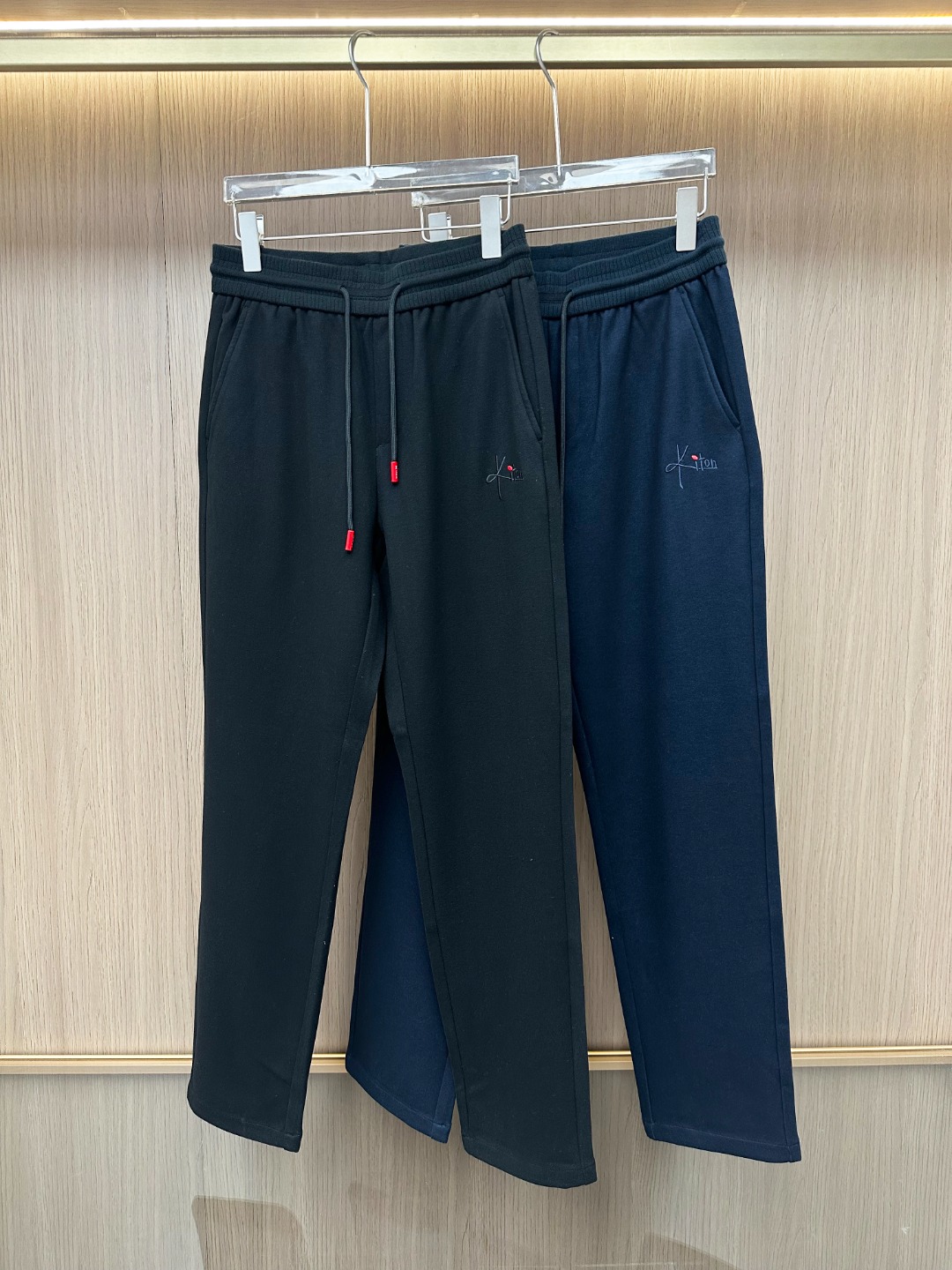 NO:613369,[New Product] [New Product] Goods from trading company channels, originally produced in Italy, 2025 autumn and winter new Kiton men's high-end fashionable casual drawstring small straight wool blended business casual pants. It is known as a model in the fashion handicraft industry, a brand used by royal nobles and elites, the first choice of Prince Charles, Putin and Wall Street financial giants, and belongs to the world's top luxury men's clothing brand!  The overall design style follows the genes of the Ki family, a classic aristocratic old-money style. It is very sophisticated in terms of fabric selection and craftsmanship. It is low-key and luxurious, elegant and noble. Every detail proves the high-end sense of the brand itself. The iconic red zipper and pendant inject a subtle sense of fashion into the overall shape. The details highlight the taste and are full of extra points!  The designer skillfully mixes and matches fashion elements with urban leisure, with a retro tone, which weakens the strong sense of fashion to a certain extent and balances the relationship between seriousness and leisure. The elastic drawstring waist design and cuffed trouser legs not only enrich the vision but also add a sense of fashion!  It is top-notch in terms of fabrics and craftsmanship. We provide customers with high-grade selected Achill Farm superfine merino wool. The fabric properties are first-class. The high-weight wool blend brings the texture and comfort of the fabric to the highest level. It has excellent skin-friendliness, unparalleled and delicate touch, and the ultimate enjoyment of experience. It has excellent thickness and excellent cold protection effect!  The details are outstanding. The elastic waist and drawstring design is equipped with hem details on the trouser legs. It is the most fashionable element of the season. It can easily stretch the leg lines and perfectly shape the visual proportions!  The high-end gray color scheme is sophisticated, restrained and versatile, both solemn and harmonious. The typical Italian tailoring is capable and neat, with extremely smooth lines. The upper body is full of luxury and luxury. It conforms to the urban elitist philosophy of life. It is the best trousers that can only be found but not sought after!  Color black blue Size 48 50 52 54 56 Size data Size 48 waist 74cm - front 30cm - leg 31cm - trouser length 106cm Size 50 waist 78cm - front 31cm - leg 32cm - trouser length 107cm Size 52 waist 82cm - front 32cm - leg 33cm - trouser length 108cm  Size 54 has a waist circumference of 86cm - front part 33cm - leg circumference 34cm - pants length 109cm. Size 56 has a waist circumference of 90cm - front part 34cm - leg circumference 35cm - pants length 110cm,,alexander wang19860909【新品】【新品】贸易公司渠道货,意大利原厂出品,2025秋冬新款Kiton奇顿男士高端时尚休闲抽绳小直筒羊毛混纺商务休闲裤.被誉为时装手工界的典范,皇室贵族及精英御用品牌,查尔斯王子和普京及华尔街金融大鳄们的首选,属于全球顶级奢华男装品牌！整体的设计风格沿袭了Ki家族基因,经典贵族老钱风,在面料选取和工艺方面都相当考究,低调且奢华,优雅且高贵,每一个细节都在力证品牌自身的高级感,标志性红色拉链、吊坠为整体造型注入了微妙的时尚感,细节之处彰显品位,十足的加分点缀！设计师将时装元素与都市休闲巧妙混搭结合,有着小复古的腔调,在一定程度上弱化了强烈的时装感,平衡了严肃与休闲之间的关系,松紧抽绳腰设计,搭载裤脚翻边细节,即丰富了视觉亦让时髦感加持！在面料和工艺制作水平方面都堪称一流,客供高级甄选 Achill Farm 超细美利奴羊毛,面料属性一流,高克重毛料混纺,让面料的质感与舒适感达到登峰造极,亲肤性绝佳,触感无敌细腻,体验感极致享受,优良的厚度,御寒效果极好！细节非常出色,松紧腰抽绳设计搭载裤脚卷边细节,属于当季最流型的时髦元素,可以轻松拉伸腿部线条,视觉比例得到完美塑造！高级灰配色,轻熟内敛百搭,亦庄亦谐,典型的意式剪裁,干练且利落,线条感极顺畅,上身满满奢贵感,符合都市精英主义生活哲学,可遇而不可求的极品裤装！ 颜色黑色 蓝色 尺码48 50 52 54 56 尺码数据 48码腰围74cm-前档30cm-腿围31cm-裤长106cm 50码腰围78cm-前档31cm-腿围32cm-裤长107cm 52码腰围82cm-前档32cm-腿围33cm-裤长108cm 54码腰围86cm-前档33cm-腿围34cm-裤长109cm 56码腰围90cm-前档34cm-腿围35cm-裤长110cm,,alexander wang,Men's clothing