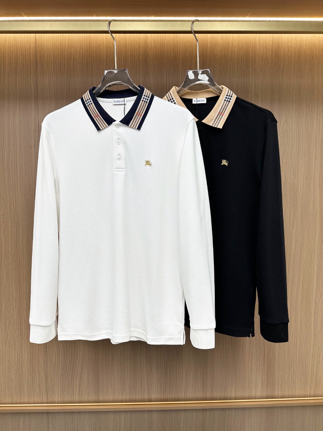 NO:681332,[New Product] Foreign goods from a trading company, high-end Italian original factory, pure blood quality, 2025 early autumn official new product, classic best-selling item!  Bur*erry war horse embroidered logo men's business casual pique cotton brushed long-sleeved POLO shirt!  A POLO shirt that is very in line with the aesthetic tone of the B family. The design style perfectly follows the essence of the B family. The collar cleverly uses classic vintage Vintage contrasting ribbon elements. It is a signature detail embellishment and has a strong British style. It is also infused with the iconic war horse embroidered logo, which is highly recognizable and effectively flaunts your identity!  The high-grade materials imported from Egypt are selected from the finest long-staple cotton raw materials with excellent sunlight in the Nile River area. They are custom-woven and dyed in a century-old British workshop. The fabric properties are all of the highest quality. The mesh structure is delicate and natural. The inside is treated with a unique micro-sanding process to create excellent skin-friendly comfort and perfect breathability. It is the ultimate luxury experience!  The colors are light and versatile, and each color can interpret a unique styling effect. The upper body is fashionable, elegant and age-reducing. It is a polo POLO shirt that highly highlights your temperament and taste. It is a perfect combination of business and leisure for high-end urban elites!  Color White Black Size M L  XXL code: Bust 118cm - Clothing length 73cm - Shoulder width 49cm - Sleeve length 64cm XXXL code: Bust 122cm - Clothing length 74cm - Shoulder width 50cm - Sleeve length 65cm,,burberry,19860909【新品】贸易公司洋行货,高端意大利原厂出品,纯正血统品质,2025早秋官方新品,经典热卖王牌单品！Bur*erry战马刺绣标识男士商务休闲珠地棉磨毛长袖POLO衫！极符合B家族美学基调的一款POLO衫,造型设计画风完美沿袭了B家的精髓,领部巧妙运用了经典复古 Vintage 撞色织带元素,属于招牌式的细节点缀,具有浓郁的英伦风格,且同时注入标志性战马刺绣体标识,颇具辨识度,且有力标榜了身份！客供埃及进口高级物料,甄选尼罗河区域光照极好的上等长绒棉花原料,经过英国百年工坊定织定染而成,面料属性皆为上乘,网眼结构细腻自然,内里运用独特的微磨毛工艺处理,缔造出绝妙的亲肤舒适性,透气性亦完美兼备,奢华极致享受！配色轻熟百搭,每色都可诠释出别具一格的造型效果,上身时髦优雅且减龄,属于非常凸显气质和品位的一款马球POLO衫,都市高端精英商务与休闲完美兼备！ 颜色白色 黑色 尺码M L XL XXL XXXL 尺码数据 M码:胸围106cm-衣长70cm-肩宽46cm-袖长61cm L码:胸围110cm-衣长71cm-肩宽47cm-袖长62cm XL码:胸围114cm-衣长70cm-肩宽48cm-袖长63cm XXL码:胸围118cm-衣长73cm-肩宽49cm-袖长64cm XXXL码:胸围122cm-衣长74cm-肩宽50cm-袖长65cm,,burberry,,Men's clothing