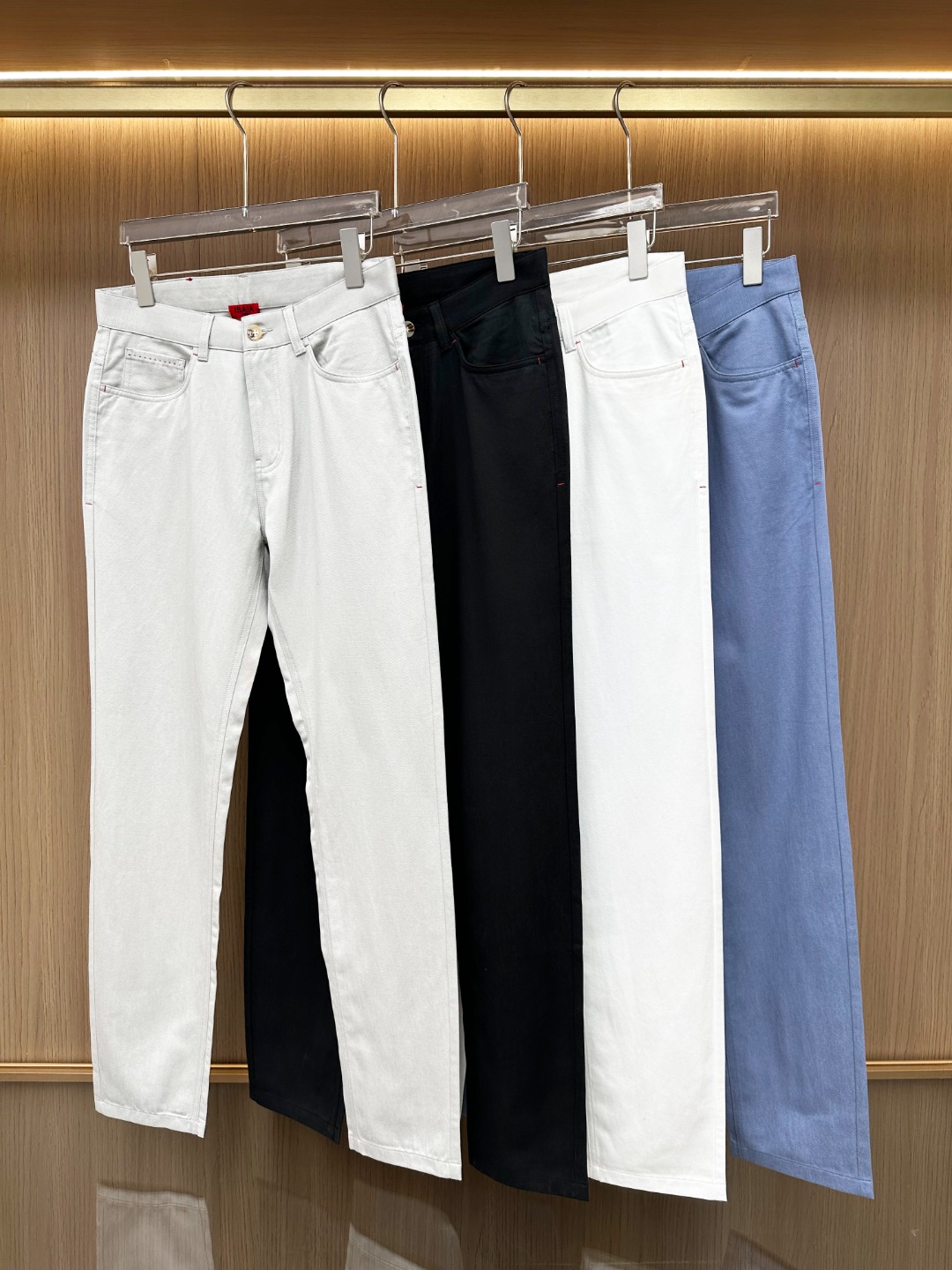 NO:611125,New product [New product] Duanyangxing channel goods, top platinum level products, OEM production, first-class appearance, pure blood, early autumn new isaia men's high-end business casual pants!  Isaia was founded in Naples in the 19th generation. After four generations of inheritance, it has always focused on the field of high-end men's clothing. The brand combines the handicraft tradition of southern Italy with modern production technology to create clothing that is both artistic and functional. It has become one of the representative brands of the 'Neapolitan tailoring school' and is designed for urban elites who pay attention to clothing details and lifestyle taste.  Providing luxury options. Customers select high-quality long-staple cotton raw materials with excellent sunlight in the Nile River area. It is the highest quality Pima cotton, a noble among cottons. It has been custom-woven and dyed in a century-old Italian workshop. The fabric properties are first-class. After environmentally friendly enzyme washing process, it creates an excellent texture, soft and delicate, excellent comfort and breathability, full of stiffness, and super cotton feel!  A high-end luxury and platinum-level trousers, the whole body design perfectly integrates Italian aesthetics, and cleverly mixes the tone of fashion with urban leisure. The designer has weakened the strong sense of fashion to a certain extent, and is derived from the improved design of formal trousers. It has a unique charm and is in line with modern urban aesthetics!  The details are excellent and very user-friendly, with exclusive custom YKK zippers, exquisite hemming, and hand-sewn details that reflect the craftsmanship. The red leather tag logo at the back is particularly prominent, and the inside of the waistband is also well-processed. The buttons are carefully polished with horn buttons!  Color black white gray light blue Size 30 31 32 33 34 35 36 38 40 Size data Size 30 waist 78cm - front 28cm - leg 30cm - trouser length 107cm Size 31 waist 82cm - front 29cm - leg 31cm - trouser length 108cm  Size 32 waist 86cm - front 30cm - leg 32cm - trouser length 109cm Size 33 waist 90cm - front 31cm - leg 33cm - trouser length 110cm Size 34 waist 94cm - front 32cm - leg 34cm - trouser length 111cm Size 35 waist 98cm - front 33cm - leg 35cm - trouser length 112cm  Size 36 waist 102cm - front 34cm - leg 36cm - trouser length 113cm Size 38 waist 106cm - front 35cm - leg 37cm - trouser length 114cm Size 40 waist 110cm - front 36cm - leg 38cm - trouser length 115cm,,alexander wang19860909新品【新品】端洋行渠道货,顶级白金级臻品,代工出品, 品相一流,纯正血统,早秋新款isaia男士高端商务休闲裤！Isaia创立于19代的那不勒斯,历经四代传承,始终专注于高端男装领域.品牌通过融合意大利南部的手工传统与现代化生产技术,打造出兼具艺术性与功能性的服饰,成为“那不勒斯剪裁学派”的代表性品牌之一,专为注重衣着细节与生活品味的都市精英提供奢华选择.客供甄选尼罗河区域光照极好的上等长绒棉花原料,属于品质最优的Pima棉,棉中贵族,经过意大利百年工坊定织定染,面料属性一流,经过环保酵素洗工艺,缔造出非常出色的质感,柔软细腻,舒适性与透气性极好,挺括性十足,棉感超强！高端奢华且白金级的一款裤装,通体的设计完美融合意式美学,将时装的调调与都市休闲巧妙混搭结合,设计师在一定程度上弱化了强烈的时装感,源自正装西裤的造型改良设计,颇具特色韵味,符合现代都市审美！细节非常出色,非常人性化,专属定制YKK拉链加持,包边走线亦颇为精湛考究,手工缝制的参与体现了匠心细节,后要处红色皮牌标识尤为突出,腰封内里处理的亦相当到位,纽扣采用牛角扣精心打磨制成！ 颜色黑色 白色 灰色 浅蓝色 尺码30 31 32 33 34 35 36 38 40 尺码数据 30码腰围78cm-前档28cm-腿围30cm-裤长107cm 31码腰围82cm-前档29cm-腿围31cm-裤长108cm 32码腰围86cm-前档30cm-腿围32cm-裤长109cm 33码腰围90cm-前档31cm-腿围33cm-裤长110cm 34码腰围94cm-前档32cm-腿围34cm-裤长111cm 35码腰围98cm-前档33cm-腿围35cm-裤长112cm 36码腰围102cm-前档34cm-腿围36cm-裤长113cm 38码腰围106cm-前档35cm-腿围37cm-裤长114cm 40码腰围110cm-前档36cm-腿围38cm-裤长115cm,,alexander wang,Men's clothing