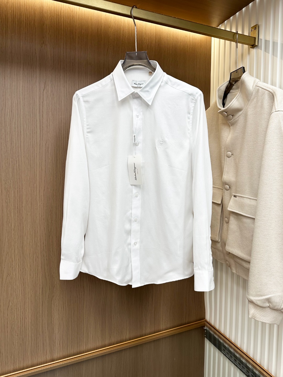 NO:653924,[New product] Hong Kong foreign goods channel products, pure blood quality, new autumn and winter products, high-end appreciation of luxury art!  Ferr*gamo men's business casual long-sleeved shirt!  Born out of classics, the signature items that must be released every season are reincarnated every season. The new season still continues the design tone of the SF family, bringing the Italian urban noble minimalist style to the extreme. The unique horseshoe and letter embroidery design is very fashionable and eye-catching, and has a sense of artistic design!  This shirt is perfect in terms of design, fabric, craftsmanship, details, and appearance. The customer chooses Turkey's top 120 high-count double-ply fabric, which has excellent texture and comfort. The texture and texture reveal a sense of luxury and luxury. Every detail is exquisite and tightly fitted. It is made in strict accordance with Italian craftsmanship standards. It is very ingenious. The buttons are natural deep-sea shell buttons with excellent luster!  The color scheme is extremely brilliant, and it is highly mix-matchable. It is a shirt that can be used for commuting or casual, elegant or harmonious, and has no age limit. It can interpret various styles, and it is a fashionable item with a high degree of control!  In the matching season, it can support the entire appearance. The upper body is full of temperament, elegance and nobility. It is very good whether worn inside or alone!  Color White Size M L  XXL code: Shoulder width 46.5cmcm - Chest circumference 112cm - Sleeve length 64.5cm - Clothes length 78cm19860909【新品】香港洋行渠道货,纯正血统品质,秋冬新品,高端品鉴奢华艺术之物！Ferr*gamo男士商务休闲长袖衬衫！因经典而生,每季必出的招牌单品,在每一季轮回,新一季仍然延续了SF家的设计基调,将意式的都市高贵极简风发挥到极致,别致的马蹄与字母刺绣设计非常时髦吸睛,颇具艺术设计感！该款衬衫无论从设计、面料、工艺、细节、品相方面都非常完美,客供甄选土耳其顶级120高支双股面料,质感与舒适度绝佳,肌理纹路透着高级和华丽感,细节处处精致考究,严丝合缝,严格按照意大利工艺标准制作完成,非常匠心,纽扣为天然深海贝壳扣,光泽感极好！配色极为出彩,混搭性极高的一款衬衫,通勤亦休闲,亦庄亦谐无年龄层次限定,可以诠释各种造型风格,属于驾驭度极高的时髦单品！在搭配季可以撑起整个颜值担当,上身满满的气质感与优雅高贵感,无论内搭还是单穿都非常出彩！ 颜色白色 尺码M L XL XXL XXXL 尺码数据 M码:肩宽43.5cmcm-胸围100cm-袖长61.5cm-衣长75cm L码:肩宽44.5cmcm-胸围104cm-袖长62.5cm-衣长76cm XL码:肩宽45.5cmcm-胸围108cm-袖长63.5cm-衣长77cm XXL码:肩宽46.5cmcm-胸围112cm-袖长64.5cm-衣长78cm XXXL码:肩宽47.5cmcm-胸围116cm-袖长65.5cm-衣长79cm,,ferragamo,fendi,shirts,alexander wang,Men's clothing