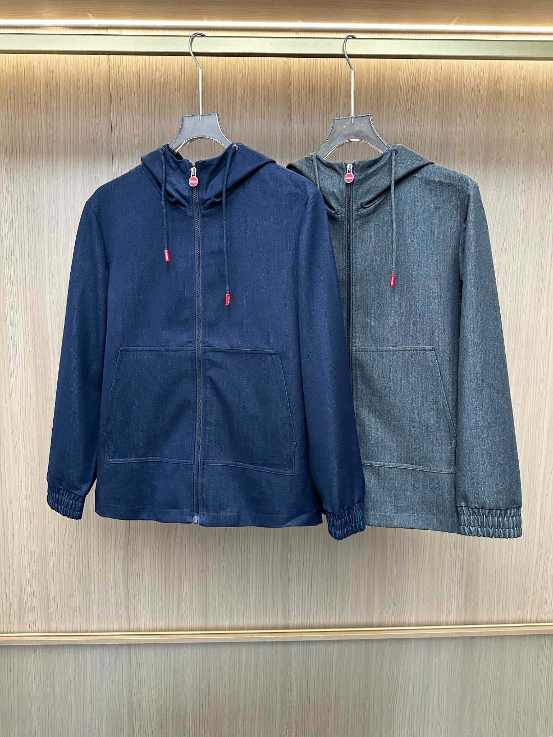 NO:600007,- [New product] Goods from trading company channel, original factory in Italy. New Autumn and Winter Kiton wool blended men's sports and casual hooded jacket. Thick pure wool material supplied from Australia, twill double warp and double weft finely crafted. Ultra-high count has a precise and soft feel, good breathability and elongation. Imported precision wool makes the interior extremely detailed. Thick and fine, it has a fashionable and casual high-end look and eliminates wrinkle details. Breathability  Excellent, comfortable and skin-friendly. A jacket with a strong sense of design. It is designed with multi-style styling elements. It is a jacket/sweatshirt/windbreaker. It has a unique hem with front and rear drop details, which interprets the shape of the windbreaker in place. It is equipped with a fashionable hood design, which shows the fashion and relaxation. The iconic red buttons, pendants, and zipper accessories inject a subtle sense of fashion into the overall look. The details highlight the taste and are full of extra points!  Simple, fashionable and the most stylish wool jacket, full of fashion charm. Color Gray Blue Size 48 50 52 54 56 Size data Size 48: Shoulder width 46cmcm - Bust 110cm - Sleeve length 61cm - Clothing length 66cm Size 50: Shoulder width 47cmcm - Bust 114cm - Sleeve length 62cm - Clothing length 67cm  Size 52: Shoulder width 48cmcm - Bust 118cm - Sleeve length 63cm - Clothing length 68cm Code 54: Shoulder width 49cmcm - Bust 122cm - Sleeve length 64cm - Clothing length 69cm Size 54: Shoulder width 50cmcm - Bust 126cm - Sleeve length 65cm - Clothing length 70cm,,hoodie,sweatshirts,jackets & coats,jackets &  coats,hats,alexander wang19860909-【新品】贸易公司渠道货,意大利原厂出品.秋冬新款Kiton奇顿羊毛混纺男士运动休闲连帽夹克外套.客供澳洲的厚实纯羊毛料,斜纹双经双纬精工细作.超高的支数具备精密绵软的手感,良好的透气性和延长性.进口精密的毛料打造让内里也细致无比.绵密精细具备时尚休闲的高级观感及消除褶皱细节.透气性绝佳,舒畅亲肤.设计感极强的一款外套,汲取了多风格造型元素设计,集夹克/卫衣/风衣为一体的外套,个性独特下摆前后落差细节,将风衣形态诠释到位,搭载时尚连帽设计,将时髦和松弛感彰显的极为出色,标志性红色纽扣、吊坠、拉链配饰为整体造型注入了微妙的时尚感,细节之处彰显品位,十足的加分点缀！简约时尚大气及最具型格特色的羊毛夹克,满满的时尚魅力. 颜色灰色 蓝色 尺码48 50 52 54 56 尺码数据 48码:肩宽46cmcm-胸围110cm-袖长61cm-衣长66cm 50码:肩宽47cmcm-胸围114cm-袖长62cm-衣长67cm 52码:肩宽48cmcm-胸围118cm-袖长63cm-衣长68cm 54码:肩宽49cmcm-胸围122cm-袖长64cm-衣长69cm 54码:肩宽50cmcm-胸围126cm-袖长65cm-衣长70cm,,hoodie,sweatshirts,jackets & coats,jackets & coats,hats,alexander wang,Men's clothing