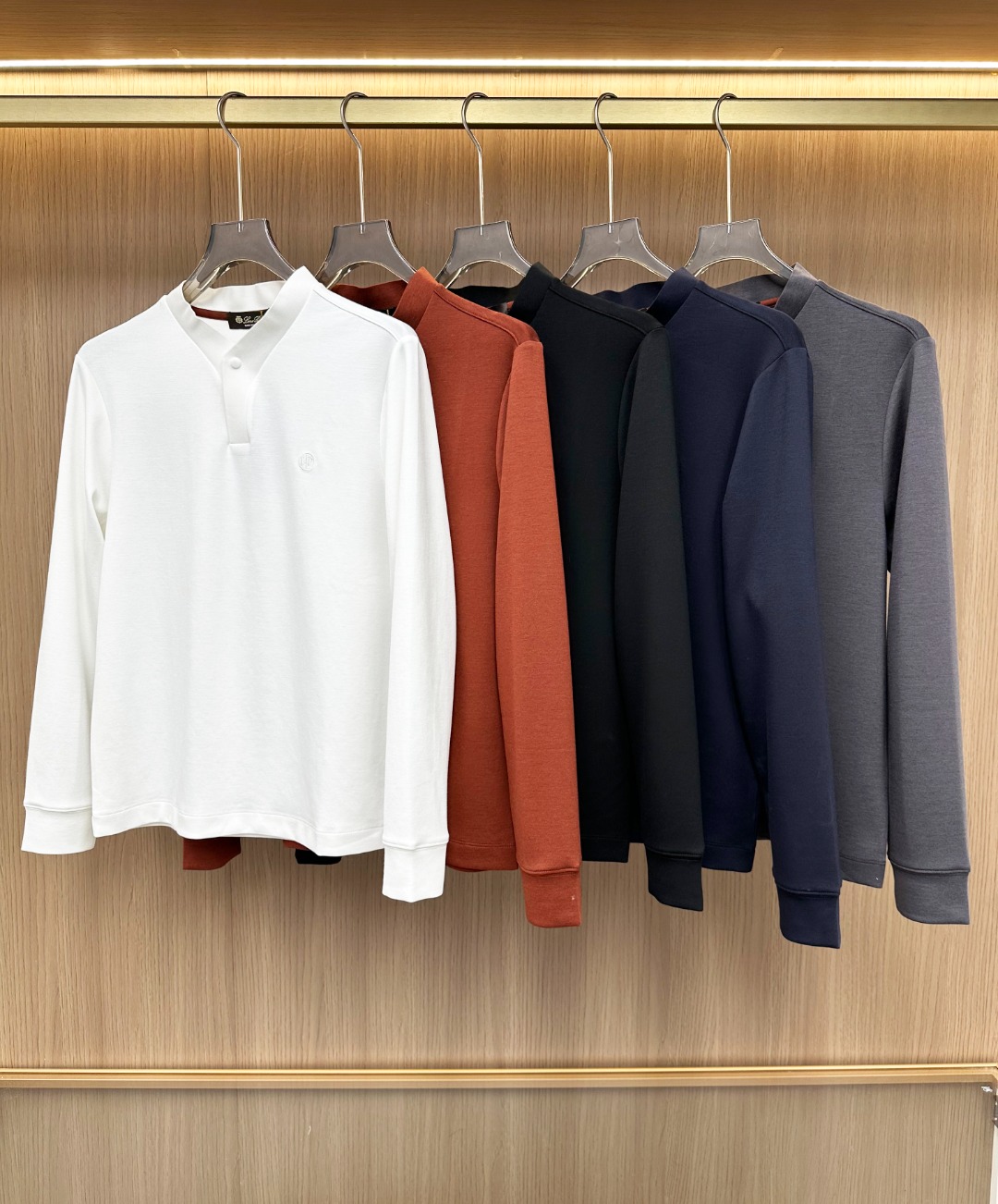 NO:600005,-New products] Goods from trading company channels, pure blood quality, simultaneous sales on the official website!  The new autumn and winter Lo*ro Pi*na high-end business casual simple small stand-up collar long-sleeved bottoming shirt/T-shirt with embroidered logo. It is a typical Italian style fashion, which is very sophisticated in terms of fabric selection and craftsmanship. The overall shape has the strong aesthetic genes of the LP family, low-key and luxurious, elegant and noble. Every detail proves the high-end sense of the brand itself. The iconic brand badge embroidery logo on the chest is a soul-like injection, very exquisite and fashionable, and effectively flaunts the identity!  High-end materials are imported from Egypt, and the finest long-staple cotton raw materials from the southern United States are selected. They are custom-woven and dyed in a century-old Italian workshop. The fabric properties are all of the highest quality. The mesh structure is fine, natural and soft, with perfect combination of comfort and breathability. The tactile experience is self-evident!  The details are perfect, with a fashionable small stand-up collar design, a button decoration on the placket, quite elegant detail processing, and versatile color matching. Each color can interpret a unique styling effect. It is a base layer shirt that highlights your temperament and taste. It is perfect for both business and leisure for urban high-end elites!  Color White Brown Gray Black Navy Size 48 50 52 54 56 Size data Size 48: Shoulder width 44cmcm - Bust 100cm - Sleeve length 60cm - Clothing length 63cm Size 50: Shoulder width 45cmcm - Bust 104cm - Sleeve length 61cm - Clothing length 64cm  Size 52: Shoulder width 46cmcm - Bust 108cm - Sleeve length 62cm - Clothing length 65cm Code 54: Shoulder width 47cmcm - Bust 112cm - Sleeve length 63cm - Clothing length 66cm Size 56: Shoulder width 48cmcm - Bust 116cm - Sleeve length 64cm - Clothing length 67cm,, loro piana, tees, t-shirt, alexander wang19860909-新品】贸易公司渠道货,纯正血统品质,官网同步发售！秋冬新款Lo*ro Pi*na诺优翩雅刺绣标识高端商务休闲简约小立领长袖打底衫/T恤.颇具意大利典型风格的时装,在面料选取和工艺方面都相当考究,通体的造型有着 LP 家族强烈的美学基因,低调且奢华,优雅且高贵,每一个细节都在力证品牌自身的高级感,胸前标志性品牌徽章刺绣标识,属于灵魂式的注入,非常精致时髦,且有力标榜了身份！客供埃及进口高级物料,甄选美国南部上等长绒棉原料,经过意大利百年工坊定织定染而成,面料属性皆为上乘,网眼结构细腻自然柔软,舒适性与透气性完美兼备,触感体验不言而喻！细节完美如斯,时尚小立领设计,门襟处采用一粒扣装饰,颇为优雅的细节处理,配色万能百搭,每色都可诠释出别具一格的造型效果,非常凸显气质和品位的一款打底衫,都市高端精英小资商务与休闲完美兼备！ 颜色白色 棕色 灰色 黑色 藏青色 尺码48 50 52 54 56 尺码数据 48码:肩宽44cmcm-胸围100cm-袖长60cm-衣长63cm 50码:肩宽45cmcm-胸围104cm-袖长61cm-衣长64cm 52码:肩宽46cmcm-胸围108cm-袖长62cm-衣长65cm 54码:肩宽47cmcm-胸围112cm-袖长63cm-衣长66cm 56码:肩宽48cmcm-胸围116cm-袖长64cm-衣长67cm,,loro piana,tees，t-shirt,alexander wang,Men's clothing