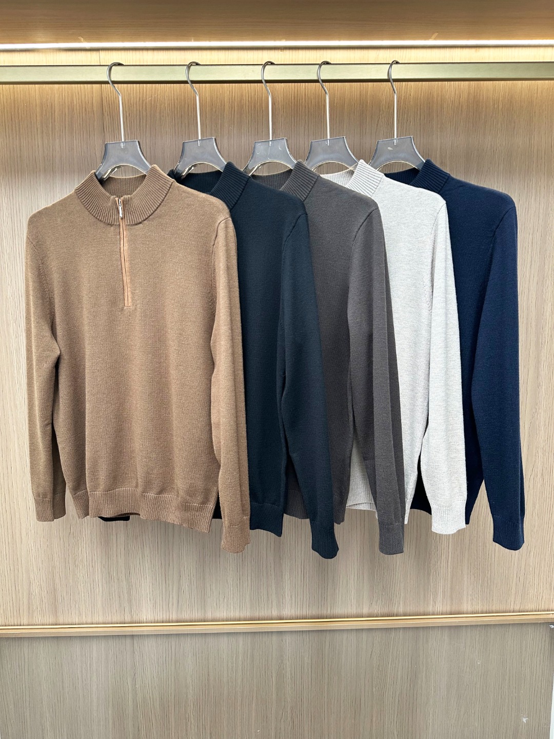 NO:600021,-[New Product] The best product from the trading company channel, from a well-known family, pure blood quality, Italian origin product, new product for autumn and winter 2025!  The TOP item of the year!  !  Lo*ro P*na men's high-end business casual cashmere/wool blended cardigan sweater. A fashion with a typical Italian style. The essence of the LP family's single products lies in high-end and simplicity. This belongs to its unique aesthetic culture and is also full of its own charming attributes!  The fabric selection and craftsmanship are very sophisticated, which is very consistent with the aesthetic tone of the LP family. It is low-key and luxurious, elegant and noble. Every detail proves the high-end sense of the brand itself!  The fabrics and accessories are all provided by customers. The top-grade merino cashmere raw materials imported from Australia are custom-woven and dyed in a century-old Italian workshop. At the same time, the twisted pattern technology is used to create a very stunning visual, very retro and fashionable. The fabric properties are all excellent, the texture is extremely soft and delicate, both comfortable and breathable, and the excellent thickness provides excellent thermal insulation effect!  The details are excellent, with a fashionable half-zip opening and closing design, and lambskin patchwork on the placket. It is very chic and elegant. The color is light and versatile, suitable for various daily wear. It has a high mix and match compatibility and can be used in any occasion, both business and leisure. The upper body has a strong sense of elegance. It is a high-occupancy item for the wardrobe, business commuting and casual outings. It is a royal item for urban white-collar elites!  Color Black Brown Navy Blue Light Brown Beige Size 48 50 52 54 56 Size data Size 48: shoulder width 42cm - chest 100cm - sleeve length 61cm - dress length 64cm Size 50: shoulder width 43cm - chest 104cm - sleeve length 62cm - dress length 65cm  Size 52: Shoulder width 44cm - Bust 108cm - Sleeve length 63cm - Clothing length 66cm Size 54: Shoulder width 45cm - Bust 112cm - Sleeve length 64cm - Clothing length 67cm Size 56: Shoulder width 46cm - Bust 116cm - Sleeve length 65cm - Clothing length 68cm,,loro piana,sweaters,sheepskin,alexander wang19860909-【新品】贸易公司渠道臻品,系出名门,纯正血统品质,意大利原产出品,2025秋冬新品！年度TOP单品！！Lo*ro Pi*na诺优翩雅男士高端商务休闲羊绒/羊毛混纺开衫毛衣.颇具意大利典型风格的时装,LP家族的单品真谛在于高级和简约,这属于它的独特的美学文化,亦是充满自身魅力属性！在面料选取和工艺方面都相当考究,极符合LP家族美学基调,低调且奢华,优雅且高贵,每一个细节都在力证品牌自身的高级感！面料与辅料皆为客供,澳洲进口的顶级美利奴羊绒原料,意大利百年工坊定织定染而成,同时采用扭花形态工艺,缔造出非常惊艳的视觉,非常复古而时髦,面料属性皆为上乘,质感极为柔软细腻,舒适度与透气性兼备,优良的厚度提供绝佳的保暖效果！细节方面非常出色,时尚半拉链开合设计,门襟处搭载小羊皮拼饰,非常别致优雅,配色轻熟百搭,符合日常各种穿搭,混搭兼容空间极高,驾驭任何场合,商务休闲皆可,上身儒雅气质感极强,衣橱商务通勤与出街休闲的高出勤率单品,属于都市白领精英御用级单品！ 颜色黑色 咖啡色 藏青色 浅咖色 米驼色 尺码48 50 52 54 56 尺码数据 48码:肩宽42cm-胸围100cm-袖长61cm-衣长64cm 50码:肩宽43cm-胸围104cm-袖长62cm-衣长65cm 52码:肩宽44cm-胸围108cm-袖长63cm-衣长66cm 54码:肩宽45cm-胸围112cm-袖长64cm-衣长67cm 56码:肩宽46cm-胸围116cm-袖长65cm-衣长68cm,,loro piana,sweaters,sheepskin,alexander wang,Men's clothing