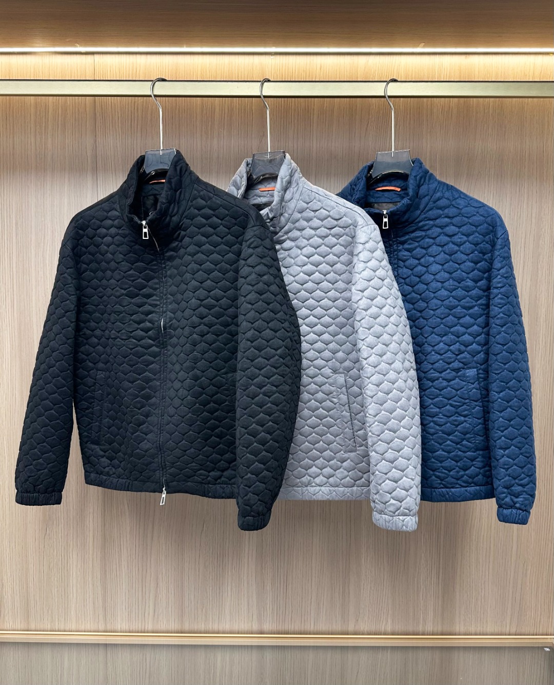 NO:613385,-New products] Trading company channel products, from famous families, 2025 autumn and winter new Lo*o  Pi*na men's business casual solid color stand-collar jacket. A fashion with a typical Italian style. It is very sophisticated in terms of fabric selection and craftsmanship. It is very in line with the aesthetic tone of the LP family. It is low-key and luxurious, elegant and noble. Every detail is a testament to the brand's own high-end sense. The whole body interprets the Italian minimalist, capable and outdoor functional style to the extreme. It is both solemn and harmonious, and the upper body is full of shape!  A treasure-level functional equipment that combines fashion sense and design sense, creating a unique style item, improved pilot shape design, classic stand-up collar design, retro and age-reducing but very fashionable, the cuffs and hem are spliced ​​with elastic thread details, and classic diagonal pockets are embellished!  Composite functional technical fabrics imported from Italy, with special fish scale design, have outdoor light functional effects, have excellent windproof and waterproof characteristics, excellent breathability, first-class texture, superior stiffness, quite elegant and fashionable!  The color is light and versatile, the cut is smart and neat, the upper body instantly highlights the spirit, the style is full, and it can easily control various body types. It is a jacket that perfectly combines business commuting and outdoor leisure. It is a piece of equipment with extremely high wearability and attendance rate!  Color black gray blue Size 48 50 52 54 56 Size data Size 48: Bust 108cm - Length 63cm - Shoulder width 48cm - Sleeve length 58cm Size 50: Bust 112cm - Length 64cm - Shoulder width 49cm - Sleeve length 59cm Size 52: Bust 116cm - Length 65cm - Shoulder width 50cm - Sleeve length 60cm  Size 54: Bust 120cm - Clothes length 66cm - Shoulder width 51cm - Sleeve length 61cm Size 56: Bust 124cm - Clothes length 67cm - Shoulder width 52cm - Sleeve length 62cm,,loro piana,jackets & coats,jackets & coats,alexander wang19860909-新品】贸易公司渠道臻品,系出名门,2025秋冬新款Lo*o Pi*na男士商务休闲纯色立领夹克外套.颇具意大利典型风格的时装,在面料选取和工艺方面都相当考究,极符合LP家族美学基调,低调且奢华,优雅且高贵,每一个细节都在力证品牌自身的高级感,通体将意式的极简、干练和户外功能性风格极致诠释,亦庄亦谐,上身型款十足！集时装感与设计感的一款宝藏级功能型装备,塑造出别具一格的造型单品,改良式的飞行员造型设计,经典的立领设计,复古减龄又非常时髦,袖口与下摆运用松紧螺纹细节拼接,经典斜插式口袋点缀！意大利客供进口复合功能性科技面料,特殊鱼鳞纹设计,具备户外轻型功能效果,具备的防风防水特质,透气性绝佳,质感一流,挺括性优越,颇为优雅且时髦！配色轻熟百搭,版型剪裁干练利落,上身瞬间凸显出精神感,型款十足,轻松驾驭各种身型,商务通勤与户外休闲完美兼备的一款外套,属于实穿性出勤率极高的一款装备！ 颜色黑色 灰色 蓝色 尺码48 50 52 54 56 尺码数据 48码:胸围108cm-衣长63cm-肩宽48cm-袖长58cm 50码:胸围112cm-衣长64cm-肩宽49cm-袖长59cm 52码:胸围116cm-衣长65cm-肩宽50cm-袖长60cm 54码:胸围120cm-衣长66cm-肩宽51cm-袖长61cm 56码:胸围124cm-衣长67cm-肩宽52cm-袖长62cm,,loro piana,jackets & coats,jackets & coats,alexander wang,Men's clothing