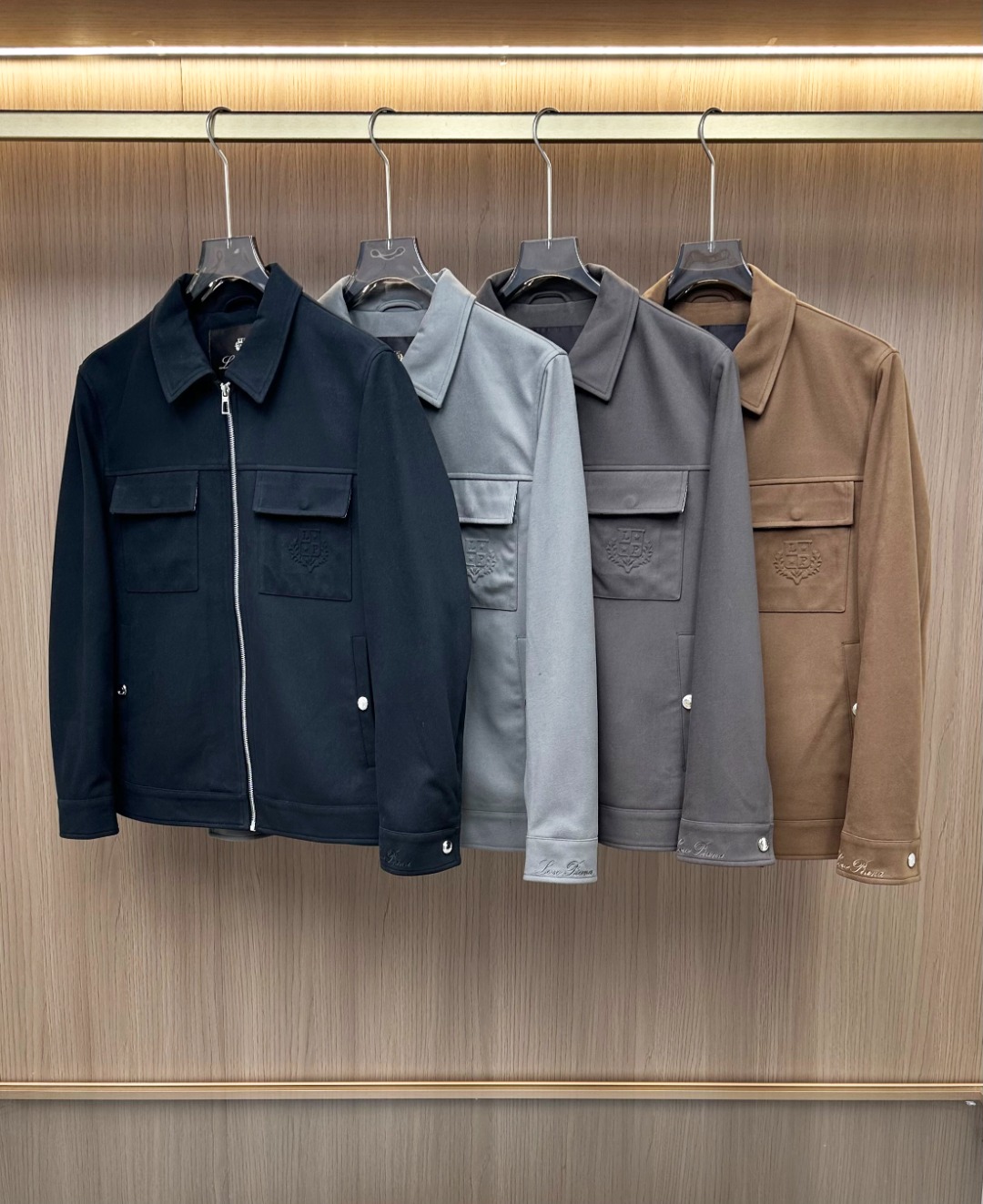 NO:681358,【New Product】Shanghai Trading Company channel product, 2025 autumn and winter new Lo*o Pi*na three-dimensional die-cast logo men's high-end business casual lapel jacket/coat. A typical Italian style fashion, very sophisticated in fabric selection and craftsmanship, very consistent with LP's aesthetic tone, low-key and luxurious, elegant and noble, the overall design draws on LP's advanced minimalist style and urban light luxury style!  Produced by Italy's top 100-year-old fabric manufacturer, the heavy-weight Egyptian Pima cotton is of aristocratic grade and has first-class fabric properties. It shows an extremely fine twill texture as a whole, has high-density waterproof, windproof and anti-fouling properties, and has excellent breathability, delicate touch, extremely strong texture, very lightweight, full of stiffness, and is an easy-care and high-end fabric!  The details are exquisite, the accessories are custom-made, the zipper opening and closing design, the exclusive three-dimensional die-cast logo on the chest and the embroidered LOGO logo on the cuffs. The color is versatile, simple and versatile, suitable for various daily outfits, and can control any body shape. The upper body is capable and energetic, full of fashionable accents, and it is easy to highlight your temperament and style!  It can be easily used in business commuting, leisure outings, golf and other scenes. It is an item that has high attendance rate and is extremely wearable in the wardrobe!  It's something you can meet but can't ask for!  Color Black Gray Brown Brown Size 48 50 52 54 56 Size data Size 48 shoulder width 46cm - bust 110cm - length 62cm - sleeve length 58cm Size 50 shoulder width 47cm - bust 114cm - length 63cm - sleeve length 59cm Size 52 shoulder width 48cm - bust 118cm - length 64cm - sleeve length 60cm  Size 54 has a shoulder width of 49cm-bust 122cm-shirt length 65cm-sleeve length 61cm. Size 56 has a shoulder width of 50cm-chest 126cm-shirt length 66cm-sleeve length 62cm,,loro piana,jackets & coats,jackets & coats,19860909【新品】上海贸易公司渠道货,2025秋冬新款Lo*o Pi*na 立体压铸标识男士高端商务休闲翻领夹克/外套.颇具意大利典型风格的时装,在面料选取和工艺方面都相当考究,极符合 LP美学基调,低调且奢华,优雅且高贵,整体的设计汲取了LP 高级极简风格与都市轻奢格调！意大利顶级百年面料商出品,重磅埃及Pima匹马棉原料,绵中贵族级别,面料属性一流,整体呈现出极为细腻的斜纹肌理,具备高密度防水防风防污属性,且透气性极为优越,触感细腻,质感极为强烈,非常轻量化,挺括性十足,属于极易打理且高档的面料！细节精湛考究,辅料专属定制打造而成,拉链开合设计,胸前专属立体压铸标识及袖口处刺绣LOGO标识,配色万能简约百搭,符合日常各种穿搭,驾驭任何身型,上身干练且精神气十足,满满时髦腔调感,极易凸显出气质格调！商务通勤、出街休闲、高尔夫运动等场景轻松驾驭,属于衣橱高出勤率且实穿性极高的一款单品！可遇而不可求！ 颜色黑色 灰色 棕色 咖啡色 尺码48 50 52 54 56 尺码数据 48码肩宽46cm-胸围110cm-衣长62cm-袖长58cm 50码肩宽47cm-胸围114cm-衣长63cm-袖长59cm 52码肩宽48cm-胸围118cm-衣长64cm-袖长60cm 54码肩宽49cm-胸围122cm-衣长65cm-袖长61cm 56码肩宽50cm-胸围126cm-衣长66cm-袖长62cm,,loro piana,jackets & coats,jackets & coats,,Men's clothing
