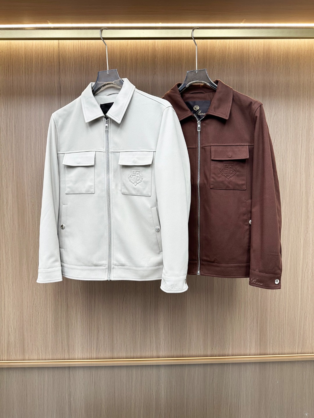 NO:613420,- [New Product] Shanghai Trading Company channel product, 2025 autumn and winter new Lo*o Pi*na three-dimensional die-cast logo men's high-end business casual lapel jacket/coat. A typical Italian style fashion, very sophisticated in fabric selection and craftsmanship, very consistent with LP's aesthetic tone, low-key and luxurious, elegant and noble, the overall design draws on LP's advanced minimalist style and urban light luxury style!  Produced by Italy's top 100-year-old fabric manufacturer, the heavy-weight Egyptian Pima cotton is of aristocratic grade and has first-class fabric properties. It shows an extremely fine twill texture as a whole, has high-density waterproof, windproof and anti-fouling properties, and has excellent breathability, delicate touch, extremely strong texture, very lightweight, full of stiffness, and is an easy-care and high-end fabric!  The details are exquisite, the accessories are custom-made, the zipper opening and closing design, the exclusive three-dimensional die-cast logo on the chest and the embroidered LOGO logo on the cuffs. The color is versatile, simple and versatile, suitable for various daily outfits, and can control any body shape. The upper body is capable and energetic, full of fashionable accents, and it is easy to highlight your temperament and style!  It can be easily used in business commuting, leisure outings, golf and other scenes. It is an item that has high attendance rate and is extremely wearable in the wardrobe!  It's something you can meet but can't ask for!  Color burgundy off-white Size 48 50 52 54 56 Size data Size 48 shoulder width 46cm-chest 110cm-shirt length 62cm-sleeve length 58cm Size 50 shoulder width 47cm-chest 114cm-shirt length 63cm-sleeve length 59cm Size 52 shoulder width 48cm-chest 118cm-shirt length 64cm-sleeve length 60cm  Size 54, shoulder width 49cm - chest 122cm - length 65cm - sleeve length 61cm Size 56, shoulder width 50cm - chest 126cm - length 66cm - sleeve length 62cm,,loro piana,jackets & coats,jackets & coats,alexander wang19860909-【新品】上海贸易公司渠道货,2025秋冬新款Lo*o Pi*na 立体压铸标识男士高端商务休闲翻领夹克/外套.颇具意大利典型风格的时装,在面料选取和工艺方面都相当考究,极符合 LP美学基调,低调且奢华,优雅且高贵,整体的设计汲取了LP 高级极简风格与都市轻奢格调！意大利顶级百年面料商出品,重磅埃及Pima匹马棉原料,绵中贵族级别,面料属性一流,整体呈现出极为细腻的斜纹肌理,具备高密度防水防风防污属性,且透气性极为优越,触感细腻,质感极为强烈,非常轻量化,挺括性十足,属于极易打理且高档的面料！细节精湛考究,辅料专属定制打造而成,拉链开合设计,胸前专属立体压铸标识及袖口处刺绣LOGO标识,配色万能简约百搭,符合日常各种穿搭,驾驭任何身型,上身干练且精神气十足,满满时髦腔调感,极易凸显出气质格调！商务通勤、出街休闲、高尔夫运动等场景轻松驾驭,属于衣橱高出勤率且实穿性极高的一款单品！可遇而不可求！ 颜色酒红色 米白色 尺码48 50 52 54 56 尺码数据 48码肩宽46cm-胸围110cm-衣长62cm-袖长58cm 50码肩宽47cm-胸围114cm-衣长63cm-袖长59cm 52码肩宽48cm-胸围118cm-衣长64cm-袖长60cm 54码肩宽49cm-胸围122cm-衣长65cm-袖长61cm 56码肩宽50cm-胸围126cm-衣长66cm-袖长62cm,,loro piana,jackets & coats,jackets & coats,alexander wang,Men's clothing