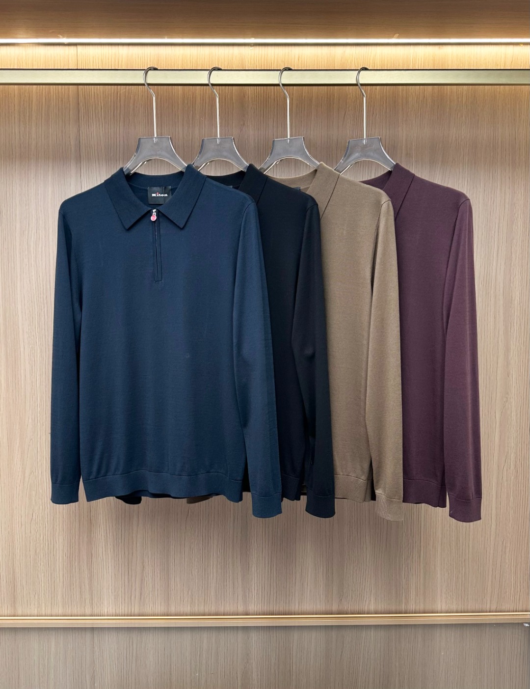 NO:613415,-New products] Trading company channel products, 2025 new autumn and winter Kiton men's business casual simple versatile lapel zipper sweater sweater/sweater. Customers provide high-definition Australian combed pure wool fabric, which is quite expensive material. The texture of the fabric is softer and more delicate. The velvet feel has warmth and affinity. The touch is self-evident. There is no thorny feeling when worn next to the body, and the warmth coefficient is superior!  It is both business commuting and leisure. It is an urban fashionable high-end item. The color is simple, sophisticated and restrained. It is generous and elegant. It can meet various daily dressing needs. It is very good whether it is worn inside or alone!  Color black navy blue burgundy gray green Size 48 50 52 54 56 Size data Size 48: Bust 110cm-Length 68cm-Shoulder width 44cm-Sleeve length 58cm Size 50: Bust 114cm-Length 69cm-Shoulder width 45cm-Sleeve length 59cm  Size 52: Bust 118cm - Clothing length 70cm - Shoulder width 46cm - Sleeve length 60cm Size 54: Bust 122cm - Clothing length 71cm - Shoulder width 47cm - Sleeve length 61cm Size 56: Bust 126cm - Clothing length 72cm - Shoulder width 48cm - Sleeve length 62cm,,sweaters,alexander wang19860909-新品】贸易公司渠道臻品,2025秋冬新款Kiton奇顿男士商务休闲简约百搭翻领拉链针织衫羊毛衫/毛衣.客供高定澳洲精梳纯羊毛面料,颇为矜贵的材质,面料质感更具软糯细腻,绒感自带温暖和亲和力,触感不言而喻,贴身穿着无任何扎刺感,保暖系数优越！商务通勤与休闲兼备,都市时髦高级单品,配色简约轻熟内敛,大方且优雅十足,满足日常各种穿搭需求,无论内搭还是单穿都非常出彩！ 颜色黑色 藏青色 酒红色 灰绿色 尺码48 50 52 54 56 尺码数据 48码:胸围110cm-衣长68cm-肩宽44cm-袖长58cm 50码:胸围114cm-衣长69cm-肩宽45cm-袖长59cm 52码:胸围118cm-衣长70cm-肩宽46cm-袖长60cm 54码:胸围122cm-衣长71cm-肩宽47cm-袖长61cm 56码:胸围126cm-衣长72cm-肩宽48cm-袖长62cm,,sweaters,alexander wang,Men's clothing