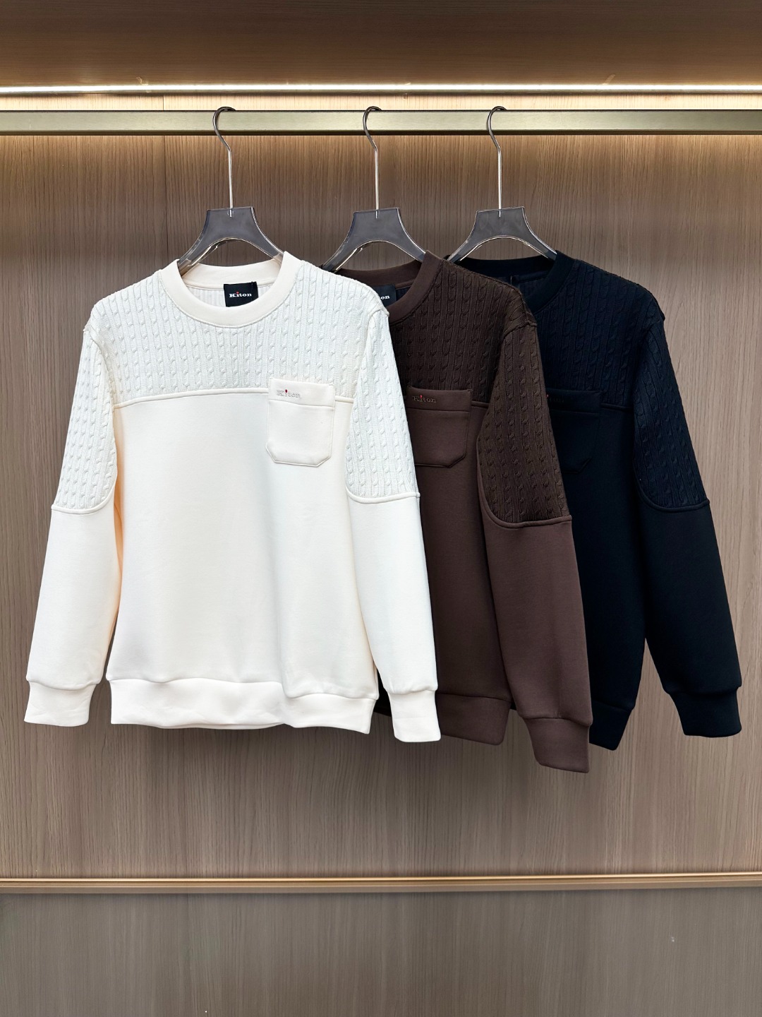 NO:599998,-New products] Goods from trading company channels, original factory products, new products for autumn and winter, in perfect condition!  !  Ki*on Italian men's high-end aristocratic and elegant knitted patchwork pullover sweatshirt!  It is known as a model in the fashion handicraft industry, a brand used by royal nobles and elites, and the first choice of Prince Charles, Putin and Wall Street financial giants. It is one of the world's top luxury men's clothing brands!  This sweatshirt is very in line with the aesthetic tone of the Ki family. The design style perfectly follows the essence of the KI family. The logo on the chest pocket presents a very representative brand culture. The pattern is made of advanced mechanical dot embroidery. It is full of visual sense, simple yet fashionable, and enriches the overall visual aesthetic!  The high-grade materials imported from Egypt are selected from the finest long-staple cotton raw materials with excellent sunlight in the Nile River area. The lining is treated with micro-sanding process. The sleeves, arms and shoulders are knitted and spliced. It has excellent skin-friendliness, full sense of delicacy, perfect combination of comfort and breathability, and the tactile experience is self-evident!  The details are exquisite, the appearance is first-class, and the fashionable loose cut can be perfectly worn by both men and women. It is excellent whether worn inside or alone. It is a sweatshirt that can easily highlight your temperament and taste!  Color Black Brown Off-white Size 48 50 52 54 56 Size data Size 48: Bust 110cm - Shoulder width 47cm - Clothing length 66cm - Sleeve length 59cm Size 50: Bust 114cm - Shoulder width 48cm - Clothing length 67cm - Sleeve length 60cm Size 50: Bust 118cm - Shoulder width 49cm - Clothing length 68cm - Sleeve length 61cm  Size 54: Bust 122cm - Shoulder width 50cm - Clothes length 69cm - Sleeve length 62cm Size 56: Bust 126cm - Shoulder width 51cm - Clothes length 70cm - Sleeve length 63cm,,hoodie,sweatshirts,alexander wang19860909-新品】贸易公司渠道货,原厂出品,秋冬新品,品相完美如斯！！Ki*on 意大利男士高端贵族雅致针织拼接套头卫衣！被誉为时装手工界的典范,皇室贵族及精英御用品牌,查尔斯王子和普京及华尔街金融大鳄们的首选,属于全球顶级奢华男装品牌！极符合Ki家族美学基调的一款卫衣,造型设计画风完美沿袭了KI家的精髓,胸前口袋标识呈现极具代表性的品牌文化,图案由先进的机械点状刺绣而成,视觉感拉满,简约不失时尚感,丰富了整体视觉审美！客供埃及进口高级物料,甄选尼罗河区域光照极好的上等长绒棉花原料,内里采用微磨毛工艺处理,袖臂及肩部采用针织拼接,亲肤性绝佳,细腻感十足,舒适性与透气性完美兼备,触感体验不言而喻！细节精致考究,品相一流,时尚宽松型剪裁,男女皆可完美驾驭,无论内搭还是单穿都非常出色,上身极易凸显气质和品位的一款卫衣！ 颜色黑色 咖色 米白色 尺码48 50 52 54 56 尺码数据 48码:胸围110cm-肩宽47cm-衣长66cm-袖长59cm 50码:胸围114cm-肩宽48cm-衣长67cm-袖长60cm 50码:胸围118cm-肩宽49cm-衣长68cm-袖长61cm 54码:胸围122cm-肩宽50cm-衣长69cm-袖长62cm 56码:胸围126cm-肩宽51cm-衣长70cm-袖长63cm,,hoodie,sweatshirts,alexander wang,Men's clothing