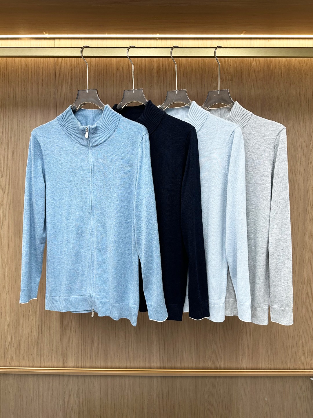 NO:599995,-[New Products] Products from foreign trade channels are available simultaneously at the counter!  The new autumn and winter Brun*llo Cucin*lli men's business casual simple versatile stand-up collar zipper cardigan sweater cardigan sweater jacket. A typical Italian style fashion, very sophisticated in fabric selection and craftsmanship, very consistent with the BC aesthetic tone, low-key and luxurious, elegant and noble, and the beautiful twist craft elements create a very fashionable visual effect!  High-end custom-made Australian merino combed fabric, made from heavyweight pure wool. It is a very high-quality and precious material. The texture of the fabric is softer and more delicate. The velvet feel has its own warmth and affinity. The touch is self-evident. There is no pricking feeling when worn next to the body. It is thick and has excellent warmth and cold protection effect!  The upper body effect is excellent, the compatibility is very strong, no age difference, very versatile and elegant, full of taste and temperament, it is very stunning whether worn inside or alone, it is a highly practical item!  Color Gray Light Blue Navy Blue Size 48 50 52 54 56 Size data Size 48: Bust 100cm - Length 66cm - Shoulder width 43cm - Sleeve length 62cm Size 50: Bust 104cm - Length 67cm - Shoulder width 44cm - Sleeve length 63cm  Size 52: Bust 108cm - Length 68cm - Shoulder width 45cm - Sleeve length 64cm Size 54: Bust 112cm - Length 69cm - Shoulder width 46cm - Sleeve length 65cm Size 56: Bust 116cm - Length 70cm - Shoulder width 47cm - Sleeve length 66cm, brunello cucinelli, jackets & coats, sweaters, alexander wang19860909-【新品】洋行贸易渠道货品.柜台同步发售！秋冬新款Brun*llo Cucin*lli男士商务休闲简约百搭立领拉链开衫针织衫羊毛衫毛衣外套.颇具意大利典型风格的时装,在面料选取和工艺方面都相当考究,极符合 BC美学基调,低调且奢华,优雅且高贵,绝美的扭花工艺元素,缔造出颇为时髦的视觉效果！客供高定 澳洲美丽诺精梳面料,重磅纯羊毛定纺而成,颇为上乘矜贵的材质,面料质感更具软糯细腻,绒感自带温暖和亲和力,触感不言而喻,贴身穿着无任何扎刺感,厚实保暖御寒效果极好！上身效果绝佳,兼容性极强,无年龄之分,非常百搭优雅,品味气质感十足,无论内搭还是单穿都非常惊艳,属于实穿性极高的一款单品！ 颜色灰色 浅蓝色 藏青色 蓝色 尺码48 50 52 54 56 尺码数据 48码:胸围100cm-衣长66cm-肩宽43cm-袖长62cm 50码:胸围104cm-衣长67cm-肩宽44cm-袖长63cm 52码:胸围108cm-衣长68cm-肩宽45cm-袖长64cm 54码:胸围112cm-衣长69cm-肩宽46cm-袖长65cm 56码:胸围116cm-衣长70cm-肩宽47cm-袖长66cm,,brunello cucinelli,jackets & coats,sweaters,alexander wang,Men's clothing