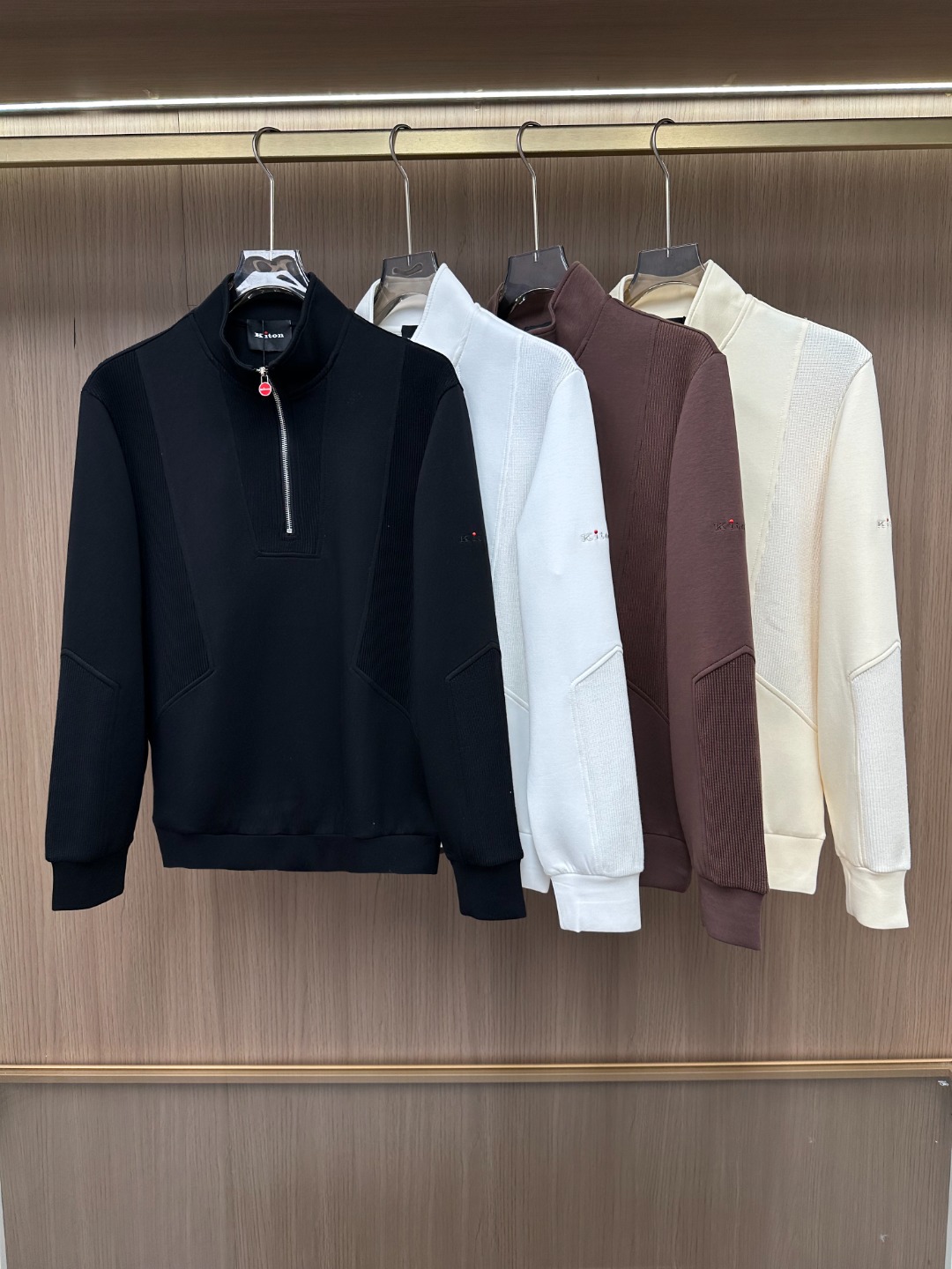 NO:599992,-New products] Goods from trading company channels, original factory products, new products for autumn and winter, in perfect condition!  !  Ki*on Italian men's high-end aristocratic elegant knitted patchwork stand-up collar pullover sweatshirt!  It is known as a model in the fashion handicraft industry, a brand used by royal nobles and elites, and the first choice of Prince Charles, Putin and Wall Street financial giants. It is one of the world's top luxury men's clothing brands!  This sweatshirt is very in line with the aesthetic tone of the Ki family. The design style perfectly follows the essence of the KI family. The logo on the chest pocket presents a very representative brand culture. The pattern is made of advanced mechanical dot embroidery. It is full of visual sense, simple yet fashionable, and enriches the overall visual aesthetic!  The high-grade materials imported from Egypt are selected from the finest long-staple cotton raw materials with excellent sunlight in the Nile River area. The sleeves, arms and shoulders are made of knitted splicing, which has excellent skin-friendliness, full sense of delicacy, perfect combination of comfort and breathability, and the tactile experience is self-evident!  The details are exquisite, the appearance is first-class, and the fashionable loose cut can be perfectly worn by both men and women. It is excellent whether worn inside or alone. It is a sweatshirt that can easily highlight your temperament and taste!  Color Black White Brown Beige Size 48 50 52 54 56 Size data Size 48: Bust 110cm - Shoulder width 47cm - Clothing length 66cm - Sleeve length 59cm Size 50: Bust 114cm - Shoulder width 48cm - Clothing length 67cm - Sleeve length 60cm  Size 50: Bust 118cm - Shoulder width 49cm - Clothing length 68cm - Sleeve length 61cm Size 54: Bust 122cm - Shoulder width 50cm - Clothing length 69cm - Sleeve length 62cm Size 56: Bust 126cm - Shoulder width 51cm - Clothing length 70cm - Sleeve length 63cm,,hoodie,sweatshirts,alexander wang19860909-新品】贸易公司渠道货,原厂出品,秋冬新品,品相完美如斯！！Ki*on 意大利男士高端贵族雅致针织拼接立领套头卫衣！被誉为时装手工界的典范,皇室贵族及精英御用品牌,查尔斯王子和普京及华尔街金融大鳄们的首选,属于全球顶级奢华男装品牌！极符合Ki家族美学基调的一款卫衣,造型设计画风完美沿袭了KI家的精髓,胸前口袋标识呈现极具代表性的品牌文化,图案由先进的机械点状刺绣而成,视觉感拉满,简约不失时尚感,丰富了整体视觉审美！客供埃及进口高级物料,甄选尼罗河区域光照极好的上等长绒棉花原料,袖臂及肩部采用针织拼接,亲肤性绝佳,细腻感十足,舒适性与透气性完美兼备,触感体验不言而喻！细节精致考究,品相一流,时尚宽松型剪裁,男女皆可完美驾驭,无论内搭还是单穿都非常出色,上身极易凸显气质和品位的一款卫衣！ 颜色黑色 白色 咖色 米色 尺码48 50 52 54 56 尺码数据 48码:胸围110cm-肩宽47cm-衣长66cm-袖长59cm 50码:胸围114cm-肩宽48cm-衣长67cm-袖长60cm 50码:胸围118cm-肩宽49cm-衣长68cm-袖长61cm 54码:胸围122cm-肩宽50cm-衣长69cm-袖长62cm 56码:胸围126cm-肩宽51cm-衣长70cm-袖长63cm,,hoodie,sweatshirts,alexander wang,Men's clothing