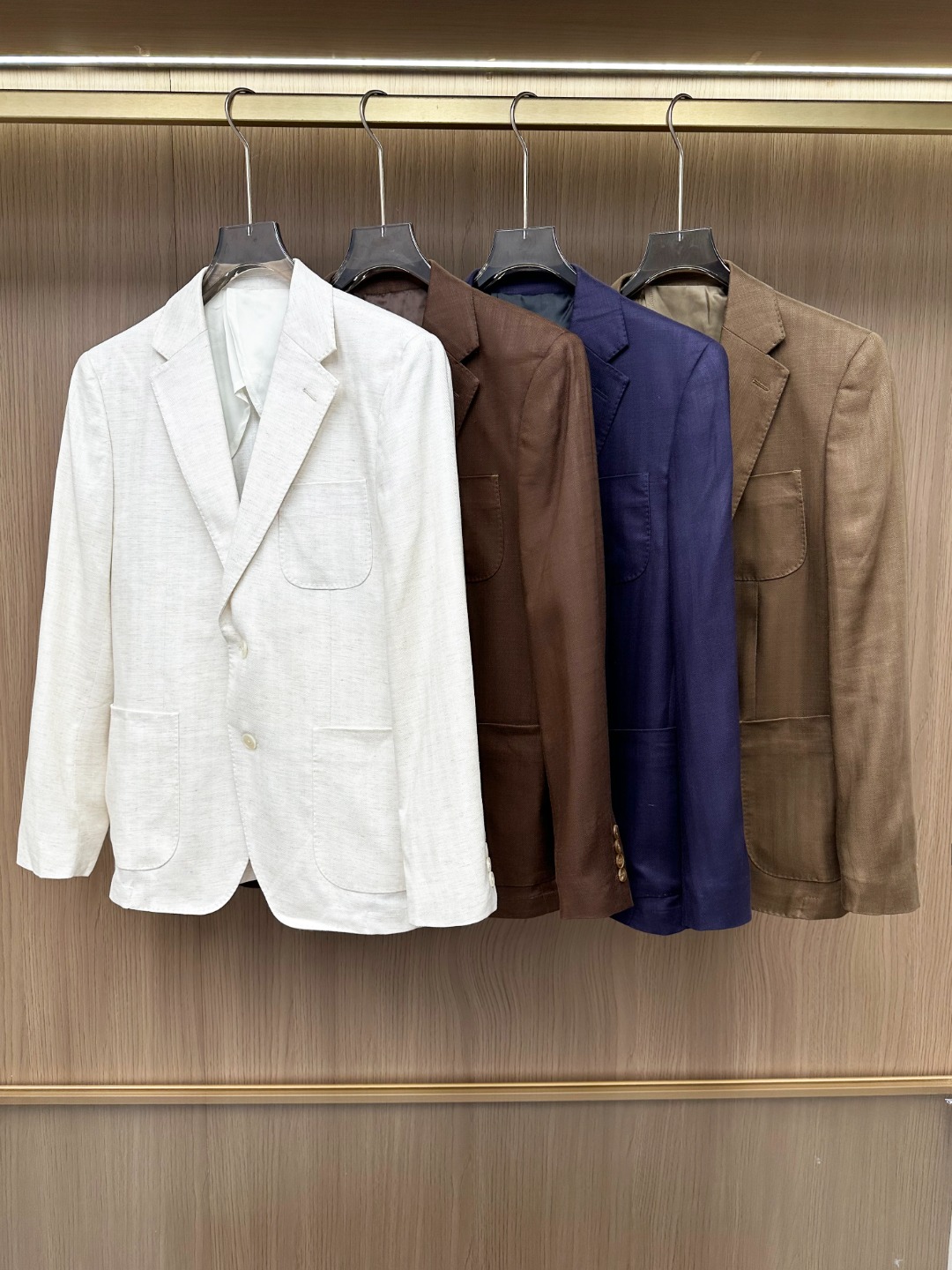 NO:599990,-New products] Trading company channel products, from a well-known family, pure blood quality, original OEM products, new autumn and winter Lo*o Pi*na men's high-end business casual cotton and linen suit jackets/singles!  Fashion with a typical Italian style is very sophisticated in terms of fabric selection and craftsmanship. The overall shape has a strong aesthetic gene of the LP family. It is low-key and luxurious, elegant and noble. Every detail proves the high-end sense of the brand itself. The classic single-row two-button design retains the brand's iconic details on the inside, which is quite original!  The fabrics and accessories are all provided by customers. The fabrics are provided by Italy's top fabric manufacturer OLMETEX. They are imported high-quality environmentally friendly cotton and original eco-friendly linen fabrics, combined with a certain precious golden ratio Tencel material. The combination of the three materials greatly improves the comfort and texture beauty. It has excellent skin-friendliness, superior breathability, and full drape. The texture structure restores the natural purity and simplicity of linen. It is visually very attractive and full of artistic conception!  The overall appearance of the suit is first-class, and the craftsmanship inherits the production level of the world's top Belvest workshop. The tailoring is slim and fit, in line with the best ergonomic design of the human body. The lines are clean and neat, and the classic two-button design can properly balance the hard feeling of the body. The upper body is more upright and strong, and full of style!  The color scheme is light and versatile, elegant and harmonious, and can be used in various occasions. It is perfect for business commuting and outings for leisure. It shows a sense of high-end and elegance when worn. It is easy to highlight the temperament of the jacket. The upper body is extremely light and unburdened. It is a highly practical item in the wardrobe!  Color dark brown purple blue light brown off-white Size 48 50 52 54 56 Size data Size 48: bust 104cm - shoulder width 43cm - length 69cm - sleeve length 61cm Size 50: bust 108cm - shoulder width 44cm - length 70cm - sleeve length 62cm  Size 52: bust 112cm - shoulder width 45cm - length 71cm - sleeve length 63cm Size 54: bust 116cm - shoulder width 46cm - length 72cm - sleeve length 64cm Size 56: bust 120cm - shoulder width 47cm - length 73cm - sleeve length 65cm, louis vuitton, loro piana, jackets & coats, gold, alexander wang19860909-新品】贸易公司渠道臻品,系出名门,纯正血统品质,原产代工出品,秋冬新款Lo*o Pi*na男士高端商务休闲棉麻西服外套/单西！颇具意大利典型风格的时装,在面料选取和工艺方面都相当考究,通体的造型有着 LP 家族强烈的美学基因,低调且奢华,优雅且高贵,每一个细节都在力证品牌自身的高级感,经典单排两粒扣设计,内里保留了品牌标识性细节处理,颇为匠心独具！面料与辅料皆为客供,面料由意大利顶级面料商OLMETEX 公司提供,进口臻选的上等环保棉,以及原生态环保亚麻面料,融合一定矜贵黄金比例天丝材质,三者材质的结合极大的提升了舒适感与肌理美感,亲肤性方面绝佳,透气性亦优越,垂感十足,纹理构造还原了亚麻自然纯粹与质朴的本色,视觉方面相当耐看,意境十足！西服整体品相一流,工艺水准传承了世界顶级Belvest工坊制作水平, 剪裁修身合体,符合人体最佳工学设计,线条感干净利落,经典两粒扣设计,能够恰到好处的平衡身体坚硬的感觉,上身更显挺拔矫健,型格十足！配色轻熟百搭,亦庄亦谐,驾驭各种场合,商务通勤与出街休闲完美兼备,穿搭间尽显高级感与气质感,极易凸显出气质类的外套,上身极为轻便无负担感,属于衣橱实穿性极高的一款单品！ 颜色深棕色 紫蓝色 浅棕色 米白色 尺码48 50 52 54 56 尺码数据 48码:胸围104cm-肩宽43cm-衣长69cm-袖长61cm 50码:胸围108cm-肩宽44cm-衣长70cm-袖长62cm 52码:胸围112cm-肩宽45cm-衣长71cm-袖长63cm 54码:胸围116cm-肩宽46cm-衣长72cm-袖长64cm 56码:胸围120cm-肩宽47cm-衣长73cm-袖长65cm,,louis vuitton,loro piana,jackets & coats,gold,alexander wang,Men's clothing