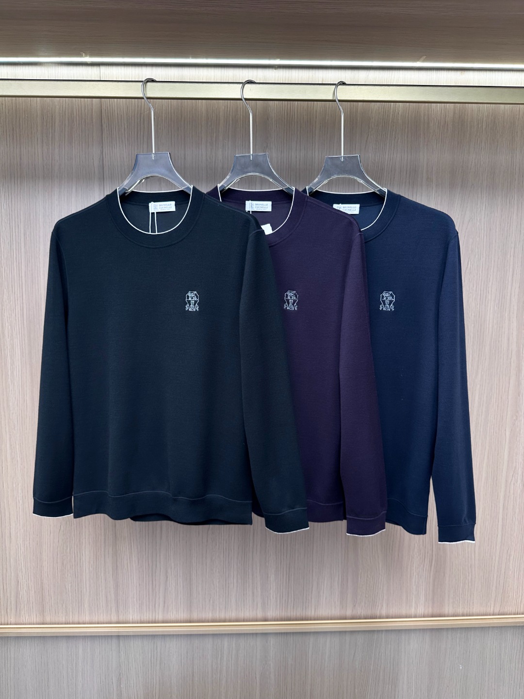 NO:600003,-New product】Shanghai Trading Company. New autumn and winter style Brun*llo Cucin*lli men's business casual wool sweater. BC is the world's top luxury brand from Italy. It is known as the 'King of Cashmere' and 'The Real Luxury in the Clothing Industry' for its low-key luxury!  High-end custom-made Australian merino combed fabric, made from heavyweight pure wool. It is a very high-quality and precious material. The texture of the fabric is softer and more delicate. The velvet feel has its own warmth and affinity. The touch is self-evident. There is no pricking feeling when worn next to the body. It is thick and has excellent warmth and cold protection effect!  The upper body effect is excellent, the compatibility is very strong, no age difference, very versatile and elegant, full of taste and temperament, it is very stunning whether worn inside or alone, it is a highly practical item!  Color Black Navy Purple Size 48 50 52 54 56 Size Data Size Data Size 48: Bust 102cm-Length 66cm-Shoulder Width 45cm-Sleeve Length 63cm Size 50: Bust 106cm-Length 67cm-Shoulder Width 46cm-Sleeve Length 64cm  Size 52: Bust 110cm - Clothing length 68cm - Shoulder width 47cm - Sleeve length 65cm Size 54: Bust 114cm - Clothing length 69cm - Shoulder width 48cm - Sleeve length 66cm Size 56: Bust 118cm - Clothing length 70cm - Shoulder width 49cm - Sleeve length 67cm, brunello cucinelli, sweaters, alexander wang19860909-新品】上海贸易公司货.秋冬新款Brun*llo Cucin*lli男士商务休闲羊毛毛衣.BC来自意大利的世界顶级奢侈品牌,被誉为低调奢华的 “山羊绒之王” 和 “服装界真正的奢侈品”！客供高定 澳洲美丽诺精梳面料,重磅纯羊毛定纺而成,颇为上乘矜贵的材质,面料质感更具软糯细腻,绒感自带温暖和亲和力,触感不言而喻,贴身穿着无任何扎刺感,厚实保暖御寒效果极好！上身效果绝佳,兼容性极强,无年龄之分,非常百搭优雅,品味气质感十足,无论内搭还是单穿都非常惊艳,属于实穿性极高的一款单品！ 颜色黑色 藏青色 紫色 尺码48 50 52 54 56 尺码数据 尺码数据 48码:胸围102cm-衣长66cm-肩宽45cm-袖长63cm 50码:胸围106cm-衣长67cm-肩宽46cm-袖长64cm 52码:胸围110cm-衣长68cm-肩宽47cm-袖长65cm 54码:胸围114cm-衣长69cm-肩宽48cm-袖长66cm 56码:胸围118cm-衣长70cm-肩宽49cm-袖长67cm,,brunello cucinelli,sweaters,alexander wang,Men's clothing