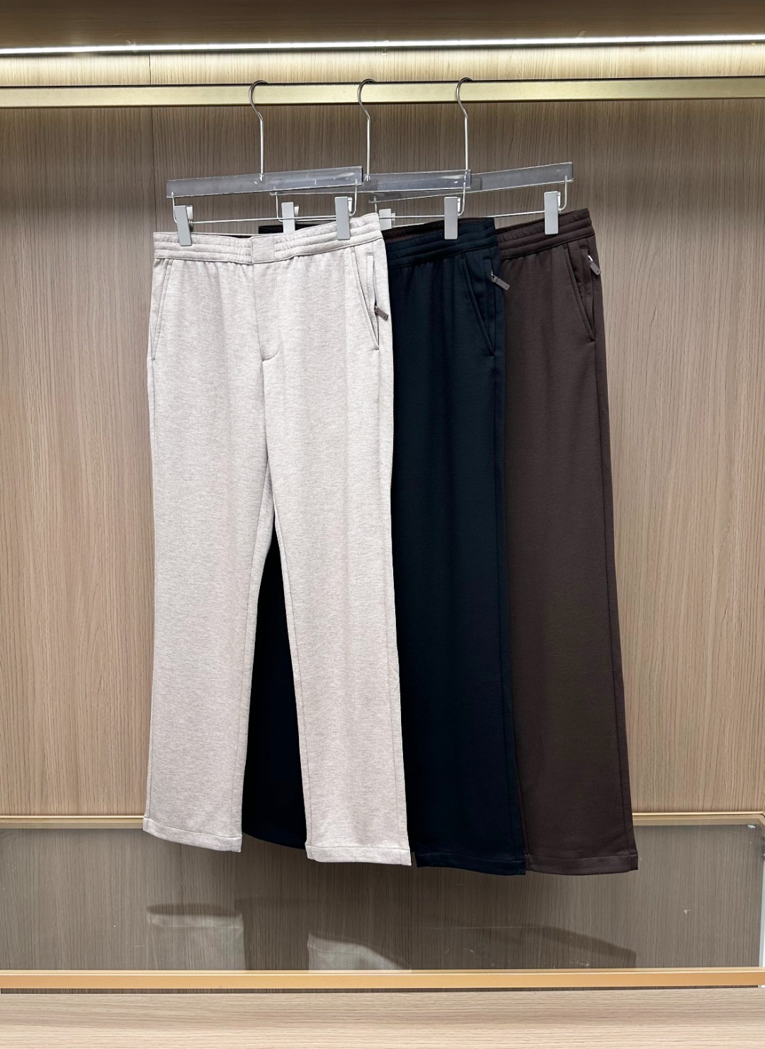 NO:600006,-[New product] Hong Kong foreign company channel goods, heavyweight tasting products, 2025 autumn and winter new products, Ber*uti/Ber*di fashion men's business casual small straight casual pants. Ber*uti is a luxury brand with a strong historical and cultural heritage. It has always been favored by the upper class and is destined to be a high-end treasure private product owned by a few people, such as President Kennedy, the Rothschild family, the Greek shipping king and Picasso's level!  A high-end light luxury platinum-level casual trousers with a strong sense of design. The all-over silhouette brings minimalist aesthetics to the extreme, with smooth and capable lines. Classic micro-three-dimensional tailoring, elastic waistband drawstring, straight leg design, heavy metal zipper on the right side, equipped with back pocket design, decorated with the iconic sheepskin badge logo, very recognizable, supplied by Italian customers  Top-grade custom-made garment fabrics with first-class specifications and attributes, high-gram weight Egyptian cotton, rare and unique craftsmanship, extremely complex production process, visually stunning, extremely sultry, full of vitality, soft and delicate fabric feel, light and comfortable to enjoy, excellent skin-friendly and breathable, smooth and stylish, neither wrinkled nor deformed, it is a type that cannot be easily taken off!  The workmanship is rigorous and exquisite, and every detail can prove the brand's grasp of quality. It can withstand the test in all aspects, the upper body effect is superb, and the styling is first-class. It is a rare high-end item on the market!  Color Black Khaki Brown Size 48 50 52 54 56 Size data Size 48 waist 78cm - front 30cm - leg 31cm - trouser length 104cm Size 50 waist 82cm - front 31cm - leg 32cm - trouser length 105cm Size 52 waist 86cm - front 32cm - leg 33cm - trouser length 106cm  Size 54, waist 90cm - front 33cm - leg 34cm - pants length 107cm Size 56, waist 94cm - front 34cm - legs 35cm - pants length 108cm,,sheepskin,alexander wang19860909-【新品】香港洋行渠道货,重磅级品鉴产物,2025秋冬新品,Ber*uti/伯尔*帝时装款男士商务休闲小直筒休闲裤.Ber*uti属于有着浓厚历史文化沉淀的一个奢华品牌,一直备受上流社会青睐,注定被少数人所拥有的高级宝藏私品,诸如肯尼迪总统、罗斯柴尔德家族、希腊船王以及毕加索这一级别的！高端轻奢白金级的一款休闲裤,设计感极强,通体的造型轮廓将极简美学发挥到极致,线条感流畅干练,经典微立体剪裁版型,松紧腰带抽绳,裤脚直筒设计,右侧金属拉链重工加持,搭载后兜设计,上面饰有羊皮制标志性徽章标识,辨识度非常鲜明,意大利客供顶级定制成衣面料,规格属性重磅一流,高克重埃及上等棉,罕见独特的工艺,制作流程极其繁复,,视觉无敌惊艳,极致的闷骚感,充满活力,面料触感柔软细腻,轻便舒适享受,亲肤性与透气性绝佳,挺刮有型,不褶皱亦不变形,属于穿上不轻易脱下的类型！做工严谨考究,每一处细节皆可力证品牌对于品质方面的拿捏,方方面面经得住考验,上身效果超赞,造型感一流,属于市面稀有的高级单品！ 颜色黑色 卡其 咖色 尺码48 50 52 54 56 尺码数据 48码腰围78cm-前档30cm-腿围31cm-裤长104cm 50码腰围82cm-前档31cm-腿围32cm-裤长105cm 52码腰围86cm-前档32cm-腿围33cm-裤长106cm 54码腰围90cm-前档33cm-腿围34cm-裤长107cm 56码腰围94cm-前档34cm-腿围35cm-裤长108cm,,sheepskin,alexander wang,Men's clothing