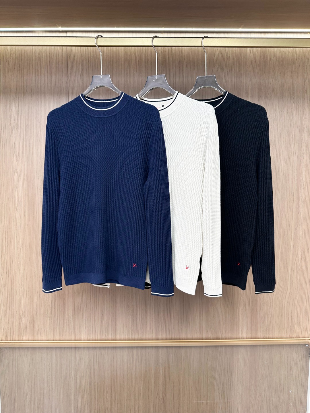 NO:600004,-[New product] Duanyangxing channel goods, top platinum level products, OEM production, first-class appearance, pure blood, 2025 early autumn new isaia men's high-end pure wool crew neck sweater!  Isaia was founded in Naples in the 19th century. It has been passed down for four generations and has always focused on the field of high-end men's clothing. The brand combines the handicraft tradition of southern Italy with modern production technology to create clothing that is both artistic and functional. It has become one of the representative brands of the 'Neapolitan tailoring school' and provides luxury options for urban elites who pay attention to clothing details and lifestyle taste. Melbourne Extrafine Merino is available for import.  Wool Merino wool, selected high-quality raw materials, custom-woven by top-notch German machines, has fine stitching, comfortable and soft touch, excellent skin-friendliness, and superior warmth retention!  The upper body effect is excellent, the compatibility is extremely high, and the moldability is also very strong. It has no age difference and is very versatile. It is very stunning whether it is worn inside or on its own. It is a very popular item in the matching season!  Color black dark blue gray rice Size 48 50 52 54 56 Size data Size 48: Bust 100cm-Length 67cm-Shoulder width 44cm-Sleeve length 64cm Size 50: Bust 104cm-Length 68cm-Shoulder width 45cm-Sleeve length 65cm Size 52: Bust 108cm-Length 69cm-Shoulder width 46cm-Sleeve length 66cm  Size 54: Bust 112cm - Clothing length 70cm - Shoulder width 47cm - Sleeve length 67cm Size 56: Bust 116cm - Clothing length 71cm - Shoulder width 48cm - Sleeve length 68cm,,sweaters,alexander wang19860909-【新品】端洋行渠道货,顶级白金级臻品,代工出品, 品相一流,纯正血统,2025早秋新款isaia男士高端纯羊毛圆领毛衣！Isaia创立于19代的那不勒斯,历经四代传承,始终专注于高端男装领域.品牌通过融合意大利南部的手工传统与现代化生产技术,打造出兼具艺术性与功能性的服饰,成为“那不勒斯剪裁学派”的代表性品牌之一,专为注重衣着细节与生活品味的都市精英提供奢华选择.客供进口的墨尔本Extrafine Merino Wool美丽诺羊毛,甄选的上乘原料,顶级德国机器定织,针法细腻,触感舒适柔软,亲肤性极佳,保暖性方面优越！上身效果绝佳,兼容性极高,塑造性亦极强,无年龄之分,非常百搭,无论内搭还是单穿都非常惊艳,属于搭配季相当提鲜的一款单品！ 颜色黑色 深蓝色 灰米 尺码48 50 52 54 56 尺码数据 48码:胸围100cm-衣长67cm-肩宽44cm-袖长64cm 50码:胸围104cm-衣长68cm-肩宽45cm-袖长65cm 52码:胸围108cm-衣长69cm-肩宽46cm-袖长66cm 54码:胸围112cm-衣长70cm-肩宽47cm-袖长67cm 56码:胸围116cm-衣长71cm-肩宽48cm-袖长68cm,,sweaters,alexander wang,Men's clothing
