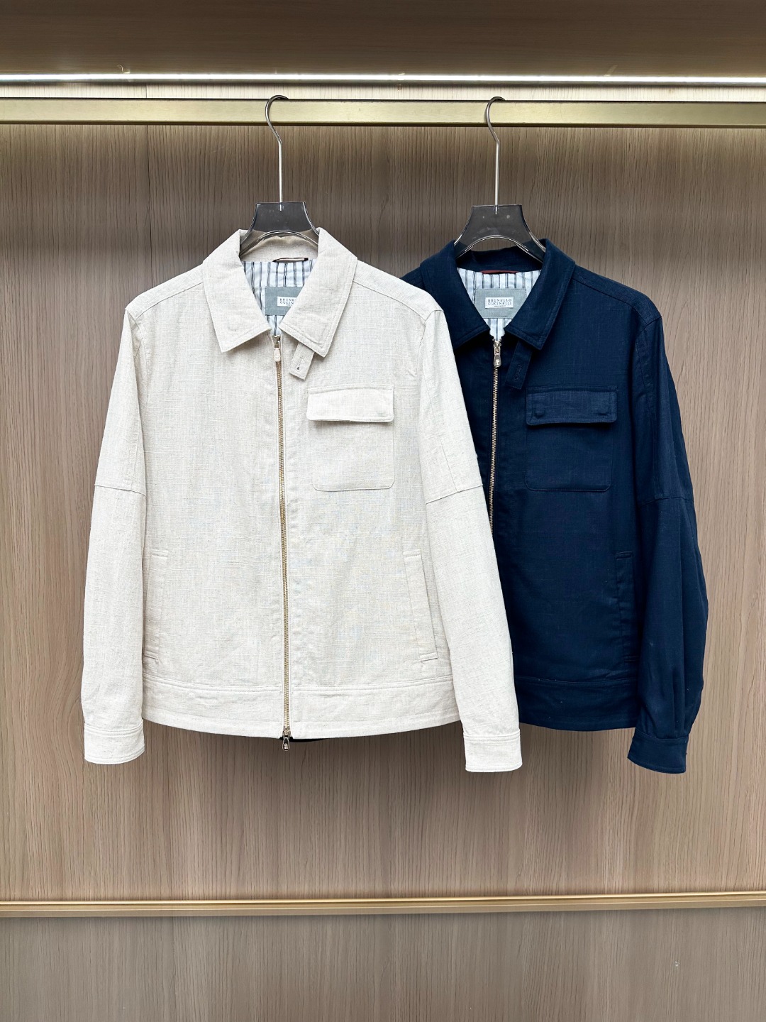 NO:600022,-[New Products] Products from Shanghai Trading Company channels, pure blood quality, new products for autumn and winter 2025, officially sold simultaneously!  Brun*llo Cucin*lli men's high-end business casual pure linen lapel jacket/coat. A fashion with a typical Italian style. It is very sophisticated in fabric selection and craftsmanship. It is very consistent with the BC aesthetic tone. It is low-key and luxurious, elegant and noble. The overall design draws on BC's advanced minimalist style and urban luxury style!  Predictable best-selling items, with built-in hot-selling physiques, signature items of each season, linen items are constantly reincarnated in the fashion field. They have super high matching and affinity, and are favored by modern urbanites. Linen items come with many labels, fashionable and retro, yuppie and casual, temperamental and elegant!  Pure linen is also known as the 'Queen of Fibers' because it is made of natural plant fibers and has excellent breathability. Wearing it on the upper body has a good effect on keeping the air humidity constant in the body. Therefore, linen is the main material for many spring and autumn suits or coats!  Linen's original ecological and environmentally friendly linen fabrics are selected for customers and treated with special processes. They perfectly combine comfort and texture beauty. They have excellent skin-friendliness, superior air permeability and moisture absorption, and have a unique style of their own. The texture structure restores the natural purity and simplicity of linen. It is visually very attractive and full of artistic conception!  The detailed design is very outstanding, the fashionable button-down lapel design, quite classic and retro details, the double placket, and the metal accessories are all made by Italian head manufacturers, which is quite exquisite!  The color scheme is versatile and suitable for all kinds of daily outfits. The mix and match compatibility is extremely high. It can be used in any occasion, including business commuting, leisure outings, golf, etc. The upper body effect is full of relaxation, casual and elegant, and it is an excellent high-occupancy item for the wardrobe!  It's something you can meet but can't ask for!  Color Blue Beige Size 48 50 52 54 56 Size data Size 48: Bust 108cm - Length 64cm - Shoulder width 46cm - Sleeve length 62cm Size 50: Bust 112cm - Length 65cm - Shoulder width 47cm - Sleeve length 63cm Size 52: Bust 116cm - Length 66cm - Shoulder width 48cm - Sleeve length 64cm  Size 54: Bust 120cm - Clothing length 67cm - Shoulder width 49cm - Sleeve length 65cm Size 56: Bust 124cm - Clothing length 68cm - Shoulder width 50cm - Sleeve length 66cm, brunello cucinelli,jackets & coats,jackets & coats,business suit,alexander wang19860909-【新品】上海贸易公司渠道货,纯正血统品质,2025秋冬新品,官方同步售卖！Brun*llo Cucin*lli男士高端商务休闲纯亚麻翻领夹克/外套.颇具意大利典型风格的时装,在面料选取和工艺方面都相当考究,极符合 BC美学基调,低调且奢华,优雅且高贵,整体的设计汲取了BC 高级极简风格与都市轻奢格调！可预测性的爆卖单品,自带热售体质,每一季的招牌单品,亚麻单品在时装领域不断轮回演绎,有着超高的搭配缘和亲和力,深受现代都市人士青睐,亚麻单品自带很多标签,时髦且复古、雅痞而随性、气质而优雅！纯亚麻还有个“ 纤维皇后”的别称,因为它采用的是天然植物纤维纺织而成,有着非常出色的透气功能,散热穿着上身对保持体内空气湿度恒定有着良好效果,所以很多春秋季西装或外套,亚麻都是主打材质！客供臻选Linen原生态环保亚麻面料,特殊工艺处理,完美兼具了舒适感与肌理美感,亲肤性绝佳,透气性与吸湿性优越,自成一派的独特风格,纹理构造还原了亚麻自然纯粹与质朴的本色,视觉方面相当耐看,意境十足！细节设计非常出彩,时髦风纪领扣翻领设计,颇为经典复古的小细节,搭载双开合门襟,金属辅料皆为意大利头部厂商打造而成,颇为精湛考究！配色万能百搭,符合日常各种穿搭,混搭兼容空间极高,驾驭任何场合,商务通勤、出街休闲、高尔夫等,上身效果松弛感十足,随性而优雅,属于衣橱绝佳的高出勤率单品！可遇而不可求！ 颜色蓝色 米色 尺码48 50 52 54 56 尺码数据 48码:胸围108cm-衣长64cm-肩宽46cm-袖长62cm 50码:胸围112cm-衣长65cm-肩宽47cm-袖长63cm 52码:胸围116cm-衣长66cm-肩宽48cm-袖长64cm 54码:胸围120cm-衣长67cm-肩宽49cm-袖长65cm 56码:胸围124cm-衣长68cm-肩宽50cm-袖长66cm,,brunello cucinelli,jackets & coats,jackets & coats,business suit,alexander wang,Men's clothing