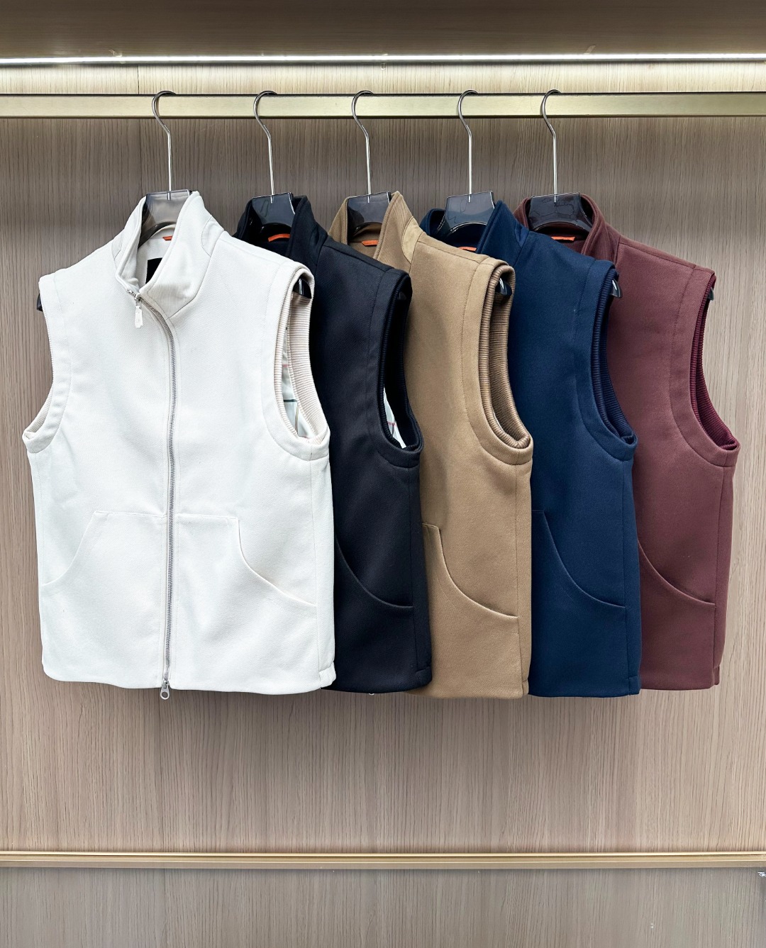 NO:600020,-[New Product] The best product from the trading company channel, from a well-known family, pure blood quality, Italian origin product, new product for autumn and winter 2025!  !  Lo*ro P*na men's high-end business casual suede leather and wool stand-up collar vest. A fashion with a typical Italian style. It is very sophisticated in terms of fabric selection and craftsmanship. It is very in line with the aesthetic tone of the LP family. It is low-key and luxurious, elegant and noble. Every detail proves the brand's own high-end sense. The whole body interprets the Italian minimalist style to the extreme, both solemn and harmonious, and the upper body is full of shape!  The fabrics and accessories are all supplied to customers. The top-grade merino wool raw materials are purely imported from Australia and are custom-woven and dyed in a century-old Italian workshop. They are of first-class quality in terms of fiber diameter and fineness. They are subversive, heavy and thick, extremely stiff, excellent wrinkle resistance, excellent thermal insulation coefficient, delicate skin feel, and an excellent comfortable experience!  The details are exquisite and exquisite, with top-grade RiRi double zipper support, and it is specially customized. The collar is decorated with lambskin suede material, which enriches the visual layering and enhances the sense of class. It is a very ingenious design!  The fashionable stand-up collar design is suitable for various daily wear and can be used in any occasion, including business commuting, leisure outings, outdoor sports, etc. The upper body is elegant, capable and stylish, and is extremely wearable. It is a high-quality wardrobe item with high attendance rate!  Color Blue Black Khaki Beige Burgundy Size 48 50 52 54 56 Size Data Size 48: Bust 104cm - Shoulder Width 43cm - Clothing Length 63cm Size 50: Bust 108cm - Shoulder Width 44cm - Clothing Length 64cm Size 52: Bust 112cm - Shoulder Width 45cm - Clothing Length 65cm  Size 54: Bust 116cm - Shoulder width 46cm - Clothing length 66cm Size 56: Bust 120cm - Shoulder width 47cm - Clothing length 67cm,,loro piana,sheepskin,alexander wang19860909-【新品】贸易公司渠道臻品,系出名门,纯正血统品质,意大利原产出品,2025秋冬新品！！Lo*ro Pi*na诺优翩雅男士高端商务休闲拼绒皮羊毛立领马甲.颇具意大利典型风格的时装,在面料选取和工艺方面都相当考究,极符合LP家族美学基调,低调且奢华,优雅且高贵,每一个细节都在力证品牌自身的高级感,通体将意式的极简风格极致诠释,亦庄亦谐,上身型款十足！面料与辅料皆为客供,澳洲纯进口的顶级美利奴羊毛原料,意大利百年工坊定织定染而成,无论在纤维直径、细度都属于一流品质,属于颠覆性的,重磅厚实,挺括性极强,抗皱性极好,保暖系数优越,肤感细腻,绝佳的舒适体验！细节精湛考究,顶级RiRi双拉链加持,专属定制而成,领部拼饰小羊皮绒面材质,丰富了视觉层次感的同时亦提升了档次感,极具匠心设计！时尚立领设计,符合日常各种穿搭,驾驭任何场合,商务通勤、出街休闲、户外运动等,上身优雅干练有型,实穿性极高,属于衣橱高出勤率优质单品！ 颜色 蓝色 黑色 卡其色 米色 酒红色 尺码48 50 52 54 56 尺码数据 48码:胸围104cm-肩宽43cm-衣长63cm 50码:胸围108cm-肩宽44cm-衣长64cm 52码:胸围112cm-肩宽45cm-衣长65cm 54码:胸围116cm-肩宽46cm-衣长66cm 56码:胸围120cm-肩宽47cm-衣长67cm,,loro piana,sheepskin,alexander wang,Men's clothing