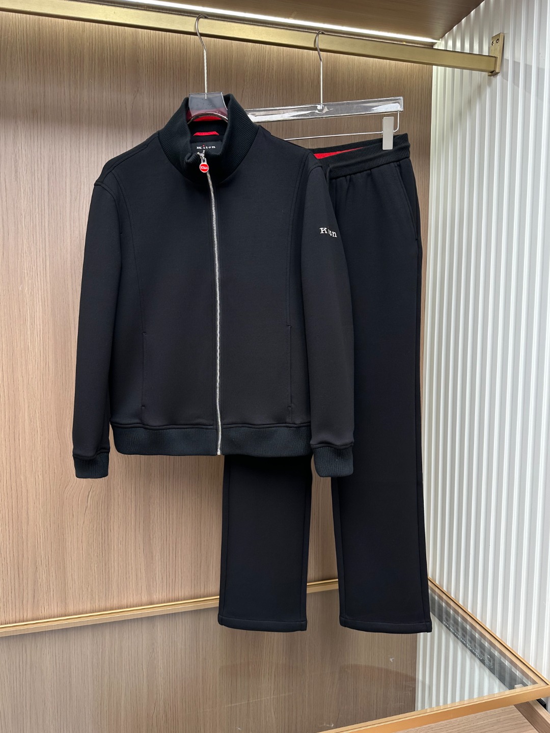 NO:600018,New suit jacket and trousers (removable), sold through trading company channels, original factory, new for autumn and winter, in perfect condition!  !  Ki*on Italian red dot logo men's high-end fashion functional casual sports sweatshirt set!  It is known as a model in the fashion handicraft industry, a brand used by royal nobles and elites, and the first choice of Prince Charles, Putin and Wall Street financial giants. It is one of the world's top luxury men's clothing brands!  The newly upgraded jacket has an urban style that is not afraid of wind and rain. The streamlined luxury craftsmanship creates a simple aesthetic. The fashionable Italian tailoring creates a unique style of exclusive style. The imported fiber wool lightweight blended fabric has a super texture, is comfortable and breathable. The metal zipper runs through the body like a work of art, and the red enamel badge clock beats on the trousers. The silver-toothed zippers of the side pockets bite with 0.1mm precision to protect the wearer's privacy.  The tailoring process is in place without any sloppiness, and the contrasting colors make the details perfect enough. The overall wear reflects the low-key and calm luxury world...a new symbol of the elite circle! A suit with a strong sense of style, easily compatible with the dressing needs of all occasions, business commuting, street style, outdoor sports and leisure, etc. It is a very outstanding equipment in the dressing season, showing the vibrant colors of the urban upstarts, and is very practical!  Top size data color black blue gray apricot coffee size 48 50 52 54 56 size 48: bust 112cm-shoulder width 48cm-length 63cm-sleeve length 61cm 50 size: bust 116cm-shoulder width 49cm-length 64cm-sleeve length 62cm  Size 52: Bust 120cm - Shoulder width 50cm - Clothing length 65cm - Sleeve length 63cm Size 54: Bust 124cm - Shoulder width 51cm - Clothes length 66cm - Sleeve length 64cm Size 56: Bust 128cm - Shoulder width 52cm - Clothing length 67cm - Sleeve length 65cm Pants size data Color Black Blue Gray Apricot Brown Size 48 50 52  54 56 Size 48 waist 76cm - front 30cm - leg 30cm - trouser length 106cm Size 50 waist 80cm - front 31cm - leg 31cm - trouser length 107cm Size 52 waist 84cm - front 32cm - leg 32cm - trouser length 108cm Size 54 waist 88cm - front 33cm - leg 33cm - trouser length 109cm  Size 56, waist 92cm - front 34cm - leg 34cm - pants length 110cm,,hoodie,sweatshirts,jackets & coats,jackets & coats,alexander wang19860909新品套装外套裤（可拆卖）贸易公司渠道货,原厂出品,秋冬新品,品相完美如斯！！Ki*on 意大利小红点标识男士高端时装款功能性休闲运动卫衣套装！被誉为时装手工界的典范,皇室贵族及精英御用品牌,查尔斯王子和普京及华尔街金融大鳄们的首选,属于全球顶级奢华男装品牌！焕新升级款夹克衫,都市风范无畏风雨.精简的奢华工艺塑造简约美学.时尚意式裁剪打造专属风格的独特气质.进口纤维羊毛轻质混纺面料,质感超强,舒适透气.金属拉链如艺术品般贯穿衣身,红色珐琅徽章吊钟在裤身跳动.侧袋银齿拉链以0.1mm精度的咬合给穿戴者的私密保障.裁剪工艺到位没有任何的拖泥带水,撞色让细节上足够完美.整体穿戴彰显低调沉稳的奢华世界…精英圈层的新符号!造型感极强的一款套装,轻松兼容所有场合的的着装需求,商务通勤、出街造型、户外运动休闲等,在穿搭季属于非常出挑的的装备,尽显都市新贵活力色彩,实穿性非常强！ 上衣尺码数据 颜色黑色 蓝色 灰色 杏色 咖色 尺码48 50 52 54 56 48码:胸围112cm-肩宽48cm-衣长63cm-袖长61cm 50码:胸围116cm-肩宽49cm-衣长64cm-袖长62cm 52码:胸围120cm-肩宽50cm-衣长65cm-袖长63cm 54码:胸围124cm-肩宽51cm-衣长66cm-袖长64cm 56码:胸围128cm-肩宽52cm-衣长67cm-袖长65cm 裤子尺码数据 颜色黑色 蓝色 灰色 杏色 咖色 尺码48 50 52 54 56 48码腰围76cm-前档30cm-腿围30cm-裤长106cm 50码腰围80cm-前档31cm-腿围31cm-裤长107cm 52码腰围84cm-前档32cm-腿围32cm-裤长108cm 54码腰围88cm-前档33cm-腿围33cm-裤长109cm 56码腰围92cm-前档34cm-腿围34cm-裤长110cm,,hoodie,sweatshirts,jackets & coats,jackets & coats,alexander wang,Men's clothing