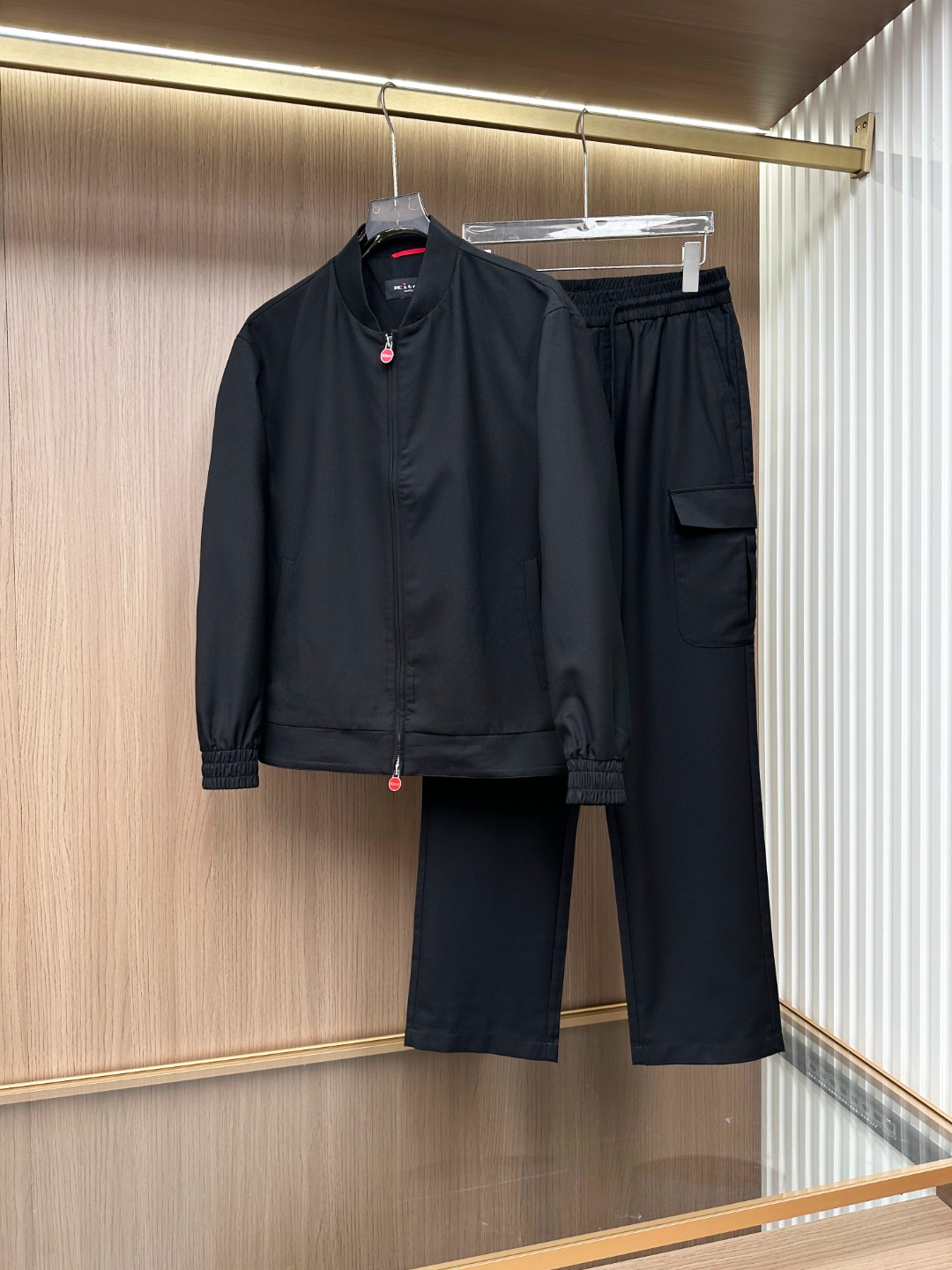 NO:600011,New suit jacket and trousers (removable), sold through trading company channels, original factory, new for autumn and winter, in perfect condition!  !  Ki*on Italian red dot logo men's high-end fashion functional casual sports cardigan set!  It is known as a model in the fashion handicraft industry, a brand used by royal nobles and elites, and the first choice of Prince Charles, Putin and Wall Street financial giants. It is one of the world's top luxury men's clothing brands!  The newly upgraded jacket has an urban style that is not afraid of wind and rain. The streamlined luxury craftsmanship creates a simple aesthetic. The fashionable Italian tailoring creates a unique style of exclusive style. The imported fiber wool lightweight blended fabric has a super texture, is comfortable and breathable. The metal zipper runs through the body like a work of art, and the red enamel badge clock beats on the trousers. The silver-toothed zippers of the side pockets bite with 0.1mm precision to protect the wearer's privacy.  The tailoring process is in place without any sloppiness, and the contrasting colors make the details perfect enough. The overall wear reflects the low-key and calm luxury world...a new symbol of the elite circle! A suit with a strong sense of style, easily compatible with the dressing needs of all occasions, business commuting, street style, outdoor sports and leisure, etc. It is a very outstanding equipment in the dressing season, showing the vibrant colors of the urban upstarts, and is very practical!  Top size data Color Gray Black Brown Navy Size 48 50 52 54 56 Size 48: Bust 112cm - Shoulder width 48cm - Length 63cm - Sleeve length 61cm Size 50: Bust 116cm - Shoulder width 49cm - Length 64cm - Sleeve length 62cm  Size 52: Bust 120cm - Shoulder width 50cm - Clothing length 65cm - Sleeve length 63cm Size 54: Bust 124cm - Shoulder width 51cm - Clothes length 66cm - Sleeve length 64cm Size 56: Bust 128cm - Shoulder width 52cm - Clothing length 67cm - Sleeve length 65cm Pants size data Color Gray Black Brown Navy Size 48 50 52 54  56 size 48 waist 76cm - front 30cm - leg 30cm - trouser length 106cm 50 size waist 80cm - front 31cm - leg 31cm - trouser length 107cm 52 size 52 waist 84cm - front 32cm - leg 32cm - trouser length 108cm 54 size waist 88cm - front 33cm - leg 33cm - trouser length 109cm  Size 56 waist 92cm - front 34cm - leg 34cm - pants length 110cm,,jackets & coats,jackets & coats,alexander wang19860909新品套装外套裤（可拆卖）贸易公司渠道货,原厂出品,秋冬新品,品相完美如斯！！Ki*on 意大利小红点标识男士高端时装款功能性休闲运动开衫套装！被誉为时装手工界的典范,皇室贵族及精英御用品牌,查尔斯王子和普京及华尔街金融大鳄们的首选,属于全球顶级奢华男装品牌！焕新升级款夹克衫,都市风范无畏风雨.精简的奢华工艺塑造简约美学.时尚意式裁剪打造专属风格的独特气质.进口纤维羊毛轻质混纺面料,质感超强,舒适透气.金属拉链如艺术品般贯穿衣身,红色珐琅徽章吊钟在裤身跳动.侧袋银齿拉链以0.1mm精度的咬合给穿戴者的私密保障.裁剪工艺到位没有任何的拖泥带水,撞色让细节上足够完美.整体穿戴彰显低调沉稳的奢华世界…精英圈层的新符号!造型感极强的一款套装,轻松兼容所有场合的的着装需求,商务通勤、出街造型、户外运动休闲等,在穿搭季属于非常出挑的的装备,尽显都市新贵活力色彩,实穿性非常强！ 上衣尺码数据 颜色灰色 黑色 咖啡色 藏青色 尺码48 50 52 54 56 48码:胸围112cm-肩宽48cm-衣长63cm-袖长61cm 50码:胸围116cm-肩宽49cm-衣长64cm-袖长62cm 52码:胸围120cm-肩宽50cm-衣长65cm-袖长63cm 54码:胸围124cm-肩宽51cm-衣长66cm-袖长64cm 56码:胸围128cm-肩宽52cm-衣长67cm-袖长65cm 裤子尺码数据 颜色灰色 黑色 咖啡色 藏青色 尺码48 50 52 54 56 48码腰围76cm-前档30cm-腿围30cm-裤长106cm 50码腰围80cm-前档31cm-腿围31cm-裤长107cm 52码腰围84cm-前档32cm-腿围32cm-裤长108cm 54码腰围88cm-前档33cm-腿围33cm-裤长109cm 56码腰围92cm-前档34cm-腿围34cm-裤长110cm,,jackets & coats,jackets & coats,alexander wang,Men's clothing