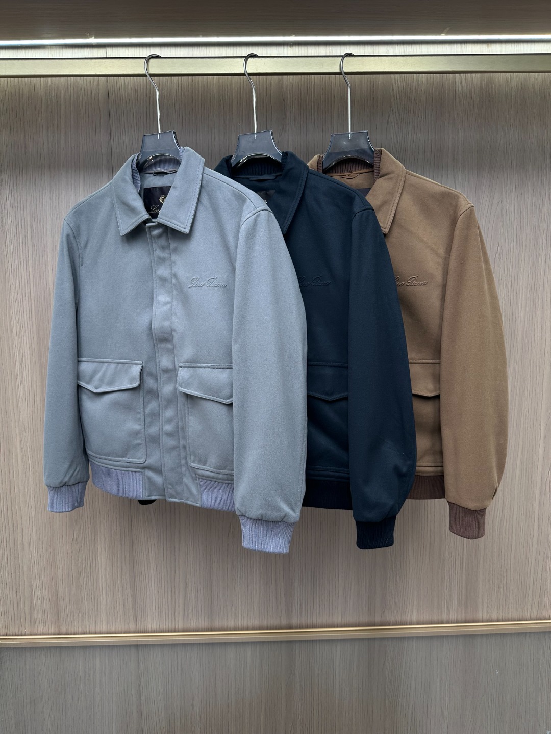 NO:613371,[New product] Hong Kong foreign company channel goods, pure blood quality, 2025 autumn and winter new Lo*ro P*na three-dimensional die-cast logo men's silk wool blended lapel jacket jacket!  The high-end classic business casual series, the whole design is presented in a minimalist way, without too many elements to modify, only the three-dimensional die-cast brand logo on the chest. This is exactly the ultimate luxury and high-end sense that luxury goods pursue. On the contrary, it is conquered and pleased through fabrics, tailoring and craftsmanship details!  The fabrics and accessories are all provided by customers. The top-grade Merino wool raw materials are purely imported from Australia. They are custom-woven and dyed in a century-old Italian workshop. They are mixed with a certain proportion of silk materials to create an extremely excellent touch. The texture is unparalleled and delicate, and the breathability is superior!  The color is light and versatile, the versatile dark blue, the classic lapel design, suitable for all kinds of daily wear, and the mixing and matching compatibility is extremely high, suitable for any occasion, business commuting, official and legal affairs, outings and leisure, etc. The upper body effect is capable and stylish, and the wardrobe is business and casual, perfect for high attendance!  It's something you can meet but can't ask for!  Color black gray brown Size 48 50 52 54 56 Size data Size 48 shoulder width 46cm - bust 110cm - length 62cm - sleeve length 58cm Size 50 shoulder width 47cm - bust 114cm - length 63cm - sleeve length 59cm Size 52 shoulder width 48cm - bust 118cm - length 64cm - sleeve length 60cm  Size 54 has shoulder width 49cm - bust 122cm - dress length 65cm - sleeve length 61cm. Size 56 has shoulder width 50cm - chest 126cm - dress length 66cm - sleeve length 62cm,,jackets & coats,jackets & coats,real silk,alexander wang19860909【新品】香港洋行渠道货,纯正血统品质,2025秋冬新款Lo*ro Pi*na诺优翩雅立体压铸标识男士真丝羊毛混纺翻领夹克外套！高端经典商务休闲系列,通体的设计以极简方式呈现,没有过多的元素来修饰,只有胸前立体压铸品牌标识,而这恰恰是奢侈品所追求的极致奢华与高级感,相反通过面料和剪裁以及工艺细节来征服取悦！面料与辅料皆为客供,澳洲纯进口的顶级美利奴羊毛原料,意大利百年工坊定织定染而成,混合一定比例真丝材质,缔造出极为出色的触感,质感无敌细腻,透气性优越！配色轻熟百搭,万能百搭的深蓝色,经典翻领设计,符合日常各种穿搭,混搭兼容空间极高,驾驭任何场合,商务通勤、公务律政、出街休闲等,上身效果干练有型,衣橱商务休闲绝佳的高出勤率！可遇而不可求！ 颜色黑色 灰色 棕色 尺码48 50 52 54 56 尺码数据 48码肩宽46cm-胸围110cm-衣长62cm-袖长58cm 50码肩宽47cm-胸围114cm-衣长63cm-袖长59cm 52码肩宽48cm-胸围118cm-衣长64cm-袖长60cm 54码肩宽49cm-胸围122cm-衣长65cm-袖长61cm 56码肩宽50cm-胸围126cm-衣长66cm-袖长62cm,,jackets & coats,jackets & coats,real silk,alexander wang,Men's clothing