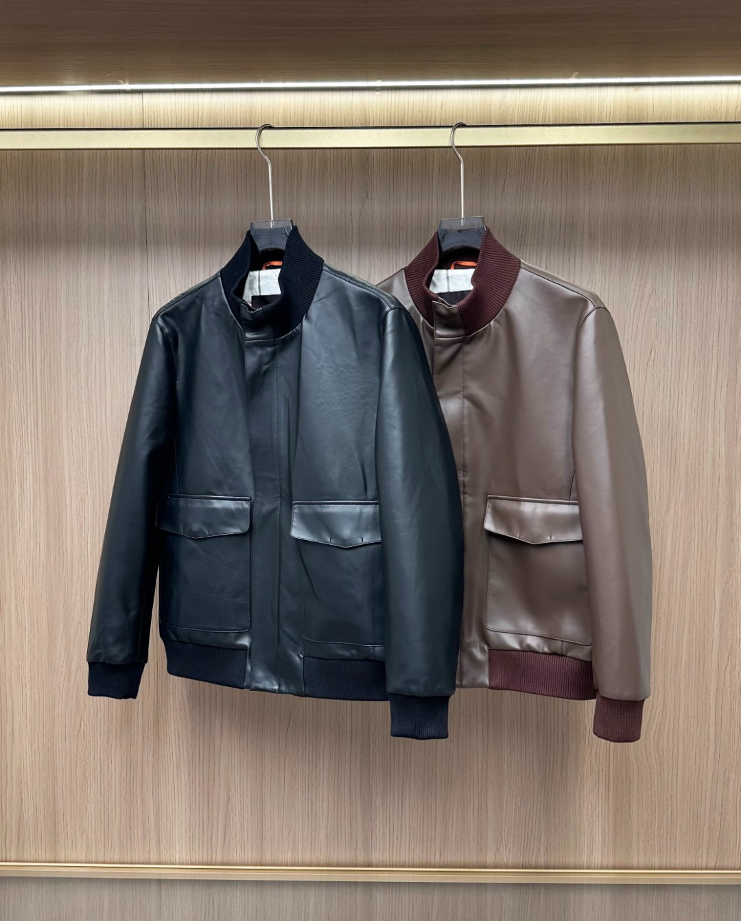 NO:613380,-[New Product] The best product from trading company channel, famous genuine leather series, pure blood quality, Italian origin product, 25 years old official new product!  !  Lo*o Pi*na men's high-end stand-up collar Nappa sheepskin leather jacket/jacket imported from Italy. It is an extremely luxurious and stunning leather jacket. It has perfect appearance and quality. The overall structure follows the pilot style gene. After improvement and reconstruction, it has derived a highly fashionable style item. The water chestnut corners are full of three-dimensionality, and the iconic stand-up collar and pocket decoration design restore the classic design tone!  The overall materials are extremely luxurious, and the configuration is invincible. Nappa sheepskin imported from Italy is full of toughness, the leather texture is delicate and natural, the comfort, softness and breathability are first-class, and the muscles and bones are excellent!  The accessories are all provided by foreign companies, and each accessory has the brand logo, which highlights the brand's rigorous and demanding craftsmanship. It is very ingenious and exquisite, making people awe and shocked!  The tailoring is first-class, the upper body effect has both temperament and aura, the tough lines are full of hormones, it is sophisticated, fashionable and restrained and versatile. It is perfect for business commuting and street casual. There is no need to consider the matching skills. Simply match it with a T-shirt for casual, and a shirt for business, which is in line with the daily street style!  A unique and collectible type on the market!  There is no need to worry about the possibility of collision, it is rare!  Color Black Brown Size 48 50 52 54 56 Size data Size 48: Bust 122cm - Shoulder width 59cm - Clothing length 63cm - Sleeve length 56.5cm Size 50: Bust 126cm - Shoulder width 60cm - Clothing length 64cm - Sleeve length 58cm  Size 52: Bust 130cm - Shoulder width 62cm - Length 65cm - Sleeve length 59.5cm Size 54: Bust 134cm - Shoulder width 63cm - Length 66cm - Sleeve length 61cm Size 56: Bust 138cm - Shoulder width 64cm - Length 67cm - Sleeve length 62cm, jackets & coats, jackets & coats, shirts, tees, t-shirt, leather  jacket,sheepskin,alexander wang19860909-【新品】贸易公司渠道臻品,真皮系出名门,纯正血统品质,意大利原产出品,25年官方新品！！Lo*o Pi*na男士高端立领意大利进口的Nappa绵羊皮皮衣/夹克外套,极为奢华矜贵且惊艳的一款皮装,颜值与品质完美兼具,通体构造沿袭了飞行员风格基因,经过改良重建衍生出极富时装感的造型单品,菱角分明立体感十足,标志性立领及口袋装饰设计,还原了经典设计基调！整体的用料极致奢华,无敌的配置,意大利进口的Nappa绵羊皮,皮料韧性十足,皮面纹理光泽细腻自然,舒适度和柔软度以及透气度都堪称一流,筋骨感极好！辅料皆为外商提供,各个辅件都汇聚了品牌标识,处处凸显了品牌对于工艺的严谨与苛刻,非常匠心考究,让人敬畏且震撼！剪裁一流,上身效果气质与气场兼收,硬朗的线条感充满荷尔蒙,轻熟时髦内敛百搭,商务通勤与出街休闲完美兼备,无需考量搭配功底,内里简单搭配一件T恤可休闲,搭配一件衬衫可商务,符合日常出街造型！市面绝无仅有的珍藏极品类型！无需担心撞款的可能性,可遇而不可求！ 颜色黑色 咖色 尺码48 50 52 54 56 尺码数据 48码:胸围122cm-肩宽59cm-衣长63cm-袖长56.5cm 50码:胸围126cm-肩宽60cm-衣长64cm-袖长58cm 52码:胸围130cm-肩宽62cm-衣长65cm-袖长59.5cm 54码:胸围134cm-肩宽63cm-衣长66cm-袖长61cm 56码:胸围138cm-肩宽64cm-衣长67cm-袖长62cm,,jackets & coats,jackets & coats,shirts,tees，t-shirt,leather jacket,sheepskin,alexander wang,Men's clothing