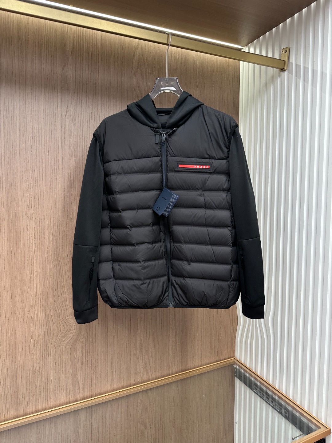 NO:613377,-[New Product] Products from the trading company's foreign channels. 2025 autumn and winter new Pr*da men's fashion casual hooded spliced down jacket. A very outstanding down jacket that perfectly combines fashion aesthetics with outdoor functionality. It also uses unique patchwork technology and has double sleeves.  Made of space cotton, it subverts the traditional design concept and reshapes a new design style. In terms of design tone, it continues to follow the minimalist line of the P family. The details and elements are richly displayed. The chest is decorated with a classic red silicone logo, which is a low-key and luxurious identity display!  A down jacket with extremely high technological and functional value. The main body is made of fabrics customized by Japan's Toray. It is made of top patented 3L Nylon GORE-TEX PRO fabric. It is a renewable and environmentally friendly fabric with first-class properties. It has superior functional windproof, rainproof and snowproof effects. It has a delicate and comfortable touch and good stain resistance. The sleeves are made of space cotton. It is unquestionably skin-friendly and has its own elasticity that can be retracted and retracted freely, which improves the excellent experience!  The liner is made of Hungarian-Hordobagy white goose down, and the high-quality white goose belly velvet is extracted. It has excellent fluffiness and resilience, first-class thermal insulation coefficient and temperature-polymerization and temperature-locking effect. The upper body is light and unburdened, not bloated at all, and has a great experience!  The color matching is versatile and the fashionable hooded design has a very significant age-reducing effect. It is highly mixable and has a stunning upper body effect. It is a jacket with full styling and improved vision. It can be worn trendy or restrained, and it is extremely practical to wear!  Color black Size 48 50 52 54 56 Size data Size 48: Bust 116cm - Shoulder width 48cm - Clothing length 67.5cm - Sleeve length 61cm Size 50: Bust 120cm - Shoulder width 49cm - Clothing length 69cm - Sleeve length 62cm Size 52: Bust 124cm - Shoulder width 50cm - Clothing length 70.5cm - Sleeve length 63cm  Size 54: Bust 128cm - Shoulder width 51cm - Clothes length 72cm - Sleeve length 64cm Size 56: Bust 132cm - Shoulder width 52cm - Clothes length 73.5cm - Sleeve length 65cm,,jackets & coats,down jacket,hats,alexander wang19860909-【新品】贸易公司洋行渠道货.2025秋冬新款Pr*da男士时尚休闲连帽拼接羽绒服外套.非常出彩的一款羽绒服,将时装美学与户外机能性完美结合,同时运用独特的拼饰工艺,双袖采用太空棉打造,颠覆以往传统的设计理念,重塑出全新的设计画风,在设计基调方面继续沿袭了P家的极简路线,细节元素各自丰富发挥,胸前饰有经典红色硅胶标识,属于低调奢华的身份彰显！科技功能性价值极高的一款羽绒服,主体采用日本东丽公司订制面料,顶级专利3L Nylon GORE- TEX PRO织物制成,可再生环保性质面料,属性一流,具备优越的功能性防风防雨雪效果,触感细腻舒适,抗污性好,双袖运用太空棉制成,亲肤性毋庸置疑,自带弹力收放自如,提高了绝佳的体验！内胆甄选匈牙利-霍尔多巴吉白鹅绒,提取白鹅腹部高品质绒,蓬松度且回弹性极好,保暖系数和聚温锁温效果一流,上身轻便无负担感,丝毫不臃肿,体验感绝佳！配色万能百搭,时尚连帽设计,减龄效果非常显著,混搭性极高,上身效果非常惊艳,属于造型感十足且改良视觉的一款外套,可潮搭亦可内敛稳重,实穿性方面极高！ 颜色黑色 尺码48 50 52 54 56 尺码数据 48码:胸围116cm-肩宽48cm-衣长67.5cm-袖长61cm 50码:胸围120cm-肩宽49cm-衣长69cm-袖长62cm 52码:胸围124cm-肩宽50cm-衣长70.5cm-袖长63cm 54码:胸围128cm-肩宽51cm-衣长72cm-袖长64cm 56码:胸围132cm-肩宽52cm-衣长73.5cm-袖长65cm,,jackets & coats,down jacket,hats,alexander wang,Men's clothing