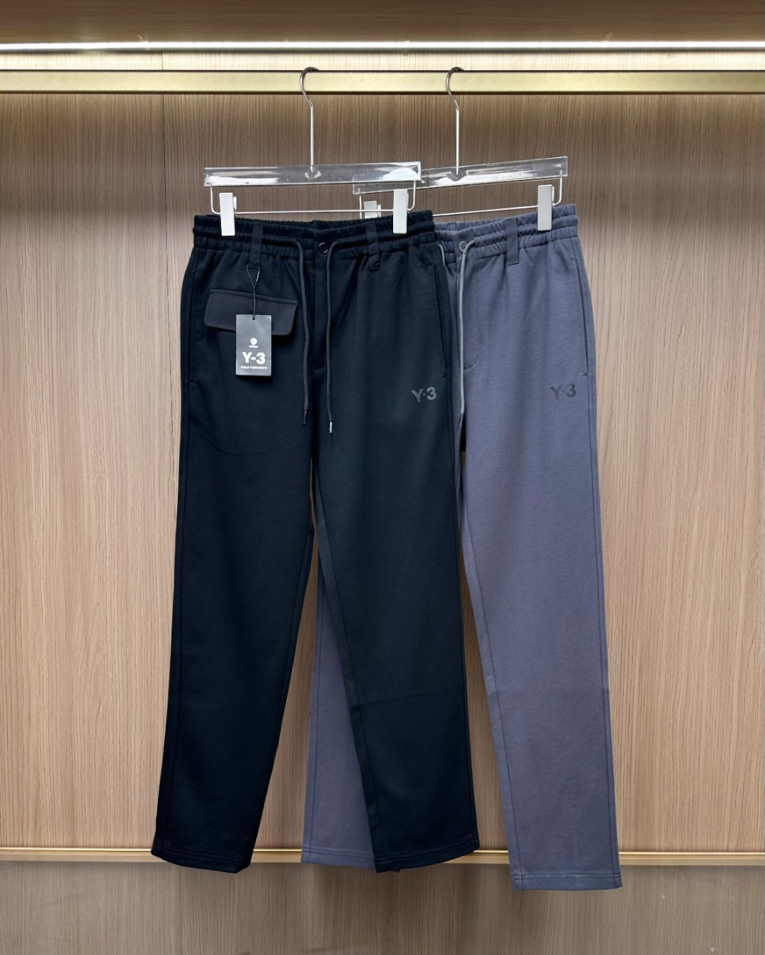 NO:611120,-[New Product] The new fall and winter Y3 badges are embellished with brand logos for men's casual and versatile jogging pants and casual pants. Customer-supplied worsted cotton fabric, which is different from ordinary cotton. It has a smooth and delicate texture, a slightly elastic function, and a beautiful cutting process that combines both inside and outside to maintain perfection at all times.  The sporty, fashionable and versatile shape. The drawstring design and elastic waistband are very matchable. The pants are simple, Y3 logo printed and designed to be soft, three-dimensional and not stiff, showing a low-key fashionable sports style. The classic series of works create the most outstanding sports and leisure system and the most comfortable feeling.  Color Gray Black Size S M L  XL size waist 86cm - front 34cm - leg 33cm - trouser length 105cm XXL size waist 90cm - front 35cm - leg 34cm - trouser length 106cm,,alexander wang19860909-【新品】秋冬新款Y3徽章点缀品牌标识男士休闲百搭慢跑卫裤休闲裤.客供精纺纯棉面料,区别于一般的棉质,手感质感顺滑细腻,略微弹性的功能,内外兼具的美感裁剪工艺,时刻保持完美的运动时尚百搭造型.抽绳设计弹力腰边极具搭配性.裤身简约Y3标识印花设计制作柔软立体不生硬彰显低调的时尚运动风格.经典系列作品,缔造最为出色的运动休闲体系,最为舒适的感受. 颜色灰色 黑色 尺码S M L XL XXL 尺码数据 S码腰围74cm-前档31cm-腿围30cm-裤长102cm M码腰围78cm-前档32cm-腿围31cm-裤长103cm L码腰围82cm-前档33cm-腿围32cm-裤长104cm XL码腰围86cm-前档34cm-腿围33cm-裤长105cm XXL码腰围90cm-前档35cm-腿围34cm-裤长106cm,,alexander wang,Men's clothing