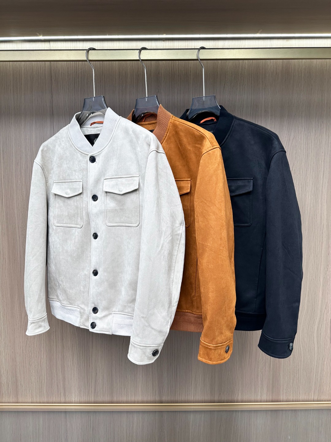 NO:613374,[New product] New product] Shanghai Trading Company channel product, 2025 early spring new Lo*o Pi*na men's high-end suede high-end business casual lapel jacket/coat. A typical Italian style fashion, very sophisticated in fabric selection and craftsmanship, very consistent with LP's aesthetic tone, low-key and luxurious, elegant and noble, the overall design draws on LP's advanced minimalist style and urban light luxury style!  The suede fabric imported from Italy has natural and unique properties, unique texture and structure, wear-resistant and breathable, full of retro feel, has a tough and handsome outdoor style, full of accents, and is lined with cotton and has excellent warmth retention!  The details are exquisite, the accessories are custom-made, the button opening and closing design, the color matching are simple and versatile, suitable for various daily wear, and can control any body shape. The upper body is capable and energetic, full of fashionable accent, and it is easy to highlight the temperament and style!  It can be easily used in business commuting, leisure outings, golf and other scenes. It is an item that has high attendance rate and is extremely wearable in the wardrobe!  It's something you can meet but can't ask for!  Color black khaki beige Size 48 50 52 54 56 Size data Size 48: Bust 110cm - Shoulder width 50cm - Clothing length 63cm - Sleeve length 59cm Size 50: Bust 114cm - Shoulder width 51cm - Clothing length 64cm - Sleeve length 60cm Size 52: Bust 118cm - Shoulder width 52cm - Clothing length 65cm - Sleeve length 61cm  Size 54: Bust 122cm - Shoulder width 53cm - Clothes length 66cm - Sleeve length 62cm Size 56: Bust 126cm - Shoulder width 54cm - Clothes length 67cm - Sleeve length 63cm,,loro piana,jackets & coats,jackets & coats,chamois leather,alexander wang19860909【新品】新品】上海贸易公司渠道货,2025早春新款Lo*o Pi*na 男士高端麂皮绒高端商务休闲翻领夹克/外套.颇具意大利典型风格的时装,在面料选取和工艺方面都相当考究,极符合 LP美学基调,低调且奢华,优雅且高贵,整体的设计汲取了LP 高级极简风格与都市轻奢格调！客供意大利进口麂皮绒面料,属性具有天然的独特感,纹理构造别致,耐磨透气,复古感十足,有着户外硬朗不羁且帅气个性的风格,腔调感满满,内里夹棉,保暖性优越！细节精湛考究,辅料专属定制打造而成,纽扣开合设计,配色万能简约百搭,符合日常各种穿搭,驾驭任何身型,上身干练且精神气十足,满满时髦腔调感,极易凸显出气质格调！商务通勤、出街休闲、高尔夫运动等场景轻松驾驭,属于衣橱高出勤率且实穿性极高的一款单品！可遇而不可求！ 颜色黑色 卡其色 米色 尺码48 50 52 54 56 尺码数据 48码:胸围110cm-肩宽50cm-衣长63cm-袖长59cm 50码:胸围114cm-肩宽51cm-衣长64cm-袖长60cm 52码:胸围118cm-肩宽52cm-衣长65cm-袖长61cm 54码:胸围122cm-肩宽53cm-衣长66cm-袖长62cm 56码:胸围126cm-肩宽54cm-衣长67cm-袖长63cm,,loro piana,jackets & coats,jackets & coats,chamois leather,alexander wang,Men's clothing