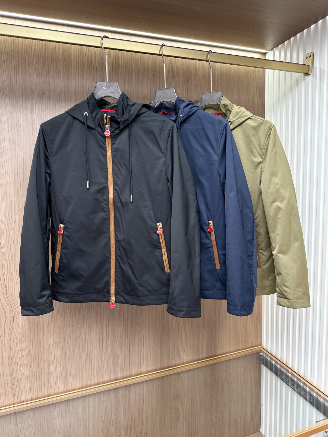 NO:613379,- New product】Shanghai trading company channel goods. Pure pedigree quality. 2025 autumn and winter new Kiton men's business casual hooded jacket. A typical Italian style fashion, very sophisticated in fabric selection and craftsmanship, very consistent with the KI family's aesthetic tone, low-key and luxurious, elegant and noble. The overall design draws on the KI family's advanced minimalist style and urban light luxury style. The red zipper puller is the brand's iconic element, highlighting the brand identity!  The hooded designs are all in a casual and restrained yet basic and versatile color system. The imported top-grade high-tech patented fabrics produced by Japan's Toray Co., Ltd. have first-class fabric properties, with high-density waterproof and windproof properties, and extremely good breathability. The texture is invincible, soft and skin-friendly and breathable!  The details are exquisite and exquisite, the double-track zipper opening and closing design provides an extremely convenient pulling effect, the classic stand-up collar design, the upper body is capable and energetic, and it is perfect for urban business commuting and leisure. It is a highly practical jacket!  Top quality!  Color Black Blue Green Size 48 50 52 54 56 Size data Size 48: Bust 108cm - Shoulder width 45cm - Clothing length 65cm - Sleeve length 61cm Size 50: Bust 112cm - Shoulder width 46cm - Clothing length 66cm - Sleeve length 62cm Size 52: Bust 116cm - Shoulder width 47cm - Clothing length 67cm - Sleeve length 63cm  Size 54: Bust 120cm - Shoulder width 48cm - Clothes length 68cm - Sleeve length 64cm Size 56: Bust 124cm - Shoulder width 49cm - Clothes length 69cm - Sleeve length 65cm,,jackets & coats,jackets & coats,hats,alexander wang19860909-新品】上海贸易公司渠道货.纯正血统品质.2025秋冬新款Kiton 男士商务休闲连帽夹克外套.颇具意大利典型风格的时装,在面料选取和工艺方面都相当考究,极符合 KI家族美学基调,低调且奢华,优雅且高贵,整体的设计汲取了KI家族高级极简风格与都市轻奢格调,红色拉链头作为品牌标志性元素,彰显了品牌身份！连帽的设计,皆为轻熟内敛而基础百搭的色系,进口日本东丽公司出品的顶级高科技专利面料,面料属性一流,具备高密度防水防风属性,且透气性极为优越,质感无敌,柔软亲肤透气！细节精湛考究,双轨拉链开合设计,提供极便利的拉拽效果,经典立领的设计,上身干练且精神气十足,都市商务通勤与休闲完美驾驭,属于实穿性极高的一款外套！品相一流！ 颜色黑色 蓝色 绿色 尺码48 50 52 54 56 尺码数据 48码:胸围108cm-肩宽45cm-衣长65cm-袖长61cm 50码:胸围112cm-肩宽46cm-衣长66cm-袖长62cm 52码:胸围116cm-肩宽47cm-衣长67cm-袖长63cm 54码:胸围120cm-肩宽48cm-衣长68cm-袖长64cm 56码:胸围124cm-肩宽49cm-衣长69cm-袖长65cm,,jackets & coats,jackets & coats,hats,alexander wang,Men's clothing