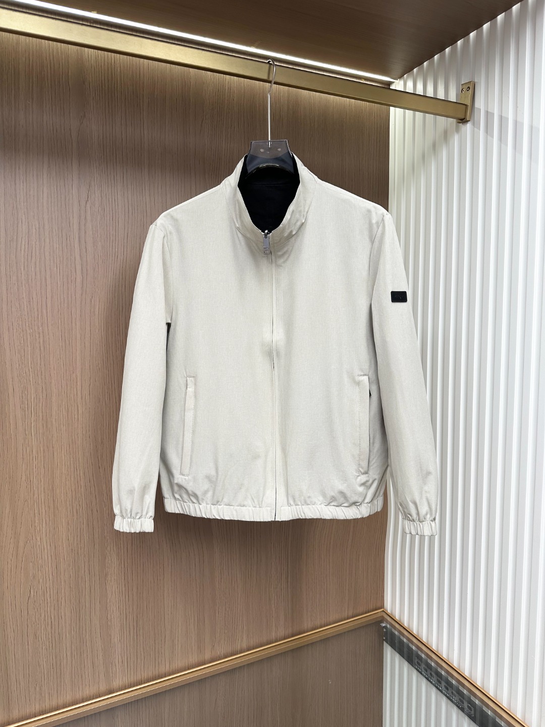 NO:611099,- [New Product] Hong Kong Matheson Company channel product, the new autumn and winter Zeg*a men's high-end business casual double-sided stand-up collar wool blend jacket. The overall shape design is very strong, perfectly integrating fashion aesthetics and new urban business and leisure concepts, continuing the consistent design tone of the EZ family, and fully interpreting the Italian minimalist, capable and outdoor functional style. It is both solemn and harmonious, and the upper body is full of style!  A treasure-level functional equipment that combines fashion sense and technology sense to create a unique style item. The overall outline tends to be minimalist. The double-sided design, each side is a versatile and versatile color, and it is extremely wearable!  On one side, we provide customers with a new patented high-tech fabric developed by Z. It has high-density waterproof and windproof properties and excellent quick-drying properties. On the other side, it is a selected high-performance 55 wool material + 31 long-staple cotton + 14 mulberry silk precious fabrics. The golden ratio is mixed and matched to create an extremely comfortable top-grade fabric, a breathable fabric with excellent air permeability. It is a unique and disruptive fabric type on the market!  The details are excellent, and the craftsmanship is evident everywhere. The accessories are all customized, which is quite unique and ingenious!  The color scheme is versatile and versatile, suitable for various daily outfits. It can be used in any occasion, business commuting, outings and leisure, etc. The upper body effect is smart and stylish. It is an excellent high-attendance jacket for business and casual wardrobes!  Color off-white Size 48 50 52 54 56 Size data: Size 48 shoulder width 46cm-bust 108cm-shirt length 62cm-sleeve length 57cm Size 50 shoulder width 47cm-chest 112cm-shirt length 64cm-sleeve length 58cm Size 52 shoulder width 48cm-chest 116cm-shirt length 66cm-sleeve length 59cm  Size 54, shoulder width 49cm - chest 120cm - length 68cm - sleeve length 61cm Size 56, shoulder width 50cm - chest 124cm - length 70cm - sleeve length 63cm,,jackets & coats,jackets & coats,gold,alexander wang19860909-【新品】香港洋行公司渠道货,秋冬新款Zeg*a男士高端商务休闲双面穿立领羊毛混纺夹克外套.整体的造型设计感极强,将时装美学和新都市商务休闲概念完美融合,延续一贯EZ家的设计基调,通体将意式的极简、干练和户外功能性风格极致诠释,亦庄亦谐,上身型款十足！集时装感与科技感的一款宝藏级功能型装备,塑造出别具一格的造型单品,整体的轮廓趋于简约派,双面的设计,每一面皆属于万能百搭配色,实穿性极强！一面为客供Z家新型专利研发的高科技面料,具备高密度防水防风属性,速干性极好,另一面为甄选的高性能55羊毛材质+31长绒棉+14桑蚕丝矜贵面料,黄金比例混搭融合,缔造出极为舒适的顶级面料,会呼吸的面料,透气性极佳,属于市面独一无二的颠覆性面料类型！细节极为出色,处处彰显出匠心工艺,辅料皆为专属定制,颇为别致匠心！配色轻熟万能百搭,符合日常各种穿搭,驾驭任何场合,商务通勤、出街休闲等,上身效果干练有型,属于衣橱商务休闲绝佳的高出勤率外套！ 颜色 米白色 尺码48 50 52 54 56 尺码数据: 48码肩宽46cm-胸围108cm-衣长62cm-袖长57cm 50码肩宽47cm-胸围112cm-衣长64cm-袖长58cm 52码肩宽48cm-胸围116cm-衣长66cm-袖长59cm 54码肩宽49cm-胸围120cm-衣长68cm-袖长61cm 56码肩宽50cm-胸围124cm-衣长70cm-袖长63cm,,jackets & coats,jackets & coats,gold,alexander wang,Men's clothing