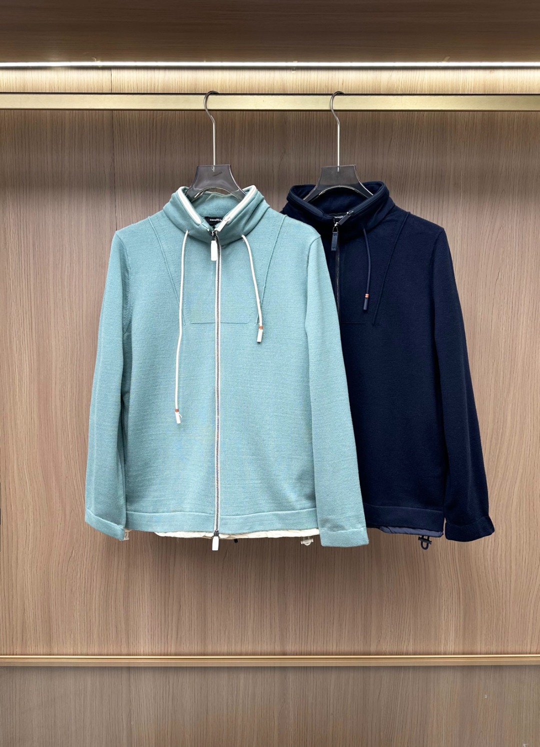 NO:611094,- [New Product] Hong Kong Matheson Company channel product, the new autumn and winter Zeg*a men's sports and leisure stand-up collar knitted jacket and sweatshirt. A treasure-level functional equipment that combines fashion sense and technology sense to create a unique style item. The overall outline tends to be minimalist, and the colors are universal and versatile, making it extremely practical to wear!  The new patented high-tech knitted fabric developed by KeGong Z has high-density windproof properties, excellent breathability, extremely delicate touch, excellent skin-friendliness, and excellent warmth retention!  The details are excellent, and the craftsmanship is evident everywhere. The accessories are all customized, the fashionable stand-up collar drawstring design, the hem waist detail processing, and the unique hidden pocket design is very user-friendly!  The color matching is versatile and suitable for all kinds of daily wear. It can be used in any occasion, including business commuting, leisure outings, outdoor sports, etc. The upper body effect is smart and stylish, and the wardrobe is perfect for business casual and high attendance!  Color blue green Size S M L  XL size: bust 118cm - length 68cm - shoulder width 48cm - sleeve length 66cm, hoodie, sweatshirts, jackets & coats, jackets & coats, alexander wang19860909-【新品】香港洋行公司渠道货,秋冬新款Zeg*a男士运动休闲立领针织夹克外套卫衣.集时装感与科技感的一款宝藏级功能型装备,塑造出别具一格的造型单品,整体的轮廓趋于简约派,颜色皆属于万能百搭配色,实穿性极强！客供Z家新型专利研发的高科技针织面料,具备高密度防风属性,且透气性极为优越,触感极为细腻,亲肤性非常优越,保暖性亦绝佳！细节极为出色,处处彰显出匠心工艺,辅料皆为专属定制,时尚立领抽绳设计,下摆收腰细节处理,别致隐藏式口袋设计非常人性化！配色万能百搭,符合日常各种穿搭,驾驭任何场合,商务通勤、出街休闲、户外运动等,上身效果干练有型,衣橱商务休闲绝佳的高出勤率！ 颜色蓝色 绿色 尺码S M L XL 尺码数据 S码:胸围106cm-衣长65cm-肩宽45cm-袖长62cm M码:胸围110cm-衣长66cm-肩宽46cm-袖长63cm L码:胸围114cm-衣长67cm-肩宽47cm-袖长65cm XL码:胸围118cm-衣长68cm-肩宽48cm-袖长66cm,,hoodie,sweatshirts,jackets & coats,jackets & coats,alexander wang,Men's clothing