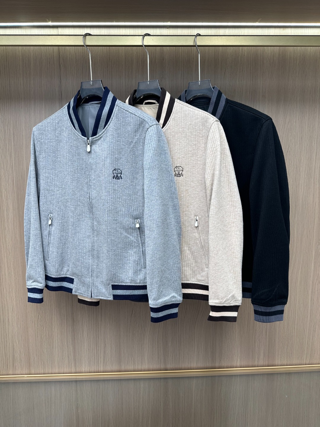 NO:611095,-New products] Trading company channel products, the new autumn and winter Brun*llo Cucin*lli men's sports and leisure corduroy fabric hooded jacket, a typical Italian style fashion, the silhouette is inspired by the classic pilot jacket, very fashionable and retro, very sophisticated in fabric selection and craftsmanship, the overall shape has the strong aesthetic gene of the BC family, low-key and luxurious, elegant and noble, every detail is to prove the brand's own high-end sense!  The fabrics and accessories are all provided by customers. They are rayon-cotton blended corduroy fabric. This fabric has the ultimate softness and silky feel. It fits the body like a second skin, bringing an unparalleled comfortable experience!  The silhouette is tailored to fit, in line with the best ergonomic design of the human body, with clean lines and a fashionable baseball collar design. The upper body is light, elegant and capable, full of temperament and full of style!  A classic badge pattern embroidered on the chest is clearly visible and has a high-end feel!  This embroidery not only shows the exquisite craftsmanship, but also interprets the brand's unique style, making it unforgettable at a glance!  On the collar, cuffs and hem, the designer cleverly uses contrasting ribbing to add a touch of dynamic style to the entire jacket with contrasting colors and textures!  This design not only improves the overall visual effect, but also highlights the wearer's personality and taste!  The color is easy to match and versatile, suitable for all kinds of daily wear. The mixing and matching compatibility is extremely high, suitable for any occasion, sports and leisure, going out on the street, etc. The upper body effect is smart and stylish, and the wardrobe is casual and excellent for high attendance!  Belongs to the all-round hard currency of the dressing season!  Top Size Color Black Beige Gray Size 48 50 52 54 56 Size data Size 48 shoulder width 45cm - bust 106cm - length 63cm - sleeve length 60cm Size 50 shoulder width 46cm - bust 110cm - length 64cm - sleeve length 61cm Size 52 shoulder width 47cm - bust 114cm - length 66cm - sleeve length 62cm  Size 54, shoulder width 48cm - chest 118cm - length 68cm - sleeve length 63cm Size 56, shoulder width 49cm - chest 122cm - length 70cm - sleeve length 64cm,, brunello cucinelli,chanel,jackets & coats,jackets & coats,hats,alexander wang19860909-新品】贸易公司渠道臻品,秋冬新款Brun*llo Cucin*lli男士运动休闲条绒面料连帽夹克外套,颇具意大利典型风格的时装,造型轮廓汲取了飞行员经典夹克灵感,非常时髦复古,在面料选取和工艺方面都相当考究,通体的造型有着BC家族强烈的美学基因,低调且奢华,优雅且高贵,每一个细节都在力证品牌自身的高级感！面料与辅料皆为客供,人棉混纺条绒面料,这种面料拥有极致的软糯与丝滑触感,仿佛第二层肌肤般贴合着身,带来无与伦比的舒适体验！版型剪裁合体,符合人体最佳工学设计,线条感干净利落,时尚棒球领设计,上身轻熟优雅且干练,气质感满满,型格十足！胸前一枚经典的徽章图案刺绣跃然其上,清晰可见,高级感十足！这枚刺绣不仅展现了精湛的工艺水平,更演绎了品牌的独特格调,让人一眼难忘！衣领、袖口及下摆,设计师巧妙地运用了撞色罗纹拼接,以对比鲜明的色彩与质感,为整件夹克增添了一抹动感风范！这种设计不仅提升了整体的视觉效果,更彰显了穿着者的个性与品味！配色轻熟百搭,万能百搭配色,符合日常各种穿搭,混搭兼容空间极高,驾驭任何场合,运动休闲、出街等,上身效果干练有型,衣橱休闲绝佳的高出勤率！属于穿搭季全能型硬通货！ 上衣尺寸 颜色黑色 米白色 灰色 尺码48 50 52 54 56 尺码数据 48码肩宽45cm-胸围106cm-衣长63cm-袖长60cm 50码肩宽46cm-胸围110cm-衣长64cm-袖长61cm 52码肩宽47cm-胸围114cm-衣长66cm-袖长62cm 54码肩宽48cm-胸围118cm-衣长68cm-袖长63cm 56码肩宽49cm-胸围122cm-衣长70cm-袖长64cm,,brunello cucinelli,chanel,jackets & coats,jackets & coats,hats,alexander wang,Men's clothing