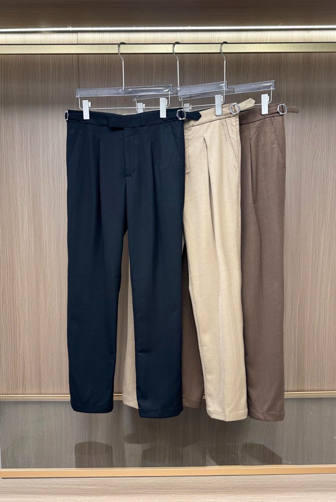 NO:611100,-[New product] Hong Kong foreign company channel goods, pure blood quality, original Italian factory, autumn and winter new style, classic ace series!  High-end luxury items!  The TOP pants king of the year!  !  Bri/Brio family men's high-end business classic 'Naples' casual pants/suit pants!  A high-end, luxurious and platinum-level classic basic trousers. The overall design perfectly integrates Italian aesthetics, and inherits the genes of the Bri family. It follows the minimalist route, which is both solemn and harmonious. The designer has weakened the strong sense of fashion to a certain extent. It is derived from the improved design of formal trousers. It has a unique charm and is in line with modern urban aesthetics!  The top luxury worsted cotton fabric supplied from Italy is made from the top quality Egyptian cotton. It is treated with technological three-proof technology. The fabric has first-class properties. It has excellent waterproof, oil-proof and anti-fouling properties, and has excellent wrinkle resistance. It also has a certain degree of aging and wear resistance. It is extremely stiff, has a very fine texture, full gloss, and a sense of luxury. It has a slight elastic effect, providing excellent comfort!  The details are excellent, the zipper closure form of the hidden placket is very user-friendly, the exclusive custom zipper blessing, and the hemming and routing are also quite exquisite. The involvement of hand-sewing reflects the ingenious details, and the inside of the girdle is also well processed. The multiple waist adjustment design, very careful detail processing, and the ribbon element embellishment is a perfect family inheritance, quite elegant and fashionable!  The whole body is designed according to the minimalist tone, with no additional craft embellishments. It is clean, refreshing and neat, providing a larger space for matching. The color is light and versatile, and the typical Italian tailoring is perfect for business commuting and leisure. The upper body is full of luxury, full of high-end, capable, simple and elegant. It is the best trousers that can be found but not sought after!  Color Black Khaki Brown Size 30 31 32 33 34 36 38 Size 30 waist 80cm - front 28cm - leg 30cm - trouser length 104cm Size 31 waist 82.5cm - front 29cm - leg 31cm - trouser length 104cm  Size 32 waist 85cm - front 30cm - leg 32cm - trouser length 106cm 33 waist 87.5cm - front 31cm - leg 33cm - trouser length 106cm Size 34 waist 90cm - front 32cm - leg 34cm - trouser length 106cm Size 36 waist 95cm - front 34cm - leg 36cm - trouser length 108cm  Size 38 waist 100cm - front 35cm - leg 37cm - pants length 108cm,,alexander wang19860909-【新品】香港洋行渠道货,纯正血统品质,意大利原厂出品,秋冬新款,经典王牌系列！高级奢侈单品！年度TOP裤王！！Bri/布里奥家族男士高端商务经典“那不勒斯”休闲裤/西裤！高端奢华且白金级的一款经典基础款裤装,通体的设计完美融合意式美学,且传承了Bri家族的基因,走极简主义的路线,亦庄亦谐,设计师在一定程度上弱化了强烈的时装感,源自正装西裤的造型改良设计,颇具特色韵味,符合现代都市审美！客供意大利顶级奢华精纺棉质面料,甄选埃及顶级上乘棉制作,科技性三防工艺处理,面料属性一流,具备绝佳的防水防油防污特质,且抗皱性极好,同时兼具一定的耐老化和耐磨性,挺括性极强,肌理非常细腻,光泽度饱满,透着奢华感,略带弹力效果,提供了极优的舒适性！细节非常出色,暗门襟拉链闭合形式,非常人性化,专属定制拉链加持,包边走线亦颇为精湛考究,手工缝制的参与体现了匠心细节,腰封内里处理的亦相当到位,多重腰部调节设计,非常小心机的细节处理,织带元素点缀属于完美式家族式传承,颇为优雅且时髦！通体遵循极简主义基调设计,无更多工艺点缀附加,干净清爽且利落,提供了更大的穿搭兼容空间,配色轻熟百搭,典型的意式剪裁,商务通勤与休闲完美驾驭,上身满满奢贵感,高级感十足,干练简约且大气,属于可遇而不可求的极品裤装！ 颜色黑色 卡其色 咖色 尺码30 31 32 33 34 36 38 30码腰围80cm-前档28cm-腿围30cm-裤长104cm 31码腰围82.5cm-前档29cm-腿围31cm-裤长104cm 32码腰围85cm-前档30cm-腿围32cm-裤长106cm 33码腰围87.5cm-前档31cm-腿围33cm-裤长106cm 34码腰围90cm-前档32cm-腿围34cm-裤长106cm 36码腰围95cm-前档34cm-腿围36cm-裤长108cm 38码腰围100cm-前档35cm-腿围37cm-裤长108cm,,alexander wang,Men's clothing