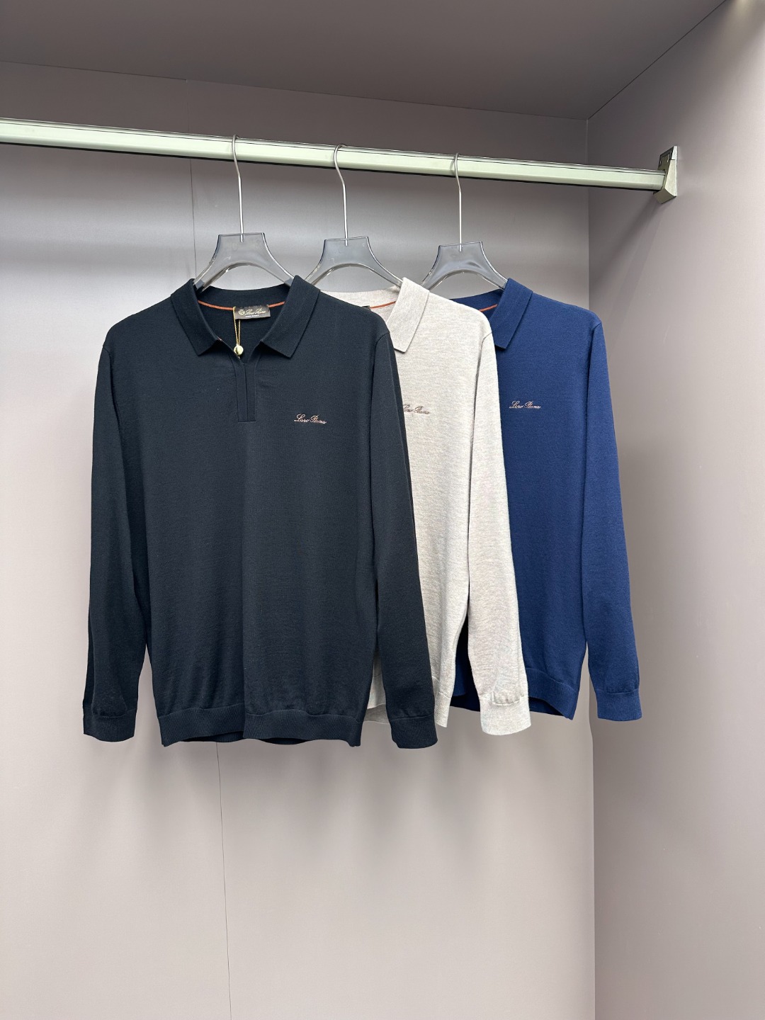 NO:626803,[New Product] Products from trading company channels, from a well-known family, pure blood quality, original Italian factory, new product in early autumn 2025!  A high-end favorite!  !  Lo*o  Pi*na men's high-end business casual seagull collar wool blended sweater. A high-end luxury and platinum-level classic basic sweater. The overall design perfectly integrates Italian aesthetics and inherits the simple genes of the LP family. It takes a minimalist route, is both solemn and harmonious, and is in line with modern urban aesthetics. Customers  The top luxury worsted wool fabric from Italy is made from the top quality Merino wool from Australia. The fabric has first-class properties, extremely high fiber coefficient, light texture and elasticity. It feels extremely soft and delicate, has excellent skin-friendliness, no thorny feeling, has both comfort and breathability, and is also superior in warmth retention!  The upper body effect is first-class, with a unique seagull collar design and brand logo embroidery design on the chest. It is high-end, fashionable and elegant. The color scheme is simple, light and versatile. Each color can interpret a unique styling effect. It is a sweater that highlights temperament and taste. It is perfect for both business and leisure for urban high-end elites!  Color Black Camel Navy Size 48 50 52 54 56 Size data Size 48: Shoulder width 44cmcm - Bust 98cm - Sleeve length 61cm - Clothing length 66cm Size 50: Shoulder width 45cmcm - Bust 102cm - Sleeve length 62cm - Clothing length 67cm  Size 52: Shoulder width 46cmcm - Bust 106cm - Sleeve length 63cm - Clothing length 68cm Code 54: Shoulder width 47cmcm - Bust 110cm - Sleeve length 64cm - Clothing length 69cm Size 56: Shoulder width 48cmcm - Bust 114cm - Sleeve length 65cm - Clothing length 70cm,,loro piana,sweaters,alexander wang19860909【新品】贸易公司渠道货,系出名门,纯正血统品质,意大利原厂出品,2025早秋新品！高级心水之物！！Lo*o Pi*na男士高端商务休闲海鸥领羊毛混纺针织衫羊毛衫.高端奢华且白金级的一款经典基础款毛衣,通体的设计完美融合意式美学,且传承了LP家族的简洁基因,走极简主义的路线,亦庄亦谐,符合现代都市审美.客供意大利顶级奢华精纺羊毛面料,甄选澳洲顶级上乘美丽诺羊毛制作,面料属性一流,纤维系数极高,质地轻盈且富有弹性,手感极其柔糯细腻,亲肤性极佳,无任何扎刺感,舒适度与透气性兼备,同时保暖性方面亦优越！上身效果一流,别致海鸥领设计,胸前品牌标识刺绣设计,高级时髦且优雅,配色简约轻熟百搭,每色都可诠释出别具一格的造型效果,非常凸显气质和品位的一款针织衫,都市高端精英小资商务与休闲完美兼备！ 颜色黑色 驼色 藏青色 尺码48 50 52 54 56 尺码数据 48码:肩宽44cmcm-胸围98cm-袖长61cm-衣长66cm 50码:肩宽45cmcm-胸围102cm-袖长62cm-衣长67cm 52码:肩宽46cmcm-胸围106cm-袖长63cm-衣长68cm 54码:肩宽47cmcm-胸围110cm-袖长64cm-衣长69cm 56码:肩宽48cmcm-胸围114cm-袖长65cm-衣长70cm,,loro piana,sweaters,alexander wang,Men's clothing